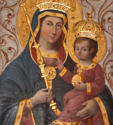 Zdjęcie nr 1: Obraz w formie stojącego prostokąta. Maria ukazana w półpostaci, zwrócona w trzech czwartych w lewo. W prawej, ugiętej ręce trzyma berło, lewą podtrzymuje Dzieciątko. Twarz ma owalną, o łagodnych rysach, migdałowatych oczach, długim nosie i pełnych ustach, okoloną jasnobrązowymi włosami. Ubrana jest w jasnoczerwoną suknię ze złoconymi lamówkami oraz granatowy maforion z czerwoną podszewką i złoconą lamówką zarzucony na głowę i ramiona, zapięty na piersi okrągłą klamrą. Dzieciątko ukazane w pozycji siedzącej, skierowane w trzech czwartych w prawo, z wysuniętą lewą nogą. Prawą rękę unosi w geście błogosławieństwa, lewą trzyma jabłko królewskie. Twarz ma kwadratową, o pełnych policzkach, dużych, migdałowatych oczach, małym nosie i pełnych ustach, okoloną krótkimi, brązowymi włosami. Ubrane jest w jasnoczerwoną tunikę ze złoconymi lamówkami, na stopach ma sandały. Maria i Dzieciątko mają na głowach zamknięte korony, a wokół nich nimby. Postacie ukazane są na srebrzonym tle wypełnionym wicią roślinną. Korony i berło rzeźbione są w drewnie, nałożone na płótno.