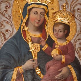 Zdjęcie nr 1: Obraz w formie stojącego prostokąta. Maria ukazana w półpostaci, zwrócona w trzech czwartych w lewo. W prawej, ugiętej ręce trzyma berło, lewą podtrzymuje Dzieciątko. Twarz ma owalną, o łagodnych rysach, migdałowatych oczach, długim nosie i pełnych ustach, okoloną jasnobrązowymi włosami. Ubrana jest w jasnoczerwoną suknię ze złoconymi lamówkami oraz granatowy maforion z czerwoną podszewką i złoconą lamówką zarzucony na głowę i ramiona, zapięty na piersi okrągłą klamrą. Dzieciątko ukazane w pozycji siedzącej, skierowane w trzech czwartych w prawo, z wysuniętą lewą nogą. Prawą rękę unosi w geście błogosławieństwa, lewą trzyma jabłko królewskie. Twarz ma kwadratową, o pełnych policzkach, dużych, migdałowatych oczach, małym nosie i pełnych ustach, okoloną krótkimi, brązowymi włosami. Ubrane jest w jasnoczerwoną tunikę ze złoconymi lamówkami, na stopach ma sandały. Maria i Dzieciątko mają na głowach zamknięte korony, a wokół nich nimby. Postacie ukazane są na srebrzonym tle wypełnionym wicią roślinną. Korony i berło rzeźbione są w drewnie, nałożone na płótno.