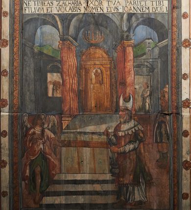 Zdjęcie nr 38: Polichromia ścienna prezbiterium pokrywa wszystkie ściany oraz strop tej części świątyni. 

Polichromia ścienna stropu
Strop zdobiony jest malowanymi kasetonami, w których umieszczone są rozety na różnokolorowych tłach. W centrum ukazane są dwie prostokątne kompozycje, ujęte w ornamentalne ramy. Od wschodu znajduje się Zwiastowanie Zachariaszowi, powyżej inskrypcja: „NE TIMEAS ZACHARIA VXOR TVA PARIET TIBI / FILIVM ET VOCABIS NOMEN EIVS IOANNEM LUCAE 1”. W drugiej kompozycji przedstawiono Nawiedzenie z Najświętszej Marii Panny ze św. Zachariaszem i św. Józefem, powyżej inskrypcja: „EXVLTAVIT IN GAVDIO INFANS IN VTERO MEO LUCAE 1”. 

Polichromia ścienna ścian prezbiterium
Dekoracje ścian o formie pasowej. W dolnej kondygnacji malowane iluzjonistycznie portrety świętych węgierskich w ornamentalnych ramach. Postacie ukazane do wysokości kolan, zwrócone trzy czwarte z odpowiednimi im atrybutami w dłoniach. Portrety opatrzone u góry łacińskimi opisami. Na ścianie północnej galerię otwiera wizerunek króla Stefana z napisem: „S(ANCTVS) STEPHANVS REX VNGARIAE, REGNVM SVVM DEIPARAE / DONAVIT OBIIT. 1038. 20 AVG(VSTVS) SEP. ALBERE 9.”. Następnie ukazani są kolejno: św. Emeryk „S(ANCTVS) EMERIGVS DVX VNGARIAE VT VIRGO MANERET, / A. CAELO PERSVASVS OBIIT. 1032. 5 nou. Sen. Albdvewas”, św. Władysław: „S(ANCTVS) LADISLAVS REX UNGARIAE ROSARIO ENSI OBVO/LUTO PVGNARE SOLITVS OBIIT 1097. 27.  iun. Sep. varad.”. Po drugiej stronie prezbiterium umieszczone są cztery obrazy świętych o tych samych wymiarach, również opatrzone napisami. Od lewej strony kolejno: św. Salomon „S(ANCTVS) SALOMON REX VNGARIAE DEIN EREMITA VITAE / AVSTERITATE FLORVIT OBIIT 1077. 28. Sept. Sep. Pold. in Idria”, św. Kazimierz: „S(ANCTVS) CASIMIRVS ELECTVS REX VNGARIAE AMORE / SARVANDAE VIRGINITATIS OBIIT 1484 4. MARTII.”, św. Dawid: „S(ANTCVS) DAVID REX SCOTIAE, FILIVS S(ANCTA) MARGA/RITAE VNGARA MATRE NATAE OBIIT 1153”, św. Ludwik: „S(SANCTVS) LVDOVICVS TOLOSANVS EP. E MARIA / REGIS VNG. FILIA NATVS OBIIT 1297 19 Aug(ustvs)”. Cykl ten kończy przy ścianie tęczowej przedstawienie św. Gintera „S(ANCVS) GVNTHERVS EREM. S(ANCTVS) STEPHANI REGIS / VNGARIAE COGNATVS OBIIT 1045 9. oct.”. Dodatkowo w obrazy wpisane są zacheuszki w formie równoramiennych krzyży ujętych w medaliony utworzone z wieńca. W zamknięciu prezbiterium przedstawienia diabłów, a od zachodu pod amboną czyściec.

Kondygnacja druga o podziałach architektonicznych u dołu wydzielona cokołem, dekorowanym złotymi girlandami na czarnym tle. Prostokątne pola wydzielone za pomocą malowanych iluzjonistycznie kolumn korynckich dźwigających architraw zdobiony stylizowanym kimationem jońskim. Powyżej fryz wypełniony wicią akantową, pomiędzy którą wplecione są kartusze z przedstawieniami świętych. W polach, pomiędzy kolumnami wielofigurowe kompozycje ze scenami z życia św. Jana Chrzciciela: Głos wołającego na pustyni „TV QVIS ES VOX CLAMANTIS IN DESERTO IOANN(IS) 1.”, Oto Baranek Boży „ECCE AGNVS DEI ECCE QVI TOLLIT PECCATVM MVNDI IOANN. IMÕ.”, Chrzest Jezusa w Jordanie „IESVS BAPTISTAVS EST A IONNE IN IORDANE MARCI. 1.”, Św. Jan Chrzciciel napomina Heroda „DICEBAT IOANNES HERODI NON LICET TIBI HABERE VXOREM FRATRIS TVI. MARCI 6,19.”, Św. Maria Magdalena pokutująca na pustyni, Św. Jan Chrzciciel na pustyni, Św. Jan Chrzciciel wtrącony do więzienia „HERODES TENVIT IONNEM ET VINXIT EVM IN CARCERE MAR 67o”, Kat podaje głowę św. Jana Chrzciciela Salome „DECOLLAVIT EVM IN CARCERE ET DEDIT CAPVT PVELLAE MAR.6.(?)”, Uczta Heroda „HERODES NATALIS SVI COENAM FECIT PRINCIPIBVS MAR. 6 10.”, Salome podaje głowę św. Jana Chrzciciela matce „CAPVT EIVS PVELLA DEDIT MATRI SVE M. 61”. 

W ostatniej, trzeciej strefie, umieszczonej w partii fryzu znajdują się medaliony. Na ścianie tęczowej, następnie na ścianie północnej i południowej ukazani są kolejno: św. Maciej „SA[N]CTVS / MATTHIAS”, Chrystus „IESVS / CHRISTVS”, św. Piotr „SANCTVS / PETRVS”, św. Szymon „SANCTVS / SIMON”, św. Andrzej „SANCTVS / ANDREAS”, św. Jakub Większy „S(ANCTVS) IACOBI / MAIORI”, św. Jan „(?)”, św. Filip „(?)”, św. Bartłomiej „SANCTVS / BARTHOLO/MAVS”, św. Tomasz „SANCTVS / THOMAS”, św. Mateusz „SANCTVS / MATTHAEVS”, św. Jakub Mniejszy „S(ANCTVS) IACOBVS / MINOR” i św. Juda Tadeusz „S(ANCVS) IVDA / THADEVS” na ścianie tęczowej od południa. Na belce tęczowej, od strony prezbiterium w wieńcu laurowym napis: „PICTVM / A[NNO] D[OMINI] 1711”.