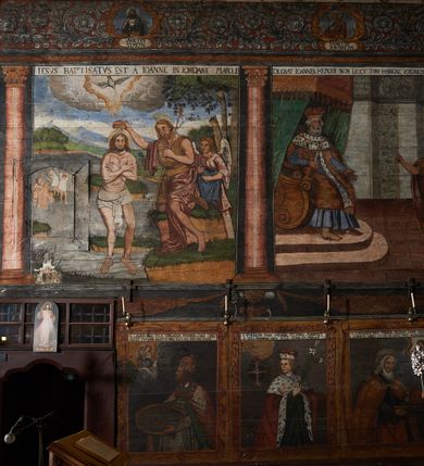 Zdjęcie nr 40: Polichromia ścienna prezbiterium pokrywa wszystkie ściany oraz strop tej części świątyni. 

Polichromia ścienna stropu
Strop zdobiony jest malowanymi kasetonami, w których umieszczone są rozety na różnokolorowych tłach. W centrum ukazane są dwie prostokątne kompozycje, ujęte w ornamentalne ramy. Od wschodu znajduje się Zwiastowanie Zachariaszowi, powyżej inskrypcja: „NE TIMEAS ZACHARIA VXOR TVA PARIET TIBI / FILIVM ET VOCABIS NOMEN EIVS IOANNEM LUCAE 1”. W drugiej kompozycji przedstawiono Nawiedzenie z Najświętszej Marii Panny ze św. Zachariaszem i św. Józefem, powyżej inskrypcja: „EXVLTAVIT IN GAVDIO INFANS IN VTERO MEO LUCAE 1”. 

Polichromia ścienna ścian prezbiterium
Dekoracje ścian o formie pasowej. W dolnej kondygnacji malowane iluzjonistycznie portrety świętych węgierskich w ornamentalnych ramach. Postacie ukazane do wysokości kolan, zwrócone trzy czwarte z odpowiednimi im atrybutami w dłoniach. Portrety opatrzone u góry łacińskimi opisami. Na ścianie północnej galerię otwiera wizerunek króla Stefana z napisem: „S(ANCTVS) STEPHANVS REX VNGARIAE, REGNVM SVVM DEIPARAE / DONAVIT OBIIT. 1038. 20 AVG(VSTVS) SEP. ALBERE 9.”. Następnie ukazani są kolejno: św. Emeryk „S(ANCTVS) EMERIGVS DVX VNGARIAE VT VIRGO MANERET, / A. CAELO PERSVASVS OBIIT. 1032. 5 nou. Sen. Albdvewas”, św. Władysław: „S(ANCTVS) LADISLAVS REX UNGARIAE ROSARIO ENSI OBVO/LUTO PVGNARE SOLITVS OBIIT 1097. 27.  iun. Sep. varad.”. Po drugiej stronie prezbiterium umieszczone są cztery obrazy świętych o tych samych wymiarach, również opatrzone napisami. Od lewej strony kolejno: św. Salomon „S(ANCTVS) SALOMON REX VNGARIAE DEIN EREMITA VITAE / AVSTERITATE FLORVIT OBIIT 1077. 28. Sept. Sep. Pold. in Idria”, św. Kazimierz: „S(ANCTVS) CASIMIRVS ELECTVS REX VNGARIAE AMORE / SARVANDAE VIRGINITATIS OBIIT 1484 4. MARTII.”, św. Dawid: „S(ANTCVS) DAVID REX SCOTIAE, FILIVS S(ANCTA) MARGA/RITAE VNGARA MATRE NATAE OBIIT 1153”, św. Ludwik: „S(SANCTVS) LVDOVICVS TOLOSANVS EP. E MARIA / REGIS VNG. FILIA NATVS OBIIT 1297 19 Aug(ustvs)”. Cykl ten kończy przy ścianie tęczowej przedstawienie św. Gintera „S(ANCVS) GVNTHERVS EREM. S(ANCTVS) STEPHANI REGIS / VNGARIAE COGNATVS OBIIT 1045 9. oct.”. Dodatkowo w obrazy wpisane są zacheuszki w formie równoramiennych krzyży ujętych w medaliony utworzone z wieńca. W zamknięciu prezbiterium przedstawienia diabłów, a od zachodu pod amboną czyściec.

Kondygnacja druga o podziałach architektonicznych u dołu wydzielona cokołem, dekorowanym złotymi girlandami na czarnym tle. Prostokątne pola wydzielone za pomocą malowanych iluzjonistycznie kolumn korynckich dźwigających architraw zdobiony stylizowanym kimationem jońskim. Powyżej fryz wypełniony wicią akantową, pomiędzy którą wplecione są kartusze z przedstawieniami świętych. W polach, pomiędzy kolumnami wielofigurowe kompozycje ze scenami z życia św. Jana Chrzciciela: Głos wołającego na pustyni „TV QVIS ES VOX CLAMANTIS IN DESERTO IOANN(IS) 1.”, Oto Baranek Boży „ECCE AGNVS DEI ECCE QVI TOLLIT PECCATVM MVNDI IOANN. IMÕ.”, Chrzest Jezusa w Jordanie „IESVS BAPTISTAVS EST A IONNE IN IORDANE MARCI. 1.”, Św. Jan Chrzciciel napomina Heroda „DICEBAT IOANNES HERODI NON LICET TIBI HABERE VXOREM FRATRIS TVI. MARCI 6,19.”, Św. Maria Magdalena pokutująca na pustyni, Św. Jan Chrzciciel na pustyni, Św. Jan Chrzciciel wtrącony do więzienia „HERODES TENVIT IONNEM ET VINXIT EVM IN CARCERE MAR 67o”, Kat podaje głowę św. Jana Chrzciciela Salome „DECOLLAVIT EVM IN CARCERE ET DEDIT CAPVT PVELLAE MAR.6.(?)”, Uczta Heroda „HERODES NATALIS SVI COENAM FECIT PRINCIPIBVS MAR. 6 10.”, Salome podaje głowę św. Jana Chrzciciela matce „CAPVT EIVS PVELLA DEDIT MATRI SVE M. 61”. 

W ostatniej, trzeciej strefie, umieszczonej w partii fryzu znajdują się medaliony. Na ścianie tęczowej, następnie na ścianie północnej i południowej ukazani są kolejno: św. Maciej „SA[N]CTVS / MATTHIAS”, Chrystus „IESVS / CHRISTVS”, św. Piotr „SANCTVS / PETRVS”, św. Szymon „SANCTVS / SIMON”, św. Andrzej „SANCTVS / ANDREAS”, św. Jakub Większy „S(ANCTVS) IACOBI / MAIORI”, św. Jan „(?)”, św. Filip „(?)”, św. Bartłomiej „SANCTVS / BARTHOLO/MAVS”, św. Tomasz „SANCTVS / THOMAS”, św. Mateusz „SANCTVS / MATTHAEVS”, św. Jakub Mniejszy „S(ANCTVS) IACOBVS / MINOR” i św. Juda Tadeusz „S(ANCVS) IVDA / THADEVS” na ścianie tęczowej od południa. Na belce tęczowej, od strony prezbiterium w wieńcu laurowym napis: „PICTVM / A[NNO] D[OMINI] 1711”.