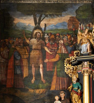 Zdjęcie nr 47: Polichromia ścienna prezbiterium pokrywa wszystkie ściany oraz strop tej części świątyni. 

Polichromia ścienna stropu
Strop zdobiony jest malowanymi kasetonami, w których umieszczone są rozety na różnokolorowych tłach. W centrum ukazane są dwie prostokątne kompozycje, ujęte w ornamentalne ramy. Od wschodu znajduje się Zwiastowanie Zachariaszowi, powyżej inskrypcja: „NE TIMEAS ZACHARIA VXOR TVA PARIET TIBI / FILIVM ET VOCABIS NOMEN EIVS IOANNEM LUCAE 1”. W drugiej kompozycji przedstawiono Nawiedzenie z Najświętszej Marii Panny ze św. Zachariaszem i św. Józefem, powyżej inskrypcja: „EXVLTAVIT IN GAVDIO INFANS IN VTERO MEO LUCAE 1”. 

Polichromia ścienna ścian prezbiterium
Dekoracje ścian o formie pasowej. W dolnej kondygnacji malowane iluzjonistycznie portrety świętych węgierskich w ornamentalnych ramach. Postacie ukazane do wysokości kolan, zwrócone trzy czwarte z odpowiednimi im atrybutami w dłoniach. Portrety opatrzone u góry łacińskimi opisami. Na ścianie północnej galerię otwiera wizerunek króla Stefana z napisem: „S(ANCTVS) STEPHANVS REX VNGARIAE, REGNVM SVVM DEIPARAE / DONAVIT OBIIT. 1038. 20 AVG(VSTVS) SEP. ALBERE 9.”. Następnie ukazani są kolejno: św. Emeryk „S(ANCTVS) EMERIGVS DVX VNGARIAE VT VIRGO MANERET, / A. CAELO PERSVASVS OBIIT. 1032. 5 nou. Sen. Albdvewas”, św. Władysław: „S(ANCTVS) LADISLAVS REX UNGARIAE ROSARIO ENSI OBVO/LUTO PVGNARE SOLITVS OBIIT 1097. 27.  iun. Sep. varad.”. Po drugiej stronie prezbiterium umieszczone są cztery obrazy świętych o tych samych wymiarach, również opatrzone napisami. Od lewej strony kolejno: św. Salomon „S(ANCTVS) SALOMON REX VNGARIAE DEIN EREMITA VITAE / AVSTERITATE FLORVIT OBIIT 1077. 28. Sept. Sep. Pold. in Idria”, św. Kazimierz: „S(ANCTVS) CASIMIRVS ELECTVS REX VNGARIAE AMORE / SARVANDAE VIRGINITATIS OBIIT 1484 4. MARTII.”, św. Dawid: „S(ANTCVS) DAVID REX SCOTIAE, FILIVS S(ANCTA) MARGA/RITAE VNGARA MATRE NATAE OBIIT 1153”, św. Ludwik: „S(SANCTVS) LVDOVICVS TOLOSANVS EP. E MARIA / REGIS VNG. FILIA NATVS OBIIT 1297 19 Aug(ustvs)”. Cykl ten kończy przy ścianie tęczowej przedstawienie św. Gintera „S(ANCVS) GVNTHERVS EREM. S(ANCTVS) STEPHANI REGIS / VNGARIAE COGNATVS OBIIT 1045 9. oct.”. Dodatkowo w obrazy wpisane są zacheuszki w formie równoramiennych krzyży ujętych w medaliony utworzone z wieńca. W zamknięciu prezbiterium przedstawienia diabłów, a od zachodu pod amboną czyściec.

Kondygnacja druga o podziałach architektonicznych u dołu wydzielona cokołem, dekorowanym złotymi girlandami na czarnym tle. Prostokątne pola wydzielone za pomocą malowanych iluzjonistycznie kolumn korynckich dźwigających architraw zdobiony stylizowanym kimationem jońskim. Powyżej fryz wypełniony wicią akantową, pomiędzy którą wplecione są kartusze z przedstawieniami świętych. W polach, pomiędzy kolumnami wielofigurowe kompozycje ze scenami z życia św. Jana Chrzciciela: Głos wołającego na pustyni „TV QVIS ES VOX CLAMANTIS IN DESERTO IOANN(IS) 1.”, Oto Baranek Boży „ECCE AGNVS DEI ECCE QVI TOLLIT PECCATVM MVNDI IOANN. IMÕ.”, Chrzest Jezusa w Jordanie „IESVS BAPTISTAVS EST A IONNE IN IORDANE MARCI. 1.”, Św. Jan Chrzciciel napomina Heroda „DICEBAT IOANNES HERODI NON LICET TIBI HABERE VXOREM FRATRIS TVI. MARCI 6,19.”, Św. Maria Magdalena pokutująca na pustyni, Św. Jan Chrzciciel na pustyni, Św. Jan Chrzciciel wtrącony do więzienia „HERODES TENVIT IONNEM ET VINXIT EVM IN CARCERE MAR 67o”, Kat podaje głowę św. Jana Chrzciciela Salome „DECOLLAVIT EVM IN CARCERE ET DEDIT CAPVT PVELLAE MAR.6.(?)”, Uczta Heroda „HERODES NATALIS SVI COENAM FECIT PRINCIPIBVS MAR. 6 10.”, Salome podaje głowę św. Jana Chrzciciela matce „CAPVT EIVS PVELLA DEDIT MATRI SVE M. 61”. 

W ostatniej, trzeciej strefie, umieszczonej w partii fryzu znajdują się medaliony. Na ścianie tęczowej, następnie na ścianie północnej i południowej ukazani są kolejno: św. Maciej „SA[N]CTVS / MATTHIAS”, Chrystus „IESVS / CHRISTVS”, św. Piotr „SANCTVS / PETRVS”, św. Szymon „SANCTVS / SIMON”, św. Andrzej „SANCTVS / ANDREAS”, św. Jakub Większy „S(ANCTVS) IACOBI / MAIORI”, św. Jan „(?)”, św. Filip „(?)”, św. Bartłomiej „SANCTVS / BARTHOLO/MAVS”, św. Tomasz „SANCTVS / THOMAS”, św. Mateusz „SANCTVS / MATTHAEVS”, św. Jakub Mniejszy „S(ANCTVS) IACOBVS / MINOR” i św. Juda Tadeusz „S(ANCVS) IVDA / THADEVS” na ścianie tęczowej od południa. Na belce tęczowej, od strony prezbiterium w wieńcu laurowym napis: „PICTVM / A[NNO] D[OMINI] 1711”.