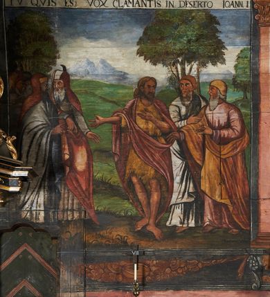 Zdjęcie nr 55: Polichromia ścienna prezbiterium pokrywa wszystkie ściany oraz strop tej części świątyni. 

Polichromia ścienna stropu
Strop zdobiony jest malowanymi kasetonami, w których umieszczone są rozety na różnokolorowych tłach. W centrum ukazane są dwie prostokątne kompozycje, ujęte w ornamentalne ramy. Od wschodu znajduje się Zwiastowanie Zachariaszowi, powyżej inskrypcja: „NE TIMEAS ZACHARIA VXOR TVA PARIET TIBI / FILIVM ET VOCABIS NOMEN EIVS IOANNEM LUCAE 1”. W drugiej kompozycji przedstawiono Nawiedzenie z Najświętszej Marii Panny ze św. Zachariaszem i św. Józefem, powyżej inskrypcja: „EXVLTAVIT IN GAVDIO INFANS IN VTERO MEO LUCAE 1”. 

Polichromia ścienna ścian prezbiterium
Dekoracje ścian o formie pasowej. W dolnej kondygnacji malowane iluzjonistycznie portrety świętych węgierskich w ornamentalnych ramach. Postacie ukazane do wysokości kolan, zwrócone trzy czwarte z odpowiednimi im atrybutami w dłoniach. Portrety opatrzone u góry łacińskimi opisami. Na ścianie północnej galerię otwiera wizerunek króla Stefana z napisem: „S(ANCTVS) STEPHANVS REX VNGARIAE, REGNVM SVVM DEIPARAE / DONAVIT OBIIT. 1038. 20 AVG(VSTVS) SEP. ALBERE 9.”. Następnie ukazani są kolejno: św. Emeryk „S(ANCTVS) EMERIGVS DVX VNGARIAE VT VIRGO MANERET, / A. CAELO PERSVASVS OBIIT. 1032. 5 nou. Sen. Albdvewas”, św. Władysław: „S(ANCTVS) LADISLAVS REX UNGARIAE ROSARIO ENSI OBVO/LUTO PVGNARE SOLITVS OBIIT 1097. 27.  iun. Sep. varad.”. Po drugiej stronie prezbiterium umieszczone są cztery obrazy świętych o tych samych wymiarach, również opatrzone napisami. Od lewej strony kolejno: św. Salomon „S(ANCTVS) SALOMON REX VNGARIAE DEIN EREMITA VITAE / AVSTERITATE FLORVIT OBIIT 1077. 28. Sept. Sep. Pold. in Idria”, św. Kazimierz: „S(ANCTVS) CASIMIRVS ELECTVS REX VNGARIAE AMORE / SARVANDAE VIRGINITATIS OBIIT 1484 4. MARTII.”, św. Dawid: „S(ANTCVS) DAVID REX SCOTIAE, FILIVS S(ANCTA) MARGA/RITAE VNGARA MATRE NATAE OBIIT 1153”, św. Ludwik: „S(SANCTVS) LVDOVICVS TOLOSANVS EP. E MARIA / REGIS VNG. FILIA NATVS OBIIT 1297 19 Aug(ustvs)”. Cykl ten kończy przy ścianie tęczowej przedstawienie św. Gintera „S(ANCVS) GVNTHERVS EREM. S(ANCTVS) STEPHANI REGIS / VNGARIAE COGNATVS OBIIT 1045 9. oct.”. Dodatkowo w obrazy wpisane są zacheuszki w formie równoramiennych krzyży ujętych w medaliony utworzone z wieńca. W zamknięciu prezbiterium przedstawienia diabłów, a od zachodu pod amboną czyściec.

Kondygnacja druga o podziałach architektonicznych u dołu wydzielona cokołem, dekorowanym złotymi girlandami na czarnym tle. Prostokątne pola wydzielone za pomocą malowanych iluzjonistycznie kolumn korynckich dźwigających architraw zdobiony stylizowanym kimationem jońskim. Powyżej fryz wypełniony wicią akantową, pomiędzy którą wplecione są kartusze z przedstawieniami świętych. W polach, pomiędzy kolumnami wielofigurowe kompozycje ze scenami z życia św. Jana Chrzciciela: Głos wołającego na pustyni „TV QVIS ES VOX CLAMANTIS IN DESERTO IOANN(IS) 1.”, Oto Baranek Boży „ECCE AGNVS DEI ECCE QVI TOLLIT PECCATVM MVNDI IOANN. IMÕ.”, Chrzest Jezusa w Jordanie „IESVS BAPTISTAVS EST A IONNE IN IORDANE MARCI. 1.”, Św. Jan Chrzciciel napomina Heroda „DICEBAT IOANNES HERODI NON LICET TIBI HABERE VXOREM FRATRIS TVI. MARCI 6,19.”, Św. Maria Magdalena pokutująca na pustyni, Św. Jan Chrzciciel na pustyni, Św. Jan Chrzciciel wtrącony do więzienia „HERODES TENVIT IONNEM ET VINXIT EVM IN CARCERE MAR 67o”, Kat podaje głowę św. Jana Chrzciciela Salome „DECOLLAVIT EVM IN CARCERE ET DEDIT CAPVT PVELLAE MAR.6.(?)”, Uczta Heroda „HERODES NATALIS SVI COENAM FECIT PRINCIPIBVS MAR. 6 10.”, Salome podaje głowę św. Jana Chrzciciela matce „CAPVT EIVS PVELLA DEDIT MATRI SVE M. 61”. 

W ostatniej, trzeciej strefie, umieszczonej w partii fryzu znajdują się medaliony. Na ścianie tęczowej, następnie na ścianie północnej i południowej ukazani są kolejno: św. Maciej „SA[N]CTVS / MATTHIAS”, Chrystus „IESVS / CHRISTVS”, św. Piotr „SANCTVS / PETRVS”, św. Szymon „SANCTVS / SIMON”, św. Andrzej „SANCTVS / ANDREAS”, św. Jakub Większy „S(ANCTVS) IACOBI / MAIORI”, św. Jan „(?)”, św. Filip „(?)”, św. Bartłomiej „SANCTVS / BARTHOLO/MAVS”, św. Tomasz „SANCTVS / THOMAS”, św. Mateusz „SANCTVS / MATTHAEVS”, św. Jakub Mniejszy „S(ANCTVS) IACOBVS / MINOR” i św. Juda Tadeusz „S(ANCVS) IVDA / THADEVS” na ścianie tęczowej od południa. Na belce tęczowej, od strony prezbiterium w wieńcu laurowym napis: „PICTVM / A[NNO] D[OMINI] 1711”.