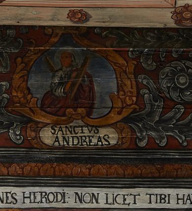 Zdjęcie nr 13: Polichromia ścienna prezbiterium pokrywa wszystkie ściany oraz strop tej części świątyni. 

Polichromia ścienna stropu
Strop zdobiony jest malowanymi kasetonami, w których umieszczone są rozety na różnokolorowych tłach. W centrum ukazane są dwie prostokątne kompozycje, ujęte w ornamentalne ramy. Od wschodu znajduje się Zwiastowanie Zachariaszowi, powyżej inskrypcja: „NE TIMEAS ZACHARIA VXOR TVA PARIET TIBI / FILIVM ET VOCABIS NOMEN EIVS IOANNEM LUCAE 1”. W drugiej kompozycji przedstawiono Nawiedzenie z Najświętszej Marii Panny ze św. Zachariaszem i św. Józefem, powyżej inskrypcja: „EXVLTAVIT IN GAVDIO INFANS IN VTERO MEO LUCAE 1”. 

Polichromia ścienna ścian prezbiterium
Dekoracje ścian o formie pasowej. W dolnej kondygnacji malowane iluzjonistycznie portrety świętych węgierskich w ornamentalnych ramach. Postacie ukazane do wysokości kolan, zwrócone trzy czwarte z odpowiednimi im atrybutami w dłoniach. Portrety opatrzone u góry łacińskimi opisami. Na ścianie północnej galerię otwiera wizerunek króla Stefana z napisem: „S(ANCTVS) STEPHANVS REX VNGARIAE, REGNVM SVVM DEIPARAE / DONAVIT OBIIT. 1038. 20 AVG(VSTVS) SEP. ALBERE 9.”. Następnie ukazani są kolejno: św. Emeryk „S(ANCTVS) EMERIGVS DVX VNGARIAE VT VIRGO MANERET, / A. CAELO PERSVASVS OBIIT. 1032. 5 nou. Sen. Albdvewas”, św. Władysław: „S(ANCTVS) LADISLAVS REX UNGARIAE ROSARIO ENSI OBVO/LUTO PVGNARE SOLITVS OBIIT 1097. 27.  iun. Sep. varad.”. Po drugiej stronie prezbiterium umieszczone są cztery obrazy świętych o tych samych wymiarach, również opatrzone napisami. Od lewej strony kolejno: św. Salomon „S(ANCTVS) SALOMON REX VNGARIAE DEIN EREMITA VITAE / AVSTERITATE FLORVIT OBIIT 1077. 28. Sept. Sep. Pold. in Idria”, św. Kazimierz: „S(ANCTVS) CASIMIRVS ELECTVS REX VNGARIAE AMORE / SARVANDAE VIRGINITATIS OBIIT 1484 4. MARTII.”, św. Dawid: „S(ANTCVS) DAVID REX SCOTIAE, FILIVS S(ANCTA) MARGA/RITAE VNGARA MATRE NATAE OBIIT 1153”, św. Ludwik: „S(SANCTVS) LVDOVICVS TOLOSANVS EP. E MARIA / REGIS VNG. FILIA NATVS OBIIT 1297 19 Aug(ustvs)”. Cykl ten kończy przy ścianie tęczowej przedstawienie św. Gintera „S(ANCVS) GVNTHERVS EREM. S(ANCTVS) STEPHANI REGIS / VNGARIAE COGNATVS OBIIT 1045 9. oct.”. Dodatkowo w obrazy wpisane są zacheuszki w formie równoramiennych krzyży ujętych w medaliony utworzone z wieńca. W zamknięciu prezbiterium przedstawienia diabłów, a od zachodu pod amboną czyściec.

Kondygnacja druga o podziałach architektonicznych u dołu wydzielona cokołem, dekorowanym złotymi girlandami na czarnym tle. Prostokątne pola wydzielone za pomocą malowanych iluzjonistycznie kolumn korynckich dźwigających architraw zdobiony stylizowanym kimationem jońskim. Powyżej fryz wypełniony wicią akantową, pomiędzy którą wplecione są kartusze z przedstawieniami świętych. W polach, pomiędzy kolumnami wielofigurowe kompozycje ze scenami z życia św. Jana Chrzciciela: Głos wołającego na pustyni „TV QVIS ES VOX CLAMANTIS IN DESERTO IOANN(IS) 1.”, Oto Baranek Boży „ECCE AGNVS DEI ECCE QVI TOLLIT PECCATVM MVNDI IOANN. IMÕ.”, Chrzest Jezusa w Jordanie „IESVS BAPTISTAVS EST A IONNE IN IORDANE MARCI. 1.”, Św. Jan Chrzciciel napomina Heroda „DICEBAT IOANNES HERODI NON LICET TIBI HABERE VXOREM FRATRIS TVI. MARCI 6,19.”, Św. Maria Magdalena pokutująca na pustyni, Św. Jan Chrzciciel na pustyni, Św. Jan Chrzciciel wtrącony do więzienia „HERODES TENVIT IONNEM ET VINXIT EVM IN CARCERE MAR 67o”, Kat podaje głowę św. Jana Chrzciciela Salome „DECOLLAVIT EVM IN CARCERE ET DEDIT CAPVT PVELLAE MAR.6.(?)”, Uczta Heroda „HERODES NATALIS SVI COENAM FECIT PRINCIPIBVS MAR. 6 10.”, Salome podaje głowę św. Jana Chrzciciela matce „CAPVT EIVS PVELLA DEDIT MATRI SVE M. 61”. 

W ostatniej, trzeciej strefie, umieszczonej w partii fryzu znajdują się medaliony. Na ścianie tęczowej, następnie na ścianie północnej i południowej ukazani są kolejno: św. Maciej „SA[N]CTVS / MATTHIAS”, Chrystus „IESVS / CHRISTVS”, św. Piotr „SANCTVS / PETRVS”, św. Szymon „SANCTVS / SIMON”, św. Andrzej „SANCTVS / ANDREAS”, św. Jakub Większy „S(ANCTVS) IACOBI / MAIORI”, św. Jan „(?)”, św. Filip „(?)”, św. Bartłomiej „SANCTVS / BARTHOLO/MAVS”, św. Tomasz „SANCTVS / THOMAS”, św. Mateusz „SANCTVS / MATTHAEVS”, św. Jakub Mniejszy „S(ANCTVS) IACOBVS / MINOR” i św. Juda Tadeusz „S(ANCVS) IVDA / THADEVS” na ścianie tęczowej od południa. Na belce tęczowej, od strony prezbiterium w wieńcu laurowym napis: „PICTVM / A[NNO] D[OMINI] 1711”.