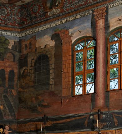 Zdjęcie nr 11: Polichromia ścienna prezbiterium pokrywa wszystkie ściany oraz strop tej części świątyni. 

Polichromia ścienna stropu
Strop zdobiony jest malowanymi kasetonami, w których umieszczone są rozety na różnokolorowych tłach. W centrum ukazane są dwie prostokątne kompozycje, ujęte w ornamentalne ramy. Od wschodu znajduje się Zwiastowanie Zachariaszowi, powyżej inskrypcja: „NE TIMEAS ZACHARIA VXOR TVA PARIET TIBI / FILIVM ET VOCABIS NOMEN EIVS IOANNEM LUCAE 1”. W drugiej kompozycji przedstawiono Nawiedzenie z Najświętszej Marii Panny ze św. Zachariaszem i św. Józefem, powyżej inskrypcja: „EXVLTAVIT IN GAVDIO INFANS IN VTERO MEO LUCAE 1”. 

Polichromia ścienna ścian prezbiterium
Dekoracje ścian o formie pasowej. W dolnej kondygnacji malowane iluzjonistycznie portrety świętych węgierskich w ornamentalnych ramach. Postacie ukazane do wysokości kolan, zwrócone trzy czwarte z odpowiednimi im atrybutami w dłoniach. Portrety opatrzone u góry łacińskimi opisami. Na ścianie północnej galerię otwiera wizerunek króla Stefana z napisem: „S(ANCTVS) STEPHANVS REX VNGARIAE, REGNVM SVVM DEIPARAE / DONAVIT OBIIT. 1038. 20 AVG(VSTVS) SEP. ALBERE 9.”. Następnie ukazani są kolejno: św. Emeryk „S(ANCTVS) EMERIGVS DVX VNGARIAE VT VIRGO MANERET, / A. CAELO PERSVASVS OBIIT. 1032. 5 nou. Sen. Albdvewas”, św. Władysław: „S(ANCTVS) LADISLAVS REX UNGARIAE ROSARIO ENSI OBVO/LUTO PVGNARE SOLITVS OBIIT 1097. 27.  iun. Sep. varad.”. Po drugiej stronie prezbiterium umieszczone są cztery obrazy świętych o tych samych wymiarach, również opatrzone napisami. Od lewej strony kolejno: św. Salomon „S(ANCTVS) SALOMON REX VNGARIAE DEIN EREMITA VITAE / AVSTERITATE FLORVIT OBIIT 1077. 28. Sept. Sep. Pold. in Idria”, św. Kazimierz: „S(ANCTVS) CASIMIRVS ELECTVS REX VNGARIAE AMORE / SARVANDAE VIRGINITATIS OBIIT 1484 4. MARTII.”, św. Dawid: „S(ANTCVS) DAVID REX SCOTIAE, FILIVS S(ANCTA) MARGA/RITAE VNGARA MATRE NATAE OBIIT 1153”, św. Ludwik: „S(SANCTVS) LVDOVICVS TOLOSANVS EP. E MARIA / REGIS VNG. FILIA NATVS OBIIT 1297 19 Aug(ustvs)”. Cykl ten kończy przy ścianie tęczowej przedstawienie św. Gintera „S(ANCVS) GVNTHERVS EREM. S(ANCTVS) STEPHANI REGIS / VNGARIAE COGNATVS OBIIT 1045 9. oct.”. Dodatkowo w obrazy wpisane są zacheuszki w formie równoramiennych krzyży ujętych w medaliony utworzone z wieńca. W zamknięciu prezbiterium przedstawienia diabłów, a od zachodu pod amboną czyściec.

Kondygnacja druga o podziałach architektonicznych u dołu wydzielona cokołem, dekorowanym złotymi girlandami na czarnym tle. Prostokątne pola wydzielone za pomocą malowanych iluzjonistycznie kolumn korynckich dźwigających architraw zdobiony stylizowanym kimationem jońskim. Powyżej fryz wypełniony wicią akantową, pomiędzy którą wplecione są kartusze z przedstawieniami świętych. W polach, pomiędzy kolumnami wielofigurowe kompozycje ze scenami z życia św. Jana Chrzciciela: Głos wołającego na pustyni „TV QVIS ES VOX CLAMANTIS IN DESERTO IOANN(IS) 1.”, Oto Baranek Boży „ECCE AGNVS DEI ECCE QVI TOLLIT PECCATVM MVNDI IOANN. IMÕ.”, Chrzest Jezusa w Jordanie „IESVS BAPTISTAVS EST A IONNE IN IORDANE MARCI. 1.”, Św. Jan Chrzciciel napomina Heroda „DICEBAT IOANNES HERODI NON LICET TIBI HABERE VXOREM FRATRIS TVI. MARCI 6,19.”, Św. Maria Magdalena pokutująca na pustyni, Św. Jan Chrzciciel na pustyni, Św. Jan Chrzciciel wtrącony do więzienia „HERODES TENVIT IONNEM ET VINXIT EVM IN CARCERE MAR 67o”, Kat podaje głowę św. Jana Chrzciciela Salome „DECOLLAVIT EVM IN CARCERE ET DEDIT CAPVT PVELLAE MAR.6.(?)”, Uczta Heroda „HERODES NATALIS SVI COENAM FECIT PRINCIPIBVS MAR. 6 10.”, Salome podaje głowę św. Jana Chrzciciela matce „CAPVT EIVS PVELLA DEDIT MATRI SVE M. 61”. 

W ostatniej, trzeciej strefie, umieszczonej w partii fryzu znajdują się medaliony. Na ścianie tęczowej, następnie na ścianie północnej i południowej ukazani są kolejno: św. Maciej „SA[N]CTVS / MATTHIAS”, Chrystus „IESVS / CHRISTVS”, św. Piotr „SANCTVS / PETRVS”, św. Szymon „SANCTVS / SIMON”, św. Andrzej „SANCTVS / ANDREAS”, św. Jakub Większy „S(ANCTVS) IACOBI / MAIORI”, św. Jan „(?)”, św. Filip „(?)”, św. Bartłomiej „SANCTVS / BARTHOLO/MAVS”, św. Tomasz „SANCTVS / THOMAS”, św. Mateusz „SANCTVS / MATTHAEVS”, św. Jakub Mniejszy „S(ANCTVS) IACOBVS / MINOR” i św. Juda Tadeusz „S(ANCVS) IVDA / THADEVS” na ścianie tęczowej od południa. Na belce tęczowej, od strony prezbiterium w wieńcu laurowym napis: „PICTVM / A[NNO] D[OMINI] 1711”.