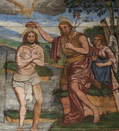 Zdjęcie nr 17: Polichromia ścienna prezbiterium pokrywa wszystkie ściany oraz strop tej części świątyni. 

Polichromia ścienna stropu
Strop zdobiony jest malowanymi kasetonami, w których umieszczone są rozety na różnokolorowych tłach. W centrum ukazane są dwie prostokątne kompozycje, ujęte w ornamentalne ramy. Od wschodu znajduje się Zwiastowanie Zachariaszowi, powyżej inskrypcja: „NE TIMEAS ZACHARIA VXOR TVA PARIET TIBI / FILIVM ET VOCABIS NOMEN EIVS IOANNEM LUCAE 1”. W drugiej kompozycji przedstawiono Nawiedzenie z Najświętszej Marii Panny ze św. Zachariaszem i św. Józefem, powyżej inskrypcja: „EXVLTAVIT IN GAVDIO INFANS IN VTERO MEO LUCAE 1”. 

Polichromia ścienna ścian prezbiterium
Dekoracje ścian o formie pasowej. W dolnej kondygnacji malowane iluzjonistycznie portrety świętych węgierskich w ornamentalnych ramach. Postacie ukazane do wysokości kolan, zwrócone trzy czwarte z odpowiednimi im atrybutami w dłoniach. Portrety opatrzone u góry łacińskimi opisami. Na ścianie północnej galerię otwiera wizerunek króla Stefana z napisem: „S(ANCTVS) STEPHANVS REX VNGARIAE, REGNVM SVVM DEIPARAE / DONAVIT OBIIT. 1038. 20 AVG(VSTVS) SEP. ALBERE 9.”. Następnie ukazani są kolejno: św. Emeryk „S(ANCTVS) EMERIGVS DVX VNGARIAE VT VIRGO MANERET, / A. CAELO PERSVASVS OBIIT. 1032. 5 nou. Sen. Albdvewas”, św. Władysław: „S(ANCTVS) LADISLAVS REX UNGARIAE ROSARIO ENSI OBVO/LUTO PVGNARE SOLITVS OBIIT 1097. 27.  iun. Sep. varad.”. Po drugiej stronie prezbiterium umieszczone są cztery obrazy świętych o tych samych wymiarach, również opatrzone napisami. Od lewej strony kolejno: św. Salomon „S(ANCTVS) SALOMON REX VNGARIAE DEIN EREMITA VITAE / AVSTERITATE FLORVIT OBIIT 1077. 28. Sept. Sep. Pold. in Idria”, św. Kazimierz: „S(ANCTVS) CASIMIRVS ELECTVS REX VNGARIAE AMORE / SARVANDAE VIRGINITATIS OBIIT 1484 4. MARTII.”, św. Dawid: „S(ANTCVS) DAVID REX SCOTIAE, FILIVS S(ANCTA) MARGA/RITAE VNGARA MATRE NATAE OBIIT 1153”, św. Ludwik: „S(SANCTVS) LVDOVICVS TOLOSANVS EP. E MARIA / REGIS VNG. FILIA NATVS OBIIT 1297 19 Aug(ustvs)”. Cykl ten kończy przy ścianie tęczowej przedstawienie św. Gintera „S(ANCVS) GVNTHERVS EREM. S(ANCTVS) STEPHANI REGIS / VNGARIAE COGNATVS OBIIT 1045 9. oct.”. Dodatkowo w obrazy wpisane są zacheuszki w formie równoramiennych krzyży ujętych w medaliony utworzone z wieńca. W zamknięciu prezbiterium przedstawienia diabłów, a od zachodu pod amboną czyściec.

Kondygnacja druga o podziałach architektonicznych u dołu wydzielona cokołem, dekorowanym złotymi girlandami na czarnym tle. Prostokątne pola wydzielone za pomocą malowanych iluzjonistycznie kolumn korynckich dźwigających architraw zdobiony stylizowanym kimationem jońskim. Powyżej fryz wypełniony wicią akantową, pomiędzy którą wplecione są kartusze z przedstawieniami świętych. W polach, pomiędzy kolumnami wielofigurowe kompozycje ze scenami z życia św. Jana Chrzciciela: Głos wołającego na pustyni „TV QVIS ES VOX CLAMANTIS IN DESERTO IOANN(IS) 1.”, Oto Baranek Boży „ECCE AGNVS DEI ECCE QVI TOLLIT PECCATVM MVNDI IOANN. IMÕ.”, Chrzest Jezusa w Jordanie „IESVS BAPTISTAVS EST A IONNE IN IORDANE MARCI. 1.”, Św. Jan Chrzciciel napomina Heroda „DICEBAT IOANNES HERODI NON LICET TIBI HABERE VXOREM FRATRIS TVI. MARCI 6,19.”, Św. Maria Magdalena pokutująca na pustyni, Św. Jan Chrzciciel na pustyni, Św. Jan Chrzciciel wtrącony do więzienia „HERODES TENVIT IONNEM ET VINXIT EVM IN CARCERE MAR 67o”, Kat podaje głowę św. Jana Chrzciciela Salome „DECOLLAVIT EVM IN CARCERE ET DEDIT CAPVT PVELLAE MAR.6.(?)”, Uczta Heroda „HERODES NATALIS SVI COENAM FECIT PRINCIPIBVS MAR. 6 10.”, Salome podaje głowę św. Jana Chrzciciela matce „CAPVT EIVS PVELLA DEDIT MATRI SVE M. 61”. 

W ostatniej, trzeciej strefie, umieszczonej w partii fryzu znajdują się medaliony. Na ścianie tęczowej, następnie na ścianie północnej i południowej ukazani są kolejno: św. Maciej „SA[N]CTVS / MATTHIAS”, Chrystus „IESVS / CHRISTVS”, św. Piotr „SANCTVS / PETRVS”, św. Szymon „SANCTVS / SIMON”, św. Andrzej „SANCTVS / ANDREAS”, św. Jakub Większy „S(ANCTVS) IACOBI / MAIORI”, św. Jan „(?)”, św. Filip „(?)”, św. Bartłomiej „SANCTVS / BARTHOLO/MAVS”, św. Tomasz „SANCTVS / THOMAS”, św. Mateusz „SANCTVS / MATTHAEVS”, św. Jakub Mniejszy „S(ANCTVS) IACOBVS / MINOR” i św. Juda Tadeusz „S(ANCVS) IVDA / THADEVS” na ścianie tęczowej od południa. Na belce tęczowej, od strony prezbiterium w wieńcu laurowym napis: „PICTVM / A[NNO] D[OMINI] 1711”.