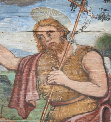 Zdjęcie nr 18: Polichromia ścienna prezbiterium pokrywa wszystkie ściany oraz strop tej części świątyni. 

Polichromia ścienna stropu
Strop zdobiony jest malowanymi kasetonami, w których umieszczone są rozety na różnokolorowych tłach. W centrum ukazane są dwie prostokątne kompozycje, ujęte w ornamentalne ramy. Od wschodu znajduje się Zwiastowanie Zachariaszowi, powyżej inskrypcja: „NE TIMEAS ZACHARIA VXOR TVA PARIET TIBI / FILIVM ET VOCABIS NOMEN EIVS IOANNEM LUCAE 1”. W drugiej kompozycji przedstawiono Nawiedzenie z Najświętszej Marii Panny ze św. Zachariaszem i św. Józefem, powyżej inskrypcja: „EXVLTAVIT IN GAVDIO INFANS IN VTERO MEO LUCAE 1”. 

Polichromia ścienna ścian prezbiterium
Dekoracje ścian o formie pasowej. W dolnej kondygnacji malowane iluzjonistycznie portrety świętych węgierskich w ornamentalnych ramach. Postacie ukazane do wysokości kolan, zwrócone trzy czwarte z odpowiednimi im atrybutami w dłoniach. Portrety opatrzone u góry łacińskimi opisami. Na ścianie północnej galerię otwiera wizerunek króla Stefana z napisem: „S(ANCTVS) STEPHANVS REX VNGARIAE, REGNVM SVVM DEIPARAE / DONAVIT OBIIT. 1038. 20 AVG(VSTVS) SEP. ALBERE 9.”. Następnie ukazani są kolejno: św. Emeryk „S(ANCTVS) EMERIGVS DVX VNGARIAE VT VIRGO MANERET, / A. CAELO PERSVASVS OBIIT. 1032. 5 nou. Sen. Albdvewas”, św. Władysław: „S(ANCTVS) LADISLAVS REX UNGARIAE ROSARIO ENSI OBVO/LUTO PVGNARE SOLITVS OBIIT 1097. 27.  iun. Sep. varad.”. Po drugiej stronie prezbiterium umieszczone są cztery obrazy świętych o tych samych wymiarach, również opatrzone napisami. Od lewej strony kolejno: św. Salomon „S(ANCTVS) SALOMON REX VNGARIAE DEIN EREMITA VITAE / AVSTERITATE FLORVIT OBIIT 1077. 28. Sept. Sep. Pold. in Idria”, św. Kazimierz: „S(ANCTVS) CASIMIRVS ELECTVS REX VNGARIAE AMORE / SARVANDAE VIRGINITATIS OBIIT 1484 4. MARTII.”, św. Dawid: „S(ANTCVS) DAVID REX SCOTIAE, FILIVS S(ANCTA) MARGA/RITAE VNGARA MATRE NATAE OBIIT 1153”, św. Ludwik: „S(SANCTVS) LVDOVICVS TOLOSANVS EP. E MARIA / REGIS VNG. FILIA NATVS OBIIT 1297 19 Aug(ustvs)”. Cykl ten kończy przy ścianie tęczowej przedstawienie św. Gintera „S(ANCVS) GVNTHERVS EREM. S(ANCTVS) STEPHANI REGIS / VNGARIAE COGNATVS OBIIT 1045 9. oct.”. Dodatkowo w obrazy wpisane są zacheuszki w formie równoramiennych krzyży ujętych w medaliony utworzone z wieńca. W zamknięciu prezbiterium przedstawienia diabłów, a od zachodu pod amboną czyściec.

Kondygnacja druga o podziałach architektonicznych u dołu wydzielona cokołem, dekorowanym złotymi girlandami na czarnym tle. Prostokątne pola wydzielone za pomocą malowanych iluzjonistycznie kolumn korynckich dźwigających architraw zdobiony stylizowanym kimationem jońskim. Powyżej fryz wypełniony wicią akantową, pomiędzy którą wplecione są kartusze z przedstawieniami świętych. W polach, pomiędzy kolumnami wielofigurowe kompozycje ze scenami z życia św. Jana Chrzciciela: Głos wołającego na pustyni „TV QVIS ES VOX CLAMANTIS IN DESERTO IOANN(IS) 1.”, Oto Baranek Boży „ECCE AGNVS DEI ECCE QVI TOLLIT PECCATVM MVNDI IOANN. IMÕ.”, Chrzest Jezusa w Jordanie „IESVS BAPTISTAVS EST A IONNE IN IORDANE MARCI. 1.”, Św. Jan Chrzciciel napomina Heroda „DICEBAT IOANNES HERODI NON LICET TIBI HABERE VXOREM FRATRIS TVI. MARCI 6,19.”, Św. Maria Magdalena pokutująca na pustyni, Św. Jan Chrzciciel na pustyni, Św. Jan Chrzciciel wtrącony do więzienia „HERODES TENVIT IONNEM ET VINXIT EVM IN CARCERE MAR 67o”, Kat podaje głowę św. Jana Chrzciciela Salome „DECOLLAVIT EVM IN CARCERE ET DEDIT CAPVT PVELLAE MAR.6.(?)”, Uczta Heroda „HERODES NATALIS SVI COENAM FECIT PRINCIPIBVS MAR. 6 10.”, Salome podaje głowę św. Jana Chrzciciela matce „CAPVT EIVS PVELLA DEDIT MATRI SVE M. 61”. 

W ostatniej, trzeciej strefie, umieszczonej w partii fryzu znajdują się medaliony. Na ścianie tęczowej, następnie na ścianie północnej i południowej ukazani są kolejno: św. Maciej „SA[N]CTVS / MATTHIAS”, Chrystus „IESVS / CHRISTVS”, św. Piotr „SANCTVS / PETRVS”, św. Szymon „SANCTVS / SIMON”, św. Andrzej „SANCTVS / ANDREAS”, św. Jakub Większy „S(ANCTVS) IACOBI / MAIORI”, św. Jan „(?)”, św. Filip „(?)”, św. Bartłomiej „SANCTVS / BARTHOLO/MAVS”, św. Tomasz „SANCTVS / THOMAS”, św. Mateusz „SANCTVS / MATTHAEVS”, św. Jakub Mniejszy „S(ANCTVS) IACOBVS / MINOR” i św. Juda Tadeusz „S(ANCVS) IVDA / THADEVS” na ścianie tęczowej od południa. Na belce tęczowej, od strony prezbiterium w wieńcu laurowym napis: „PICTVM / A[NNO] D[OMINI] 1711”.