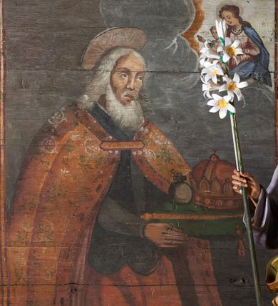 Zdjęcie nr 25: Polichromia ścienna prezbiterium pokrywa wszystkie ściany oraz strop tej części świątyni. 

Polichromia ścienna stropu
Strop zdobiony jest malowanymi kasetonami, w których umieszczone są rozety na różnokolorowych tłach. W centrum ukazane są dwie prostokątne kompozycje, ujęte w ornamentalne ramy. Od wschodu znajduje się Zwiastowanie Zachariaszowi, powyżej inskrypcja: „NE TIMEAS ZACHARIA VXOR TVA PARIET TIBI / FILIVM ET VOCABIS NOMEN EIVS IOANNEM LUCAE 1”. W drugiej kompozycji przedstawiono Nawiedzenie z Najświętszej Marii Panny ze św. Zachariaszem i św. Józefem, powyżej inskrypcja: „EXVLTAVIT IN GAVDIO INFANS IN VTERO MEO LUCAE 1”. 

Polichromia ścienna ścian prezbiterium
Dekoracje ścian o formie pasowej. W dolnej kondygnacji malowane iluzjonistycznie portrety świętych węgierskich w ornamentalnych ramach. Postacie ukazane do wysokości kolan, zwrócone trzy czwarte z odpowiednimi im atrybutami w dłoniach. Portrety opatrzone u góry łacińskimi opisami. Na ścianie północnej galerię otwiera wizerunek króla Stefana z napisem: „S(ANCTVS) STEPHANVS REX VNGARIAE, REGNVM SVVM DEIPARAE / DONAVIT OBIIT. 1038. 20 AVG(VSTVS) SEP. ALBERE 9.”. Następnie ukazani są kolejno: św. Emeryk „S(ANCTVS) EMERIGVS DVX VNGARIAE VT VIRGO MANERET, / A. CAELO PERSVASVS OBIIT. 1032. 5 nou. Sen. Albdvewas”, św. Władysław: „S(ANCTVS) LADISLAVS REX UNGARIAE ROSARIO ENSI OBVO/LUTO PVGNARE SOLITVS OBIIT 1097. 27.  iun. Sep. varad.”. Po drugiej stronie prezbiterium umieszczone są cztery obrazy świętych o tych samych wymiarach, również opatrzone napisami. Od lewej strony kolejno: św. Salomon „S(ANCTVS) SALOMON REX VNGARIAE DEIN EREMITA VITAE / AVSTERITATE FLORVIT OBIIT 1077. 28. Sept. Sep. Pold. in Idria”, św. Kazimierz: „S(ANCTVS) CASIMIRVS ELECTVS REX VNGARIAE AMORE / SARVANDAE VIRGINITATIS OBIIT 1484 4. MARTII.”, św. Dawid: „S(ANTCVS) DAVID REX SCOTIAE, FILIVS S(ANCTA) MARGA/RITAE VNGARA MATRE NATAE OBIIT 1153”, św. Ludwik: „S(SANCTVS) LVDOVICVS TOLOSANVS EP. E MARIA / REGIS VNG. FILIA NATVS OBIIT 1297 19 Aug(ustvs)”. Cykl ten kończy przy ścianie tęczowej przedstawienie św. Gintera „S(ANCVS) GVNTHERVS EREM. S(ANCTVS) STEPHANI REGIS / VNGARIAE COGNATVS OBIIT 1045 9. oct.”. Dodatkowo w obrazy wpisane są zacheuszki w formie równoramiennych krzyży ujętych w medaliony utworzone z wieńca. W zamknięciu prezbiterium przedstawienia diabłów, a od zachodu pod amboną czyściec.

Kondygnacja druga o podziałach architektonicznych u dołu wydzielona cokołem, dekorowanym złotymi girlandami na czarnym tle. Prostokątne pola wydzielone za pomocą malowanych iluzjonistycznie kolumn korynckich dźwigających architraw zdobiony stylizowanym kimationem jońskim. Powyżej fryz wypełniony wicią akantową, pomiędzy którą wplecione są kartusze z przedstawieniami świętych. W polach, pomiędzy kolumnami wielofigurowe kompozycje ze scenami z życia św. Jana Chrzciciela: Głos wołającego na pustyni „TV QVIS ES VOX CLAMANTIS IN DESERTO IOANN(IS) 1.”, Oto Baranek Boży „ECCE AGNVS DEI ECCE QVI TOLLIT PECCATVM MVNDI IOANN. IMÕ.”, Chrzest Jezusa w Jordanie „IESVS BAPTISTAVS EST A IONNE IN IORDANE MARCI. 1.”, Św. Jan Chrzciciel napomina Heroda „DICEBAT IOANNES HERODI NON LICET TIBI HABERE VXOREM FRATRIS TVI. MARCI 6,19.”, Św. Maria Magdalena pokutująca na pustyni, Św. Jan Chrzciciel na pustyni, Św. Jan Chrzciciel wtrącony do więzienia „HERODES TENVIT IONNEM ET VINXIT EVM IN CARCERE MAR 67o”, Kat podaje głowę św. Jana Chrzciciela Salome „DECOLLAVIT EVM IN CARCERE ET DEDIT CAPVT PVELLAE MAR.6.(?)”, Uczta Heroda „HERODES NATALIS SVI COENAM FECIT PRINCIPIBVS MAR. 6 10.”, Salome podaje głowę św. Jana Chrzciciela matce „CAPVT EIVS PVELLA DEDIT MATRI SVE M. 61”. 

W ostatniej, trzeciej strefie, umieszczonej w partii fryzu znajdują się medaliony. Na ścianie tęczowej, następnie na ścianie północnej i południowej ukazani są kolejno: św. Maciej „SA[N]CTVS / MATTHIAS”, Chrystus „IESVS / CHRISTVS”, św. Piotr „SANCTVS / PETRVS”, św. Szymon „SANCTVS / SIMON”, św. Andrzej „SANCTVS / ANDREAS”, św. Jakub Większy „S(ANCTVS) IACOBI / MAIORI”, św. Jan „(?)”, św. Filip „(?)”, św. Bartłomiej „SANCTVS / BARTHOLO/MAVS”, św. Tomasz „SANCTVS / THOMAS”, św. Mateusz „SANCTVS / MATTHAEVS”, św. Jakub Mniejszy „S(ANCTVS) IACOBVS / MINOR” i św. Juda Tadeusz „S(ANCVS) IVDA / THADEVS” na ścianie tęczowej od południa. Na belce tęczowej, od strony prezbiterium w wieńcu laurowym napis: „PICTVM / A[NNO] D[OMINI] 1711”.