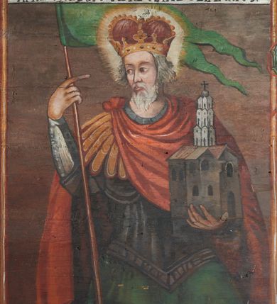 Zdjęcie nr 37: Polichromia ścienna prezbiterium pokrywa wszystkie ściany oraz strop tej części świątyni. 

Polichromia ścienna stropu
Strop zdobiony jest malowanymi kasetonami, w których umieszczone są rozety na różnokolorowych tłach. W centrum ukazane są dwie prostokątne kompozycje, ujęte w ornamentalne ramy. Od wschodu znajduje się Zwiastowanie Zachariaszowi, powyżej inskrypcja: „NE TIMEAS ZACHARIA VXOR TVA PARIET TIBI / FILIVM ET VOCABIS NOMEN EIVS IOANNEM LUCAE 1”. W drugiej kompozycji przedstawiono Nawiedzenie z Najświętszej Marii Panny ze św. Zachariaszem i św. Józefem, powyżej inskrypcja: „EXVLTAVIT IN GAVDIO INFANS IN VTERO MEO LUCAE 1”. 

Polichromia ścienna ścian prezbiterium
Dekoracje ścian o formie pasowej. W dolnej kondygnacji malowane iluzjonistycznie portrety świętych węgierskich w ornamentalnych ramach. Postacie ukazane do wysokości kolan, zwrócone trzy czwarte z odpowiednimi im atrybutami w dłoniach. Portrety opatrzone u góry łacińskimi opisami. Na ścianie północnej galerię otwiera wizerunek króla Stefana z napisem: „S(ANCTVS) STEPHANVS REX VNGARIAE, REGNVM SVVM DEIPARAE / DONAVIT OBIIT. 1038. 20 AVG(VSTVS) SEP. ALBERE 9.”. Następnie ukazani są kolejno: św. Emeryk „S(ANCTVS) EMERIGVS DVX VNGARIAE VT VIRGO MANERET, / A. CAELO PERSVASVS OBIIT. 1032. 5 nou. Sen. Albdvewas”, św. Władysław: „S(ANCTVS) LADISLAVS REX UNGARIAE ROSARIO ENSI OBVO/LUTO PVGNARE SOLITVS OBIIT 1097. 27.  iun. Sep. varad.”. Po drugiej stronie prezbiterium umieszczone są cztery obrazy świętych o tych samych wymiarach, również opatrzone napisami. Od lewej strony kolejno: św. Salomon „S(ANCTVS) SALOMON REX VNGARIAE DEIN EREMITA VITAE / AVSTERITATE FLORVIT OBIIT 1077. 28. Sept. Sep. Pold. in Idria”, św. Kazimierz: „S(ANCTVS) CASIMIRVS ELECTVS REX VNGARIAE AMORE / SARVANDAE VIRGINITATIS OBIIT 1484 4. MARTII.”, św. Dawid: „S(ANTCVS) DAVID REX SCOTIAE, FILIVS S(ANCTA) MARGA/RITAE VNGARA MATRE NATAE OBIIT 1153”, św. Ludwik: „S(SANCTVS) LVDOVICVS TOLOSANVS EP. E MARIA / REGIS VNG. FILIA NATVS OBIIT 1297 19 Aug(ustvs)”. Cykl ten kończy przy ścianie tęczowej przedstawienie św. Gintera „S(ANCVS) GVNTHERVS EREM. S(ANCTVS) STEPHANI REGIS / VNGARIAE COGNATVS OBIIT 1045 9. oct.”. Dodatkowo w obrazy wpisane są zacheuszki w formie równoramiennych krzyży ujętych w medaliony utworzone z wieńca. W zamknięciu prezbiterium przedstawienia diabłów, a od zachodu pod amboną czyściec.

Kondygnacja druga o podziałach architektonicznych u dołu wydzielona cokołem, dekorowanym złotymi girlandami na czarnym tle. Prostokątne pola wydzielone za pomocą malowanych iluzjonistycznie kolumn korynckich dźwigających architraw zdobiony stylizowanym kimationem jońskim. Powyżej fryz wypełniony wicią akantową, pomiędzy którą wplecione są kartusze z przedstawieniami świętych. W polach, pomiędzy kolumnami wielofigurowe kompozycje ze scenami z życia św. Jana Chrzciciela: Głos wołającego na pustyni „TV QVIS ES VOX CLAMANTIS IN DESERTO IOANN(IS) 1.”, Oto Baranek Boży „ECCE AGNVS DEI ECCE QVI TOLLIT PECCATVM MVNDI IOANN. IMÕ.”, Chrzest Jezusa w Jordanie „IESVS BAPTISTAVS EST A IONNE IN IORDANE MARCI. 1.”, Św. Jan Chrzciciel napomina Heroda „DICEBAT IOANNES HERODI NON LICET TIBI HABERE VXOREM FRATRIS TVI. MARCI 6,19.”, Św. Maria Magdalena pokutująca na pustyni, Św. Jan Chrzciciel na pustyni, Św. Jan Chrzciciel wtrącony do więzienia „HERODES TENVIT IONNEM ET VINXIT EVM IN CARCERE MAR 67o”, Kat podaje głowę św. Jana Chrzciciela Salome „DECOLLAVIT EVM IN CARCERE ET DEDIT CAPVT PVELLAE MAR.6.(?)”, Uczta Heroda „HERODES NATALIS SVI COENAM FECIT PRINCIPIBVS MAR. 6 10.”, Salome podaje głowę św. Jana Chrzciciela matce „CAPVT EIVS PVELLA DEDIT MATRI SVE M. 61”. 

W ostatniej, trzeciej strefie, umieszczonej w partii fryzu znajdują się medaliony. Na ścianie tęczowej, następnie na ścianie północnej i południowej ukazani są kolejno: św. Maciej „SA[N]CTVS / MATTHIAS”, Chrystus „IESVS / CHRISTVS”, św. Piotr „SANCTVS / PETRVS”, św. Szymon „SANCTVS / SIMON”, św. Andrzej „SANCTVS / ANDREAS”, św. Jakub Większy „S(ANCTVS) IACOBI / MAIORI”, św. Jan „(?)”, św. Filip „(?)”, św. Bartłomiej „SANCTVS / BARTHOLO/MAVS”, św. Tomasz „SANCTVS / THOMAS”, św. Mateusz „SANCTVS / MATTHAEVS”, św. Jakub Mniejszy „S(ANCTVS) IACOBVS / MINOR” i św. Juda Tadeusz „S(ANCVS) IVDA / THADEVS” na ścianie tęczowej od południa. Na belce tęczowej, od strony prezbiterium w wieńcu laurowym napis: „PICTVM / A[NNO] D[OMINI] 1711”.