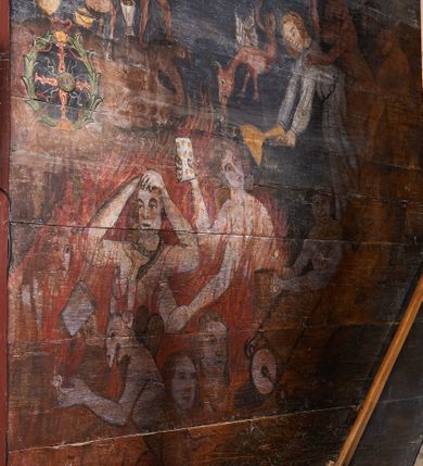 Zdjęcie nr 10: Polichromia ścienna nawy pokrywa wszystkie ściany oraz strop tej części świątyni. Polichromia figuralno-ornamentalna. W łuku tęczowym fryz podstropowy, wypełniony ornamentem w formie schematycznej, stylizowanej wici roślinnej, ujętej na krańcach uskrzydlonymi główkami anielskimi, umieszczonymi w medalionach. Poniżej fryzu, po lewej herb cesarski, ujęty w wieniec laurowy, w tle pejzaż; po przeciwnej stronie, zwieńczony insygniami biskupimi, herb biskupa Jerzego Lippay de Zongor – dwa lwy, ustawione antytetycznie przy ukoronowanej kolumnie.

Na północnej ścianie nawy do wysokości jednej trzeciej ściany pas kwater z wizerunkami świętych, ujętymi w obramienia, utworzone z ornamentu w formie silnie stylizowanej wici roślinnej. Pola pomiędzy kwaterami wypełnione schematycznym ornamentem geometryczno-figuralnym, złożonym ze skręconej wici roślinnej oraz główek anielskich. Od strony prezbiterium kolejno przedstawienia opatrzone następującymi podpisami:
„S(NCTVS) ADREAS ZOREARBUS EREMITA NITRAE / ET TRENCHINII  27 XIV LY ANNO 1609”;
„B. MATHEAI ESCANDELI NATUS BUDAE MARTIRIO AFFE/CTUS in Sinis quo infide infidelum convertendorum causa penefravit”;
„B. SADOCH ORD. PRAED. A. S. DOMINICO in UNGARIAM/ MISSUS EGREGIE LABORAVIT MARTYRIO  affectus 1260. 3. Iunii”;
„S(ANCTVS) COLOMANUS MS. MARGARITAE REGINAE SCOTIAE UNGARA/ MATRE NATAE FILIUS SUSPENSUS STOKARAVIAE COLIT 13 oct.”;
„S(ANCTVS) CAPISTRANI ORD. S. FRAC. TURCAS BELRADO FUGAVIT/ UNG. Ufilissim[us] obit 1455 23 Od. Viilaci in Ung. Sepult[us].”;
„S(ANCTVS) PETRUS THOMASIUS CARMELITA AT LUDOVICUM/ UNG. REGEM NUNTI[US] APOSTOL. De pace cum Venetis egit obit 29 9 1367”.

Kontynuacja przedstawień na ścianie zachodniej:
„B. IACOBUS PICENUS ORD. S. FRANC. S. CAPISTRANI IN UNG./ COAPOSTOL[US] MULTOS AD CHRISTI FIDEM CONVERTIT”;
„S(ANCTVS) IOANNES NEPOMUCN.”.

W górnej partii ściany północnej scena wielofiguralna: Św. Jan Chrzciciel nauczający w otoczeniu tłumu. W tle pejzaż z drzewami i  zarysowanym na najdalszym planie masywem górskim. Ponad przedstawieniem napis: „VENIT IN OMNEM REGIONEM PRAEDICANS BAPTISMUM POENITENITIAE LUCAE 3.”. Do sceny kazania św Jana Chrzciciela przylega środkowy rząd wizerunków świętych. Cztery pierwsze przedstawienia znajdują się na ścianie północnej i biegną w kierunku chóru muzycznego:
„B. BERTHODEUS (…) 17 DECE”;
„B. IOANNES DOMINICI ORD. PRAED. EP. Et. CARDIN ad. SIGISMUN. UN. BEC. NUNT. APOTOLIC. BUDAE obiit (…) 1418” [w lewym górnym rogu odnotowane białą farbą informacje o kolejnych konserwacjach polichromii];
„B. ANTONIUS UNGARUS ORD. FRANC. FULGINII/IN OBSEQUIO INFIRMORUM ob. 1398. 13 May.”;
„B. MATHAEUS ESCANDELI NATUS BUDA MARTIRIS AFFECTUS IN SINIS QUO INFIDELIUM…”.

Nad chórem muzycznym, na ścianie zachodniej znajdują się kolejne cztery wizerunki z tego cyklu:
„B. MURITIUS CSAKY ORD. PRAED AMORE IN DEIPURAM MIRACU/LIS CLARUS obiit laurmi 1336 20. Mar. [.]oii Ferr.”;
„B. MAURUS EX MANASTETRIO S. MARTINI /ORD. S. BENED. EPISC. QUINQUE ECCLESIENS in UNGARIA”;
„S(ANCTVS) BENEDICTUS MAR. EREMITA PROPE TRENCHINIUM/IN VASUM MERSUS COLITUR IM aii”;
„B. EUSEBIUS CANONICO STRIGOMI PRIMUS/PROVINCIALIS ORA: S. PAULI primi Erem: obit 1270. 20. Ian.”.

Ostatnie dwa wizerunki na ścianie południowej nad chórem muzycznym, kolejno od strony ściany tęczowej:
„S(ANCTVS) ASTRICQ ARCHIEN. COLOCENS. IN UNGARIA ORD./ s. BENEDICTI OBIIT. AN. 1034. 12 Novembris”;
„S(ANCTVS) PAULUS UNGARUS PRIMUS ORD. PRAED./ UNGARIA PROVINCIALIS MARTIRIO affectis”.

Na podniebiu zaskrzynienia kontynuacja cyklu hagiograficznego. Od łuku tęczowego, wizerunki umieszczone są między elementami ornamentacyjnym, opatrzone następującymi podpisami:
„B. GISELA S. STEPH. R. / U. CONIUX Ob. 1036”;
„S(ANCTVS) ESABETH ANDR. U. FI/LIA DUCISS THURINN ob. 1226”;
„B. GERTRUDIS V. FILIA/ S. ELISABETHAE THURING”;
„B. ELISABETH HELVETA AN/ DR III R.U. FILIA ob. 1338 6 mai”;
„B. HELENA V. ORD. PRAEDIC. OB. BUD. AN. 1720 9 nov.”;
„S(ANCTVS) MARGHARITA REGINA SCOTIAE NATA IN UNGARIA TEMORAE S. SALAMONIS”;
„B. ELISABETHU. Ord. Praed S. STEPHANI UNG. REGIS. FILIA OBIIT CIV. Anno 1285 6 martii”;
„S(ANCTA) URSULA CUM 11 000 VIRGINUM AB ATTILA INTERFECTA 1383 21 Oct.”.

Na podniebiu zaskrzynienia nad ścianą południową kontynuacja cyklu, od tęczy:
„B. MARGARITA FILIA BELAE 4 R. V. Ob. 1273. 28 Ian.”; 
„B. CUNEGUNDUDIS V. BELAE IV REG FILIA Ob. 1292. 24. 1.”.

Na ścianie południowej w dolnym pasie malowideł od strony tęczy scena figuralna z przedstawieniem św. Anny nauczającej Marię, a następnie scena piekła z przedstawieniem męki grzeszników w wypełnionej płomieniami paszczy Lewiatana. W górnej partii scena przedstawiająca pogrzeb Jana Chrzciciela. Przestrzenie wokół tego malowidła i okien szczelnie wypełnione ornamentem w formie schematycznej wici roślinnej. Drzwi pokryte dekoracją ornamentalną analogiczną do tej w przestrzeniach między obrazami w dolnym rzędzie cyklu świętych na ścianie północnej. Fryz przystropowy w całości dekorowany analogicznie jak w łuku tęczowym. 

Na stropie kontynuacja cyklu ze scenami z życia Jana Chrzciciela, rozpoczynającego się w prezbiterium. Dwa obrazy w formie prostokątów, ujęte w malowane ramy, utworzone z ornamentu złożonego z wici roślinnej i stylizowanych rozetek. Pierwsza od tęczy wielopostaciowa scena narodzin Jana Chrzciciela, w górnej partii opatrzona napisem: „QUIS PUTAS PUER ISTE ERITE IOANNES EST NOMEN EIUS LUCAE 1.”. Bliżej chóru przedstawienie Jana Chrzciciela, nauczającego na puszczy, opatrzona podpisem: „ERAT IN DESERTIS USQUE IN DIEM OSTENSIONIS SUAE LUCAE 1.”. Obrazy ujęte w iluzjonistycznie malowane kasetony z rozetami w środku. Podziały kasetonowe zaznaczone listewkami, dekorowanymi rozetkami. Pod amboną niewielkich rozmiarów malowidło, przedstawiające siedem postaci pokutujących w czyśćcu i anioła. Scena zwieńczona monogramem IHS.
