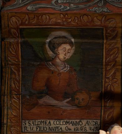 Zdjęcie nr 12: Polichromia ścienna nawy pokrywa wszystkie ściany oraz strop tej części świątyni. Polichromia figuralno-ornamentalna. W łuku tęczowym fryz podstropowy, wypełniony ornamentem w formie schematycznej, stylizowanej wici roślinnej, ujętej na krańcach uskrzydlonymi główkami anielskimi, umieszczonymi w medalionach. Poniżej fryzu, po lewej herb cesarski, ujęty w wieniec laurowy, w tle pejzaż; po przeciwnej stronie, zwieńczony insygniami biskupimi, herb biskupa Jerzego Lippay de Zongor – dwa lwy, ustawione antytetycznie przy ukoronowanej kolumnie.

Na północnej ścianie nawy do wysokości jednej trzeciej ściany pas kwater z wizerunkami świętych, ujętymi w obramienia, utworzone z ornamentu w formie silnie stylizowanej wici roślinnej. Pola pomiędzy kwaterami wypełnione schematycznym ornamentem geometryczno-figuralnym, złożonym ze skręconej wici roślinnej oraz główek anielskich. Od strony prezbiterium kolejno przedstawienia opatrzone następującymi podpisami:
„S(NCTVS) ADREAS ZOREARBUS EREMITA NITRAE / ET TRENCHINII  27 XIV LY ANNO 1609”;
„B. MATHEAI ESCANDELI NATUS BUDAE MARTIRIO AFFE/CTUS in Sinis quo infide infidelum convertendorum causa penefravit”;
„B. SADOCH ORD. PRAED. A. S. DOMINICO in UNGARIAM/ MISSUS EGREGIE LABORAVIT MARTYRIO  affectus 1260. 3. Iunii”;
„S(ANCTVS) COLOMANUS MS. MARGARITAE REGINAE SCOTIAE UNGARA/ MATRE NATAE FILIUS SUSPENSUS STOKARAVIAE COLIT 13 oct.”;
„S(ANCTVS) CAPISTRANI ORD. S. FRAC. TURCAS BELRADO FUGAVIT/ UNG. Ufilissim[us] obit 1455 23 Od. Viilaci in Ung. Sepult[us].”;
„S(ANCTVS) PETRUS THOMASIUS CARMELITA AT LUDOVICUM/ UNG. REGEM NUNTI[US] APOSTOL. De pace cum Venetis egit obit 29 9 1367”.

Kontynuacja przedstawień na ścianie zachodniej:
„B. IACOBUS PICENUS ORD. S. FRANC. S. CAPISTRANI IN UNG./ COAPOSTOL[US] MULTOS AD CHRISTI FIDEM CONVERTIT”;
„S(ANCTVS) IOANNES NEPOMUCN.”.

W górnej partii ściany północnej scena wielofiguralna: Św. Jan Chrzciciel nauczający w otoczeniu tłumu. W tle pejzaż z drzewami i  zarysowanym na najdalszym planie masywem górskim. Ponad przedstawieniem napis: „VENIT IN OMNEM REGIONEM PRAEDICANS BAPTISMUM POENITENITIAE LUCAE 3.”. Do sceny kazania św Jana Chrzciciela przylega środkowy rząd wizerunków świętych. Cztery pierwsze przedstawienia znajdują się na ścianie północnej i biegną w kierunku chóru muzycznego:
„B. BERTHODEUS (…) 17 DECE”;
„B. IOANNES DOMINICI ORD. PRAED. EP. Et. CARDIN ad. SIGISMUN. UN. BEC. NUNT. APOTOLIC. BUDAE obiit (…) 1418” [w lewym górnym rogu odnotowane białą farbą informacje o kolejnych konserwacjach polichromii];
„B. ANTONIUS UNGARUS ORD. FRANC. FULGINII/IN OBSEQUIO INFIRMORUM ob. 1398. 13 May.”;
„B. MATHAEUS ESCANDELI NATUS BUDA MARTIRIS AFFECTUS IN SINIS QUO INFIDELIUM…”.

Nad chórem muzycznym, na ścianie zachodniej znajdują się kolejne cztery wizerunki z tego cyklu:
„B. MURITIUS CSAKY ORD. PRAED AMORE IN DEIPURAM MIRACU/LIS CLARUS obiit laurmi 1336 20. Mar. [.]oii Ferr.”;
„B. MAURUS EX MANASTETRIO S. MARTINI /ORD. S. BENED. EPISC. QUINQUE ECCLESIENS in UNGARIA”;
„S(ANCTVS) BENEDICTUS MAR. EREMITA PROPE TRENCHINIUM/IN VASUM MERSUS COLITUR IM aii”;
„B. EUSEBIUS CANONICO STRIGOMI PRIMUS/PROVINCIALIS ORA: S. PAULI primi Erem: obit 1270. 20. Ian.”.

Ostatnie dwa wizerunki na ścianie południowej nad chórem muzycznym, kolejno od strony ściany tęczowej:
„S(ANCTVS) ASTRICQ ARCHIEN. COLOCENS. IN UNGARIA ORD./ s. BENEDICTI OBIIT. AN. 1034. 12 Novembris”;
„S(ANCTVS) PAULUS UNGARUS PRIMUS ORD. PRAED./ UNGARIA PROVINCIALIS MARTIRIO affectis”.

Na podniebiu zaskrzynienia kontynuacja cyklu hagiograficznego. Od łuku tęczowego, wizerunki umieszczone są między elementami ornamentacyjnym, opatrzone następującymi podpisami:
„B. GISELA S. STEPH. R. / U. CONIUX Ob. 1036”;
„S(ANCTVS) ESABETH ANDR. U. FI/LIA DUCISS THURINN ob. 1226”;
„B. GERTRUDIS V. FILIA/ S. ELISABETHAE THURING”;
„B. ELISABETH HELVETA AN/ DR III R.U. FILIA ob. 1338 6 mai”;
„B. HELENA V. ORD. PRAEDIC. OB. BUD. AN. 1720 9 nov.”;
„S(ANCTVS) MARGHARITA REGINA SCOTIAE NATA IN UNGARIA TEMORAE S. SALAMONIS”;
„B. ELISABETHU. Ord. Praed S. STEPHANI UNG. REGIS. FILIA OBIIT CIV. Anno 1285 6 martii”;
„S(ANCTA) URSULA CUM 11 000 VIRGINUM AB ATTILA INTERFECTA 1383 21 Oct.”.

Na podniebiu zaskrzynienia nad ścianą południową kontynuacja cyklu, od tęczy:
„B. MARGARITA FILIA BELAE 4 R. V. Ob. 1273. 28 Ian.”; 
„B. CUNEGUNDUDIS V. BELAE IV REG FILIA Ob. 1292. 24. 1.”.

Na ścianie południowej w dolnym pasie malowideł od strony tęczy scena figuralna z przedstawieniem św. Anny nauczającej Marię, a następnie scena piekła z przedstawieniem męki grzeszników w wypełnionej płomieniami paszczy Lewiatana. W górnej partii scena przedstawiająca pogrzeb Jana Chrzciciela. Przestrzenie wokół tego malowidła i okien szczelnie wypełnione ornamentem w formie schematycznej wici roślinnej. Drzwi pokryte dekoracją ornamentalną analogiczną do tej w przestrzeniach między obrazami w dolnym rzędzie cyklu świętych na ścianie północnej. Fryz przystropowy w całości dekorowany analogicznie jak w łuku tęczowym. 

Na stropie kontynuacja cyklu ze scenami z życia Jana Chrzciciela, rozpoczynającego się w prezbiterium. Dwa obrazy w formie prostokątów, ujęte w malowane ramy, utworzone z ornamentu złożonego z wici roślinnej i stylizowanych rozetek. Pierwsza od tęczy wielopostaciowa scena narodzin Jana Chrzciciela, w górnej partii opatrzona napisem: „QUIS PUTAS PUER ISTE ERITE IOANNES EST NOMEN EIUS LUCAE 1.”. Bliżej chóru przedstawienie Jana Chrzciciela, nauczającego na puszczy, opatrzona podpisem: „ERAT IN DESERTIS USQUE IN DIEM OSTENSIONIS SUAE LUCAE 1.”. Obrazy ujęte w iluzjonistycznie malowane kasetony z rozetami w środku. Podziały kasetonowe zaznaczone listewkami, dekorowanymi rozetkami. Pod amboną niewielkich rozmiarów malowidło, przedstawiające siedem postaci pokutujących w czyśćcu i anioła. Scena zwieńczona monogramem IHS.
