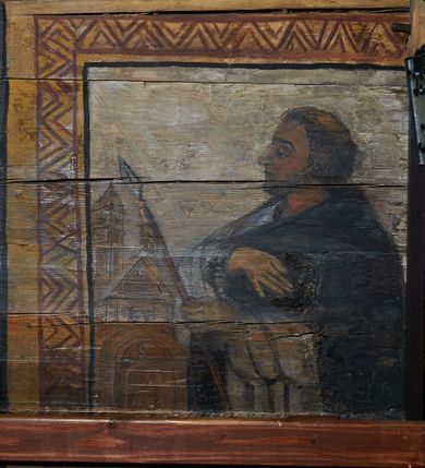 Zdjęcie nr 17: Polichromia ścienna nawy pokrywa wszystkie ściany oraz strop tej części świątyni. Polichromia figuralno-ornamentalna. W łuku tęczowym fryz podstropowy, wypełniony ornamentem w formie schematycznej, stylizowanej wici roślinnej, ujętej na krańcach uskrzydlonymi główkami anielskimi, umieszczonymi w medalionach. Poniżej fryzu, po lewej herb cesarski, ujęty w wieniec laurowy, w tle pejzaż; po przeciwnej stronie, zwieńczony insygniami biskupimi, herb biskupa Jerzego Lippay de Zongor – dwa lwy, ustawione antytetycznie przy ukoronowanej kolumnie.

Na północnej ścianie nawy do wysokości jednej trzeciej ściany pas kwater z wizerunkami świętych, ujętymi w obramienia, utworzone z ornamentu w formie silnie stylizowanej wici roślinnej. Pola pomiędzy kwaterami wypełnione schematycznym ornamentem geometryczno-figuralnym, złożonym ze skręconej wici roślinnej oraz główek anielskich. Od strony prezbiterium kolejno przedstawienia opatrzone następującymi podpisami:
„S(NCTVS) ADREAS ZOREARBUS EREMITA NITRAE / ET TRENCHINII  27 XIV LY ANNO 1609”;
„B. MATHEAI ESCANDELI NATUS BUDAE MARTIRIO AFFE/CTUS in Sinis quo infide infidelum convertendorum causa penefravit”;
„B. SADOCH ORD. PRAED. A. S. DOMINICO in UNGARIAM/ MISSUS EGREGIE LABORAVIT MARTYRIO  affectus 1260. 3. Iunii”;
„S(ANCTVS) COLOMANUS MS. MARGARITAE REGINAE SCOTIAE UNGARA/ MATRE NATAE FILIUS SUSPENSUS STOKARAVIAE COLIT 13 oct.”;
„S(ANCTVS) CAPISTRANI ORD. S. FRAC. TURCAS BELRADO FUGAVIT/ UNG. Ufilissim[us] obit 1455 23 Od. Viilaci in Ung. Sepult[us].”;
„S(ANCTVS) PETRUS THOMASIUS CARMELITA AT LUDOVICUM/ UNG. REGEM NUNTI[US] APOSTOL. De pace cum Venetis egit obit 29 9 1367”.

Kontynuacja przedstawień na ścianie zachodniej:
„B. IACOBUS PICENUS ORD. S. FRANC. S. CAPISTRANI IN UNG./ COAPOSTOL[US] MULTOS AD CHRISTI FIDEM CONVERTIT”;
„S(ANCTVS) IOANNES NEPOMUCN.”.

W górnej partii ściany północnej scena wielofiguralna: Św. Jan Chrzciciel nauczający w otoczeniu tłumu. W tle pejzaż z drzewami i  zarysowanym na najdalszym planie masywem górskim. Ponad przedstawieniem napis: „VENIT IN OMNEM REGIONEM PRAEDICANS BAPTISMUM POENITENITIAE LUCAE 3.”. Do sceny kazania św Jana Chrzciciela przylega środkowy rząd wizerunków świętych. Cztery pierwsze przedstawienia znajdują się na ścianie północnej i biegną w kierunku chóru muzycznego:
„B. BERTHODEUS (…) 17 DECE”;
„B. IOANNES DOMINICI ORD. PRAED. EP. Et. CARDIN ad. SIGISMUN. UN. BEC. NUNT. APOTOLIC. BUDAE obiit (…) 1418” [w lewym górnym rogu odnotowane białą farbą informacje o kolejnych konserwacjach polichromii];
„B. ANTONIUS UNGARUS ORD. FRANC. FULGINII/IN OBSEQUIO INFIRMORUM ob. 1398. 13 May.”;
„B. MATHAEUS ESCANDELI NATUS BUDA MARTIRIS AFFECTUS IN SINIS QUO INFIDELIUM…”.

Nad chórem muzycznym, na ścianie zachodniej znajdują się kolejne cztery wizerunki z tego cyklu:
„B. MURITIUS CSAKY ORD. PRAED AMORE IN DEIPURAM MIRACU/LIS CLARUS obiit laurmi 1336 20. Mar. [.]oii Ferr.”;
„B. MAURUS EX MANASTETRIO S. MARTINI /ORD. S. BENED. EPISC. QUINQUE ECCLESIENS in UNGARIA”;
„S(ANCTVS) BENEDICTUS MAR. EREMITA PROPE TRENCHINIUM/IN VASUM MERSUS COLITUR IM aii”;
„B. EUSEBIUS CANONICO STRIGOMI PRIMUS/PROVINCIALIS ORA: S. PAULI primi Erem: obit 1270. 20. Ian.”.

Ostatnie dwa wizerunki na ścianie południowej nad chórem muzycznym, kolejno od strony ściany tęczowej:
„S(ANCTVS) ASTRICQ ARCHIEN. COLOCENS. IN UNGARIA ORD./ s. BENEDICTI OBIIT. AN. 1034. 12 Novembris”;
„S(ANCTVS) PAULUS UNGARUS PRIMUS ORD. PRAED./ UNGARIA PROVINCIALIS MARTIRIO affectis”.

Na podniebiu zaskrzynienia kontynuacja cyklu hagiograficznego. Od łuku tęczowego, wizerunki umieszczone są między elementami ornamentacyjnym, opatrzone następującymi podpisami:
„B. GISELA S. STEPH. R. / U. CONIUX Ob. 1036”;
„S(ANCTVS) ESABETH ANDR. U. FI/LIA DUCISS THURINN ob. 1226”;
„B. GERTRUDIS V. FILIA/ S. ELISABETHAE THURING”;
„B. ELISABETH HELVETA AN/ DR III R.U. FILIA ob. 1338 6 mai”;
„B. HELENA V. ORD. PRAEDIC. OB. BUD. AN. 1720 9 nov.”;
„S(ANCTVS) MARGHARITA REGINA SCOTIAE NATA IN UNGARIA TEMORAE S. SALAMONIS”;
„B. ELISABETHU. Ord. Praed S. STEPHANI UNG. REGIS. FILIA OBIIT CIV. Anno 1285 6 martii”;
„S(ANCTA) URSULA CUM 11 000 VIRGINUM AB ATTILA INTERFECTA 1383 21 Oct.”.

Na podniebiu zaskrzynienia nad ścianą południową kontynuacja cyklu, od tęczy:
„B. MARGARITA FILIA BELAE 4 R. V. Ob. 1273. 28 Ian.”; 
„B. CUNEGUNDUDIS V. BELAE IV REG FILIA Ob. 1292. 24. 1.”.

Na ścianie południowej w dolnym pasie malowideł od strony tęczy scena figuralna z przedstawieniem św. Anny nauczającej Marię, a następnie scena piekła z przedstawieniem męki grzeszników w wypełnionej płomieniami paszczy Lewiatana. W górnej partii scena przedstawiająca pogrzeb Jana Chrzciciela. Przestrzenie wokół tego malowidła i okien szczelnie wypełnione ornamentem w formie schematycznej wici roślinnej. Drzwi pokryte dekoracją ornamentalną analogiczną do tej w przestrzeniach między obrazami w dolnym rzędzie cyklu świętych na ścianie północnej. Fryz przystropowy w całości dekorowany analogicznie jak w łuku tęczowym. 

Na stropie kontynuacja cyklu ze scenami z życia Jana Chrzciciela, rozpoczynającego się w prezbiterium. Dwa obrazy w formie prostokątów, ujęte w malowane ramy, utworzone z ornamentu złożonego z wici roślinnej i stylizowanych rozetek. Pierwsza od tęczy wielopostaciowa scena narodzin Jana Chrzciciela, w górnej partii opatrzona napisem: „QUIS PUTAS PUER ISTE ERITE IOANNES EST NOMEN EIUS LUCAE 1.”. Bliżej chóru przedstawienie Jana Chrzciciela, nauczającego na puszczy, opatrzona podpisem: „ERAT IN DESERTIS USQUE IN DIEM OSTENSIONIS SUAE LUCAE 1.”. Obrazy ujęte w iluzjonistycznie malowane kasetony z rozetami w środku. Podziały kasetonowe zaznaczone listewkami, dekorowanymi rozetkami. Pod amboną niewielkich rozmiarów malowidło, przedstawiające siedem postaci pokutujących w czyśćcu i anioła. Scena zwieńczona monogramem IHS.
