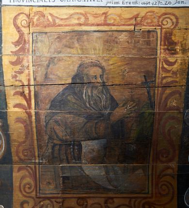 Zdjęcie nr 24: Polichromia ścienna nawy pokrywa wszystkie ściany oraz strop tej części świątyni. Polichromia figuralno-ornamentalna. W łuku tęczowym fryz podstropowy, wypełniony ornamentem w formie schematycznej, stylizowanej wici roślinnej, ujętej na krańcach uskrzydlonymi główkami anielskimi, umieszczonymi w medalionach. Poniżej fryzu, po lewej herb cesarski, ujęty w wieniec laurowy, w tle pejzaż; po przeciwnej stronie, zwieńczony insygniami biskupimi, herb biskupa Jerzego Lippay de Zongor – dwa lwy, ustawione antytetycznie przy ukoronowanej kolumnie.

Na północnej ścianie nawy do wysokości jednej trzeciej ściany pas kwater z wizerunkami świętych, ujętymi w obramienia, utworzone z ornamentu w formie silnie stylizowanej wici roślinnej. Pola pomiędzy kwaterami wypełnione schematycznym ornamentem geometryczno-figuralnym, złożonym ze skręconej wici roślinnej oraz główek anielskich. Od strony prezbiterium kolejno przedstawienia opatrzone następującymi podpisami:
„S(NCTVS) ADREAS ZOREARBUS EREMITA NITRAE / ET TRENCHINII  27 XIV LY ANNO 1609”;
„B. MATHEAI ESCANDELI NATUS BUDAE MARTIRIO AFFE/CTUS in Sinis quo infide infidelum convertendorum causa penefravit”;
„B. SADOCH ORD. PRAED. A. S. DOMINICO in UNGARIAM/ MISSUS EGREGIE LABORAVIT MARTYRIO  affectus 1260. 3. Iunii”;
„S(ANCTVS) COLOMANUS MS. MARGARITAE REGINAE SCOTIAE UNGARA/ MATRE NATAE FILIUS SUSPENSUS STOKARAVIAE COLIT 13 oct.”;
„S(ANCTVS) CAPISTRANI ORD. S. FRAC. TURCAS BELRADO FUGAVIT/ UNG. Ufilissim[us] obit 1455 23 Od. Viilaci in Ung. Sepult[us].”;
„S(ANCTVS) PETRUS THOMASIUS CARMELITA AT LUDOVICUM/ UNG. REGEM NUNTI[US] APOSTOL. De pace cum Venetis egit obit 29 9 1367”.

Kontynuacja przedstawień na ścianie zachodniej:
„B. IACOBUS PICENUS ORD. S. FRANC. S. CAPISTRANI IN UNG./ COAPOSTOL[US] MULTOS AD CHRISTI FIDEM CONVERTIT”;
„S(ANCTVS) IOANNES NEPOMUCN.”.

W górnej partii ściany północnej scena wielofiguralna: Św. Jan Chrzciciel nauczający w otoczeniu tłumu. W tle pejzaż z drzewami i  zarysowanym na najdalszym planie masywem górskim. Ponad przedstawieniem napis: „VENIT IN OMNEM REGIONEM PRAEDICANS BAPTISMUM POENITENITIAE LUCAE 3.”. Do sceny kazania św Jana Chrzciciela przylega środkowy rząd wizerunków świętych. Cztery pierwsze przedstawienia znajdują się na ścianie północnej i biegną w kierunku chóru muzycznego:
„B. BERTHODEUS (…) 17 DECE”;
„B. IOANNES DOMINICI ORD. PRAED. EP. Et. CARDIN ad. SIGISMUN. UN. BEC. NUNT. APOTOLIC. BUDAE obiit (…) 1418” [w lewym górnym rogu odnotowane białą farbą informacje o kolejnych konserwacjach polichromii];
„B. ANTONIUS UNGARUS ORD. FRANC. FULGINII/IN OBSEQUIO INFIRMORUM ob. 1398. 13 May.”;
„B. MATHAEUS ESCANDELI NATUS BUDA MARTIRIS AFFECTUS IN SINIS QUO INFIDELIUM…”.

Nad chórem muzycznym, na ścianie zachodniej znajdują się kolejne cztery wizerunki z tego cyklu:
„B. MURITIUS CSAKY ORD. PRAED AMORE IN DEIPURAM MIRACU/LIS CLARUS obiit laurmi 1336 20. Mar. [.]oii Ferr.”;
„B. MAURUS EX MANASTETRIO S. MARTINI /ORD. S. BENED. EPISC. QUINQUE ECCLESIENS in UNGARIA”;
„S(ANCTVS) BENEDICTUS MAR. EREMITA PROPE TRENCHINIUM/IN VASUM MERSUS COLITUR IM aii”;
„B. EUSEBIUS CANONICO STRIGOMI PRIMUS/PROVINCIALIS ORA: S. PAULI primi Erem: obit 1270. 20. Ian.”.

Ostatnie dwa wizerunki na ścianie południowej nad chórem muzycznym, kolejno od strony ściany tęczowej:
„S(ANCTVS) ASTRICQ ARCHIEN. COLOCENS. IN UNGARIA ORD./ s. BENEDICTI OBIIT. AN. 1034. 12 Novembris”;
„S(ANCTVS) PAULUS UNGARUS PRIMUS ORD. PRAED./ UNGARIA PROVINCIALIS MARTIRIO affectis”.

Na podniebiu zaskrzynienia kontynuacja cyklu hagiograficznego. Od łuku tęczowego, wizerunki umieszczone są między elementami ornamentacyjnym, opatrzone następującymi podpisami:
„B. GISELA S. STEPH. R. / U. CONIUX Ob. 1036”;
„S(ANCTVS) ESABETH ANDR. U. FI/LIA DUCISS THURINN ob. 1226”;
„B. GERTRUDIS V. FILIA/ S. ELISABETHAE THURING”;
„B. ELISABETH HELVETA AN/ DR III R.U. FILIA ob. 1338 6 mai”;
„B. HELENA V. ORD. PRAEDIC. OB. BUD. AN. 1720 9 nov.”;
„S(ANCTVS) MARGHARITA REGINA SCOTIAE NATA IN UNGARIA TEMORAE S. SALAMONIS”;
„B. ELISABETHU. Ord. Praed S. STEPHANI UNG. REGIS. FILIA OBIIT CIV. Anno 1285 6 martii”;
„S(ANCTA) URSULA CUM 11 000 VIRGINUM AB ATTILA INTERFECTA 1383 21 Oct.”.

Na podniebiu zaskrzynienia nad ścianą południową kontynuacja cyklu, od tęczy:
„B. MARGARITA FILIA BELAE 4 R. V. Ob. 1273. 28 Ian.”; 
„B. CUNEGUNDUDIS V. BELAE IV REG FILIA Ob. 1292. 24. 1.”.

Na ścianie południowej w dolnym pasie malowideł od strony tęczy scena figuralna z przedstawieniem św. Anny nauczającej Marię, a następnie scena piekła z przedstawieniem męki grzeszników w wypełnionej płomieniami paszczy Lewiatana. W górnej partii scena przedstawiająca pogrzeb Jana Chrzciciela. Przestrzenie wokół tego malowidła i okien szczelnie wypełnione ornamentem w formie schematycznej wici roślinnej. Drzwi pokryte dekoracją ornamentalną analogiczną do tej w przestrzeniach między obrazami w dolnym rzędzie cyklu świętych na ścianie północnej. Fryz przystropowy w całości dekorowany analogicznie jak w łuku tęczowym. 

Na stropie kontynuacja cyklu ze scenami z życia Jana Chrzciciela, rozpoczynającego się w prezbiterium. Dwa obrazy w formie prostokątów, ujęte w malowane ramy, utworzone z ornamentu złożonego z wici roślinnej i stylizowanych rozetek. Pierwsza od tęczy wielopostaciowa scena narodzin Jana Chrzciciela, w górnej partii opatrzona napisem: „QUIS PUTAS PUER ISTE ERITE IOANNES EST NOMEN EIUS LUCAE 1.”. Bliżej chóru przedstawienie Jana Chrzciciela, nauczającego na puszczy, opatrzona podpisem: „ERAT IN DESERTIS USQUE IN DIEM OSTENSIONIS SUAE LUCAE 1.”. Obrazy ujęte w iluzjonistycznie malowane kasetony z rozetami w środku. Podziały kasetonowe zaznaczone listewkami, dekorowanymi rozetkami. Pod amboną niewielkich rozmiarów malowidło, przedstawiające siedem postaci pokutujących w czyśćcu i anioła. Scena zwieńczona monogramem IHS.
