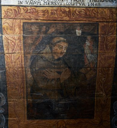 Zdjęcie nr 25: Polichromia ścienna nawy pokrywa wszystkie ściany oraz strop tej części świątyni. Polichromia figuralno-ornamentalna. W łuku tęczowym fryz podstropowy, wypełniony ornamentem w formie schematycznej, stylizowanej wici roślinnej, ujętej na krańcach uskrzydlonymi główkami anielskimi, umieszczonymi w medalionach. Poniżej fryzu, po lewej herb cesarski, ujęty w wieniec laurowy, w tle pejzaż; po przeciwnej stronie, zwieńczony insygniami biskupimi, herb biskupa Jerzego Lippay de Zongor – dwa lwy, ustawione antytetycznie przy ukoronowanej kolumnie.

Na północnej ścianie nawy do wysokości jednej trzeciej ściany pas kwater z wizerunkami świętych, ujętymi w obramienia, utworzone z ornamentu w formie silnie stylizowanej wici roślinnej. Pola pomiędzy kwaterami wypełnione schematycznym ornamentem geometryczno-figuralnym, złożonym ze skręconej wici roślinnej oraz główek anielskich. Od strony prezbiterium kolejno przedstawienia opatrzone następującymi podpisami:
„S(NCTVS) ADREAS ZOREARBUS EREMITA NITRAE / ET TRENCHINII  27 XIV LY ANNO 1609”;
„B. MATHEAI ESCANDELI NATUS BUDAE MARTIRIO AFFE/CTUS in Sinis quo infide infidelum convertendorum causa penefravit”;
„B. SADOCH ORD. PRAED. A. S. DOMINICO in UNGARIAM/ MISSUS EGREGIE LABORAVIT MARTYRIO  affectus 1260. 3. Iunii”;
„S(ANCTVS) COLOMANUS MS. MARGARITAE REGINAE SCOTIAE UNGARA/ MATRE NATAE FILIUS SUSPENSUS STOKARAVIAE COLIT 13 oct.”;
„S(ANCTVS) CAPISTRANI ORD. S. FRAC. TURCAS BELRADO FUGAVIT/ UNG. Ufilissim[us] obit 1455 23 Od. Viilaci in Ung. Sepult[us].”;
„S(ANCTVS) PETRUS THOMASIUS CARMELITA AT LUDOVICUM/ UNG. REGEM NUNTI[US] APOSTOL. De pace cum Venetis egit obit 29 9 1367”.

Kontynuacja przedstawień na ścianie zachodniej:
„B. IACOBUS PICENUS ORD. S. FRANC. S. CAPISTRANI IN UNG./ COAPOSTOL[US] MULTOS AD CHRISTI FIDEM CONVERTIT”;
„S(ANCTVS) IOANNES NEPOMUCN.”.

W górnej partii ściany północnej scena wielofiguralna: Św. Jan Chrzciciel nauczający w otoczeniu tłumu. W tle pejzaż z drzewami i  zarysowanym na najdalszym planie masywem górskim. Ponad przedstawieniem napis: „VENIT IN OMNEM REGIONEM PRAEDICANS BAPTISMUM POENITENITIAE LUCAE 3.”. Do sceny kazania św Jana Chrzciciela przylega środkowy rząd wizerunków świętych. Cztery pierwsze przedstawienia znajdują się na ścianie północnej i biegną w kierunku chóru muzycznego:
„B. BERTHODEUS (…) 17 DECE”;
„B. IOANNES DOMINICI ORD. PRAED. EP. Et. CARDIN ad. SIGISMUN. UN. BEC. NUNT. APOTOLIC. BUDAE obiit (…) 1418” [w lewym górnym rogu odnotowane białą farbą informacje o kolejnych konserwacjach polichromii];
„B. ANTONIUS UNGARUS ORD. FRANC. FULGINII/IN OBSEQUIO INFIRMORUM ob. 1398. 13 May.”;
„B. MATHAEUS ESCANDELI NATUS BUDA MARTIRIS AFFECTUS IN SINIS QUO INFIDELIUM…”.

Nad chórem muzycznym, na ścianie zachodniej znajdują się kolejne cztery wizerunki z tego cyklu:
„B. MURITIUS CSAKY ORD. PRAED AMORE IN DEIPURAM MIRACU/LIS CLARUS obiit laurmi 1336 20. Mar. [.]oii Ferr.”;
„B. MAURUS EX MANASTETRIO S. MARTINI /ORD. S. BENED. EPISC. QUINQUE ECCLESIENS in UNGARIA”;
„S(ANCTVS) BENEDICTUS MAR. EREMITA PROPE TRENCHINIUM/IN VASUM MERSUS COLITUR IM aii”;
„B. EUSEBIUS CANONICO STRIGOMI PRIMUS/PROVINCIALIS ORA: S. PAULI primi Erem: obit 1270. 20. Ian.”.

Ostatnie dwa wizerunki na ścianie południowej nad chórem muzycznym, kolejno od strony ściany tęczowej:
„S(ANCTVS) ASTRICQ ARCHIEN. COLOCENS. IN UNGARIA ORD./ s. BENEDICTI OBIIT. AN. 1034. 12 Novembris”;
„S(ANCTVS) PAULUS UNGARUS PRIMUS ORD. PRAED./ UNGARIA PROVINCIALIS MARTIRIO affectis”.

Na podniebiu zaskrzynienia kontynuacja cyklu hagiograficznego. Od łuku tęczowego, wizerunki umieszczone są między elementami ornamentacyjnym, opatrzone następującymi podpisami:
„B. GISELA S. STEPH. R. / U. CONIUX Ob. 1036”;
„S(ANCTVS) ESABETH ANDR. U. FI/LIA DUCISS THURINN ob. 1226”;
„B. GERTRUDIS V. FILIA/ S. ELISABETHAE THURING”;
„B. ELISABETH HELVETA AN/ DR III R.U. FILIA ob. 1338 6 mai”;
„B. HELENA V. ORD. PRAEDIC. OB. BUD. AN. 1720 9 nov.”;
„S(ANCTVS) MARGHARITA REGINA SCOTIAE NATA IN UNGARIA TEMORAE S. SALAMONIS”;
„B. ELISABETHU. Ord. Praed S. STEPHANI UNG. REGIS. FILIA OBIIT CIV. Anno 1285 6 martii”;
„S(ANCTA) URSULA CUM 11 000 VIRGINUM AB ATTILA INTERFECTA 1383 21 Oct.”.

Na podniebiu zaskrzynienia nad ścianą południową kontynuacja cyklu, od tęczy:
„B. MARGARITA FILIA BELAE 4 R. V. Ob. 1273. 28 Ian.”; 
„B. CUNEGUNDUDIS V. BELAE IV REG FILIA Ob. 1292. 24. 1.”.

Na ścianie południowej w dolnym pasie malowideł od strony tęczy scena figuralna z przedstawieniem św. Anny nauczającej Marię, a następnie scena piekła z przedstawieniem męki grzeszników w wypełnionej płomieniami paszczy Lewiatana. W górnej partii scena przedstawiająca pogrzeb Jana Chrzciciela. Przestrzenie wokół tego malowidła i okien szczelnie wypełnione ornamentem w formie schematycznej wici roślinnej. Drzwi pokryte dekoracją ornamentalną analogiczną do tej w przestrzeniach między obrazami w dolnym rzędzie cyklu świętych na ścianie północnej. Fryz przystropowy w całości dekorowany analogicznie jak w łuku tęczowym. 

Na stropie kontynuacja cyklu ze scenami z życia Jana Chrzciciela, rozpoczynającego się w prezbiterium. Dwa obrazy w formie prostokątów, ujęte w malowane ramy, utworzone z ornamentu złożonego z wici roślinnej i stylizowanych rozetek. Pierwsza od tęczy wielopostaciowa scena narodzin Jana Chrzciciela, w górnej partii opatrzona napisem: „QUIS PUTAS PUER ISTE ERITE IOANNES EST NOMEN EIUS LUCAE 1.”. Bliżej chóru przedstawienie Jana Chrzciciela, nauczającego na puszczy, opatrzona podpisem: „ERAT IN DESERTIS USQUE IN DIEM OSTENSIONIS SUAE LUCAE 1.”. Obrazy ujęte w iluzjonistycznie malowane kasetony z rozetami w środku. Podziały kasetonowe zaznaczone listewkami, dekorowanymi rozetkami. Pod amboną niewielkich rozmiarów malowidło, przedstawiające siedem postaci pokutujących w czyśćcu i anioła. Scena zwieńczona monogramem IHS.
