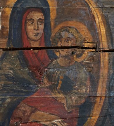 Zdjęcie nr 26: Polichromia ścienna nawy pokrywa wszystkie ściany oraz strop tej części świątyni. Polichromia figuralno-ornamentalna. W łuku tęczowym fryz podstropowy, wypełniony ornamentem w formie schematycznej, stylizowanej wici roślinnej, ujętej na krańcach uskrzydlonymi główkami anielskimi, umieszczonymi w medalionach. Poniżej fryzu, po lewej herb cesarski, ujęty w wieniec laurowy, w tle pejzaż; po przeciwnej stronie, zwieńczony insygniami biskupimi, herb biskupa Jerzego Lippay de Zongor – dwa lwy, ustawione antytetycznie przy ukoronowanej kolumnie.

Na północnej ścianie nawy do wysokości jednej trzeciej ściany pas kwater z wizerunkami świętych, ujętymi w obramienia, utworzone z ornamentu w formie silnie stylizowanej wici roślinnej. Pola pomiędzy kwaterami wypełnione schematycznym ornamentem geometryczno-figuralnym, złożonym ze skręconej wici roślinnej oraz główek anielskich. Od strony prezbiterium kolejno przedstawienia opatrzone następującymi podpisami:
„S(NCTVS) ADREAS ZOREARBUS EREMITA NITRAE / ET TRENCHINII  27 XIV LY ANNO 1609”;
„B. MATHEAI ESCANDELI NATUS BUDAE MARTIRIO AFFE/CTUS in Sinis quo infide infidelum convertendorum causa penefravit”;
„B. SADOCH ORD. PRAED. A. S. DOMINICO in UNGARIAM/ MISSUS EGREGIE LABORAVIT MARTYRIO  affectus 1260. 3. Iunii”;
„S(ANCTVS) COLOMANUS MS. MARGARITAE REGINAE SCOTIAE UNGARA/ MATRE NATAE FILIUS SUSPENSUS STOKARAVIAE COLIT 13 oct.”;
„S(ANCTVS) CAPISTRANI ORD. S. FRAC. TURCAS BELRADO FUGAVIT/ UNG. Ufilissim[us] obit 1455 23 Od. Viilaci in Ung. Sepult[us].”;
„S(ANCTVS) PETRUS THOMASIUS CARMELITA AT LUDOVICUM/ UNG. REGEM NUNTI[US] APOSTOL. De pace cum Venetis egit obit 29 9 1367”.

Kontynuacja przedstawień na ścianie zachodniej:
„B. IACOBUS PICENUS ORD. S. FRANC. S. CAPISTRANI IN UNG./ COAPOSTOL[US] MULTOS AD CHRISTI FIDEM CONVERTIT”;
„S(ANCTVS) IOANNES NEPOMUCN.”.

W górnej partii ściany północnej scena wielofiguralna: Św. Jan Chrzciciel nauczający w otoczeniu tłumu. W tle pejzaż z drzewami i  zarysowanym na najdalszym planie masywem górskim. Ponad przedstawieniem napis: „VENIT IN OMNEM REGIONEM PRAEDICANS BAPTISMUM POENITENITIAE LUCAE 3.”. Do sceny kazania św Jana Chrzciciela przylega środkowy rząd wizerunków świętych. Cztery pierwsze przedstawienia znajdują się na ścianie północnej i biegną w kierunku chóru muzycznego:
„B. BERTHODEUS (…) 17 DECE”;
„B. IOANNES DOMINICI ORD. PRAED. EP. Et. CARDIN ad. SIGISMUN. UN. BEC. NUNT. APOTOLIC. BUDAE obiit (…) 1418” [w lewym górnym rogu odnotowane białą farbą informacje o kolejnych konserwacjach polichromii];
„B. ANTONIUS UNGARUS ORD. FRANC. FULGINII/IN OBSEQUIO INFIRMORUM ob. 1398. 13 May.”;
„B. MATHAEUS ESCANDELI NATUS BUDA MARTIRIS AFFECTUS IN SINIS QUO INFIDELIUM…”.

Nad chórem muzycznym, na ścianie zachodniej znajdują się kolejne cztery wizerunki z tego cyklu:
„B. MURITIUS CSAKY ORD. PRAED AMORE IN DEIPURAM MIRACU/LIS CLARUS obiit laurmi 1336 20. Mar. [.]oii Ferr.”;
„B. MAURUS EX MANASTETRIO S. MARTINI /ORD. S. BENED. EPISC. QUINQUE ECCLESIENS in UNGARIA”;
„S(ANCTVS) BENEDICTUS MAR. EREMITA PROPE TRENCHINIUM/IN VASUM MERSUS COLITUR IM aii”;
„B. EUSEBIUS CANONICO STRIGOMI PRIMUS/PROVINCIALIS ORA: S. PAULI primi Erem: obit 1270. 20. Ian.”.

Ostatnie dwa wizerunki na ścianie południowej nad chórem muzycznym, kolejno od strony ściany tęczowej:
„S(ANCTVS) ASTRICQ ARCHIEN. COLOCENS. IN UNGARIA ORD./ s. BENEDICTI OBIIT. AN. 1034. 12 Novembris”;
„S(ANCTVS) PAULUS UNGARUS PRIMUS ORD. PRAED./ UNGARIA PROVINCIALIS MARTIRIO affectis”.

Na podniebiu zaskrzynienia kontynuacja cyklu hagiograficznego. Od łuku tęczowego, wizerunki umieszczone są między elementami ornamentacyjnym, opatrzone następującymi podpisami:
„B. GISELA S. STEPH. R. / U. CONIUX Ob. 1036”;
„S(ANCTVS) ESABETH ANDR. U. FI/LIA DUCISS THURINN ob. 1226”;
„B. GERTRUDIS V. FILIA/ S. ELISABETHAE THURING”;
„B. ELISABETH HELVETA AN/ DR III R.U. FILIA ob. 1338 6 mai”;
„B. HELENA V. ORD. PRAEDIC. OB. BUD. AN. 1720 9 nov.”;
„S(ANCTVS) MARGHARITA REGINA SCOTIAE NATA IN UNGARIA TEMORAE S. SALAMONIS”;
„B. ELISABETHU. Ord. Praed S. STEPHANI UNG. REGIS. FILIA OBIIT CIV. Anno 1285 6 martii”;
„S(ANCTA) URSULA CUM 11 000 VIRGINUM AB ATTILA INTERFECTA 1383 21 Oct.”.

Na podniebiu zaskrzynienia nad ścianą południową kontynuacja cyklu, od tęczy:
„B. MARGARITA FILIA BELAE 4 R. V. Ob. 1273. 28 Ian.”; 
„B. CUNEGUNDUDIS V. BELAE IV REG FILIA Ob. 1292. 24. 1.”.

Na ścianie południowej w dolnym pasie malowideł od strony tęczy scena figuralna z przedstawieniem św. Anny nauczającej Marię, a następnie scena piekła z przedstawieniem męki grzeszników w wypełnionej płomieniami paszczy Lewiatana. W górnej partii scena przedstawiająca pogrzeb Jana Chrzciciela. Przestrzenie wokół tego malowidła i okien szczelnie wypełnione ornamentem w formie schematycznej wici roślinnej. Drzwi pokryte dekoracją ornamentalną analogiczną do tej w przestrzeniach między obrazami w dolnym rzędzie cyklu świętych na ścianie północnej. Fryz przystropowy w całości dekorowany analogicznie jak w łuku tęczowym. 

Na stropie kontynuacja cyklu ze scenami z życia Jana Chrzciciela, rozpoczynającego się w prezbiterium. Dwa obrazy w formie prostokątów, ujęte w malowane ramy, utworzone z ornamentu złożonego z wici roślinnej i stylizowanych rozetek. Pierwsza od tęczy wielopostaciowa scena narodzin Jana Chrzciciela, w górnej partii opatrzona napisem: „QUIS PUTAS PUER ISTE ERITE IOANNES EST NOMEN EIUS LUCAE 1.”. Bliżej chóru przedstawienie Jana Chrzciciela, nauczającego na puszczy, opatrzona podpisem: „ERAT IN DESERTIS USQUE IN DIEM OSTENSIONIS SUAE LUCAE 1.”. Obrazy ujęte w iluzjonistycznie malowane kasetony z rozetami w środku. Podziały kasetonowe zaznaczone listewkami, dekorowanymi rozetkami. Pod amboną niewielkich rozmiarów malowidło, przedstawiające siedem postaci pokutujących w czyśćcu i anioła. Scena zwieńczona monogramem IHS.
