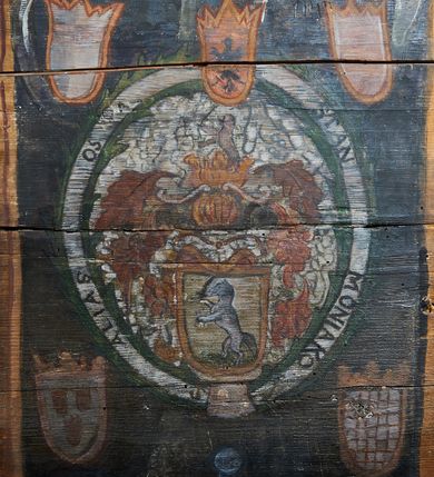 Zdjęcie nr 27: Polichromia ścienna nawy pokrywa wszystkie ściany oraz strop tej części świątyni. Polichromia figuralno-ornamentalna. W łuku tęczowym fryz podstropowy, wypełniony ornamentem w formie schematycznej, stylizowanej wici roślinnej, ujętej na krańcach uskrzydlonymi główkami anielskimi, umieszczonymi w medalionach. Poniżej fryzu, po lewej herb cesarski, ujęty w wieniec laurowy, w tle pejzaż; po przeciwnej stronie, zwieńczony insygniami biskupimi, herb biskupa Jerzego Lippay de Zongor – dwa lwy, ustawione antytetycznie przy ukoronowanej kolumnie.

Na północnej ścianie nawy do wysokości jednej trzeciej ściany pas kwater z wizerunkami świętych, ujętymi w obramienia, utworzone z ornamentu w formie silnie stylizowanej wici roślinnej. Pola pomiędzy kwaterami wypełnione schematycznym ornamentem geometryczno-figuralnym, złożonym ze skręconej wici roślinnej oraz główek anielskich. Od strony prezbiterium kolejno przedstawienia opatrzone następującymi podpisami:
„S(NCTVS) ADREAS ZOREARBUS EREMITA NITRAE / ET TRENCHINII  27 XIV LY ANNO 1609”;
„B. MATHEAI ESCANDELI NATUS BUDAE MARTIRIO AFFE/CTUS in Sinis quo infide infidelum convertendorum causa penefravit”;
„B. SADOCH ORD. PRAED. A. S. DOMINICO in UNGARIAM/ MISSUS EGREGIE LABORAVIT MARTYRIO  affectus 1260. 3. Iunii”;
„S(ANCTVS) COLOMANUS MS. MARGARITAE REGINAE SCOTIAE UNGARA/ MATRE NATAE FILIUS SUSPENSUS STOKARAVIAE COLIT 13 oct.”;
„S(ANCTVS) CAPISTRANI ORD. S. FRAC. TURCAS BELRADO FUGAVIT/ UNG. Ufilissim[us] obit 1455 23 Od. Viilaci in Ung. Sepult[us].”;
„S(ANCTVS) PETRUS THOMASIUS CARMELITA AT LUDOVICUM/ UNG. REGEM NUNTI[US] APOSTOL. De pace cum Venetis egit obit 29 9 1367”.

Kontynuacja przedstawień na ścianie zachodniej:
„B. IACOBUS PICENUS ORD. S. FRANC. S. CAPISTRANI IN UNG./ COAPOSTOL[US] MULTOS AD CHRISTI FIDEM CONVERTIT”;
„S(ANCTVS) IOANNES NEPOMUCN.”.

W górnej partii ściany północnej scena wielofiguralna: Św. Jan Chrzciciel nauczający w otoczeniu tłumu. W tle pejzaż z drzewami i  zarysowanym na najdalszym planie masywem górskim. Ponad przedstawieniem napis: „VENIT IN OMNEM REGIONEM PRAEDICANS BAPTISMUM POENITENITIAE LUCAE 3.”. Do sceny kazania św Jana Chrzciciela przylega środkowy rząd wizerunków świętych. Cztery pierwsze przedstawienia znajdują się na ścianie północnej i biegną w kierunku chóru muzycznego:
„B. BERTHODEUS (…) 17 DECE”;
„B. IOANNES DOMINICI ORD. PRAED. EP. Et. CARDIN ad. SIGISMUN. UN. BEC. NUNT. APOTOLIC. BUDAE obiit (…) 1418” [w lewym górnym rogu odnotowane białą farbą informacje o kolejnych konserwacjach polichromii];
„B. ANTONIUS UNGARUS ORD. FRANC. FULGINII/IN OBSEQUIO INFIRMORUM ob. 1398. 13 May.”;
„B. MATHAEUS ESCANDELI NATUS BUDA MARTIRIS AFFECTUS IN SINIS QUO INFIDELIUM…”.

Nad chórem muzycznym, na ścianie zachodniej znajdują się kolejne cztery wizerunki z tego cyklu:
„B. MURITIUS CSAKY ORD. PRAED AMORE IN DEIPURAM MIRACU/LIS CLARUS obiit laurmi 1336 20. Mar. [.]oii Ferr.”;
„B. MAURUS EX MANASTETRIO S. MARTINI /ORD. S. BENED. EPISC. QUINQUE ECCLESIENS in UNGARIA”;
„S(ANCTVS) BENEDICTUS MAR. EREMITA PROPE TRENCHINIUM/IN VASUM MERSUS COLITUR IM aii”;
„B. EUSEBIUS CANONICO STRIGOMI PRIMUS/PROVINCIALIS ORA: S. PAULI primi Erem: obit 1270. 20. Ian.”.

Ostatnie dwa wizerunki na ścianie południowej nad chórem muzycznym, kolejno od strony ściany tęczowej:
„S(ANCTVS) ASTRICQ ARCHIEN. COLOCENS. IN UNGARIA ORD./ s. BENEDICTI OBIIT. AN. 1034. 12 Novembris”;
„S(ANCTVS) PAULUS UNGARUS PRIMUS ORD. PRAED./ UNGARIA PROVINCIALIS MARTIRIO affectis”.

Na podniebiu zaskrzynienia kontynuacja cyklu hagiograficznego. Od łuku tęczowego, wizerunki umieszczone są między elementami ornamentacyjnym, opatrzone następującymi podpisami:
„B. GISELA S. STEPH. R. / U. CONIUX Ob. 1036”;
„S(ANCTVS) ESABETH ANDR. U. FI/LIA DUCISS THURINN ob. 1226”;
„B. GERTRUDIS V. FILIA/ S. ELISABETHAE THURING”;
„B. ELISABETH HELVETA AN/ DR III R.U. FILIA ob. 1338 6 mai”;
„B. HELENA V. ORD. PRAEDIC. OB. BUD. AN. 1720 9 nov.”;
„S(ANCTVS) MARGHARITA REGINA SCOTIAE NATA IN UNGARIA TEMORAE S. SALAMONIS”;
„B. ELISABETHU. Ord. Praed S. STEPHANI UNG. REGIS. FILIA OBIIT CIV. Anno 1285 6 martii”;
„S(ANCTA) URSULA CUM 11 000 VIRGINUM AB ATTILA INTERFECTA 1383 21 Oct.”.

Na podniebiu zaskrzynienia nad ścianą południową kontynuacja cyklu, od tęczy:
„B. MARGARITA FILIA BELAE 4 R. V. Ob. 1273. 28 Ian.”; 
„B. CUNEGUNDUDIS V. BELAE IV REG FILIA Ob. 1292. 24. 1.”.

Na ścianie południowej w dolnym pasie malowideł od strony tęczy scena figuralna z przedstawieniem św. Anny nauczającej Marię, a następnie scena piekła z przedstawieniem męki grzeszników w wypełnionej płomieniami paszczy Lewiatana. W górnej partii scena przedstawiająca pogrzeb Jana Chrzciciela. Przestrzenie wokół tego malowidła i okien szczelnie wypełnione ornamentem w formie schematycznej wici roślinnej. Drzwi pokryte dekoracją ornamentalną analogiczną do tej w przestrzeniach między obrazami w dolnym rzędzie cyklu świętych na ścianie północnej. Fryz przystropowy w całości dekorowany analogicznie jak w łuku tęczowym. 

Na stropie kontynuacja cyklu ze scenami z życia Jana Chrzciciela, rozpoczynającego się w prezbiterium. Dwa obrazy w formie prostokątów, ujęte w malowane ramy, utworzone z ornamentu złożonego z wici roślinnej i stylizowanych rozetek. Pierwsza od tęczy wielopostaciowa scena narodzin Jana Chrzciciela, w górnej partii opatrzona napisem: „QUIS PUTAS PUER ISTE ERITE IOANNES EST NOMEN EIUS LUCAE 1.”. Bliżej chóru przedstawienie Jana Chrzciciela, nauczającego na puszczy, opatrzona podpisem: „ERAT IN DESERTIS USQUE IN DIEM OSTENSIONIS SUAE LUCAE 1.”. Obrazy ujęte w iluzjonistycznie malowane kasetony z rozetami w środku. Podziały kasetonowe zaznaczone listewkami, dekorowanymi rozetkami. Pod amboną niewielkich rozmiarów malowidło, przedstawiające siedem postaci pokutujących w czyśćcu i anioła. Scena zwieńczona monogramem IHS.
