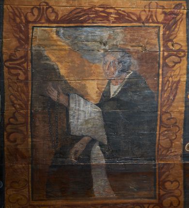 Zdjęcie nr 30: Polichromia ścienna nawy pokrywa wszystkie ściany oraz strop tej części świątyni. Polichromia figuralno-ornamentalna. W łuku tęczowym fryz podstropowy, wypełniony ornamentem w formie schematycznej, stylizowanej wici roślinnej, ujętej na krańcach uskrzydlonymi główkami anielskimi, umieszczonymi w medalionach. Poniżej fryzu, po lewej herb cesarski, ujęty w wieniec laurowy, w tle pejzaż; po przeciwnej stronie, zwieńczony insygniami biskupimi, herb biskupa Jerzego Lippay de Zongor – dwa lwy, ustawione antytetycznie przy ukoronowanej kolumnie.

Na północnej ścianie nawy do wysokości jednej trzeciej ściany pas kwater z wizerunkami świętych, ujętymi w obramienia, utworzone z ornamentu w formie silnie stylizowanej wici roślinnej. Pola pomiędzy kwaterami wypełnione schematycznym ornamentem geometryczno-figuralnym, złożonym ze skręconej wici roślinnej oraz główek anielskich. Od strony prezbiterium kolejno przedstawienia opatrzone następującymi podpisami:
„S(NCTVS) ADREAS ZOREARBUS EREMITA NITRAE / ET TRENCHINII  27 XIV LY ANNO 1609”;
„B. MATHEAI ESCANDELI NATUS BUDAE MARTIRIO AFFE/CTUS in Sinis quo infide infidelum convertendorum causa penefravit”;
„B. SADOCH ORD. PRAED. A. S. DOMINICO in UNGARIAM/ MISSUS EGREGIE LABORAVIT MARTYRIO  affectus 1260. 3. Iunii”;
„S(ANCTVS) COLOMANUS MS. MARGARITAE REGINAE SCOTIAE UNGARA/ MATRE NATAE FILIUS SUSPENSUS STOKARAVIAE COLIT 13 oct.”;
„S(ANCTVS) CAPISTRANI ORD. S. FRAC. TURCAS BELRADO FUGAVIT/ UNG. Ufilissim[us] obit 1455 23 Od. Viilaci in Ung. Sepult[us].”;
„S(ANCTVS) PETRUS THOMASIUS CARMELITA AT LUDOVICUM/ UNG. REGEM NUNTI[US] APOSTOL. De pace cum Venetis egit obit 29 9 1367”.

Kontynuacja przedstawień na ścianie zachodniej:
„B. IACOBUS PICENUS ORD. S. FRANC. S. CAPISTRANI IN UNG./ COAPOSTOL[US] MULTOS AD CHRISTI FIDEM CONVERTIT”;
„S(ANCTVS) IOANNES NEPOMUCN.”.

W górnej partii ściany północnej scena wielofiguralna: Św. Jan Chrzciciel nauczający w otoczeniu tłumu. W tle pejzaż z drzewami i  zarysowanym na najdalszym planie masywem górskim. Ponad przedstawieniem napis: „VENIT IN OMNEM REGIONEM PRAEDICANS BAPTISMUM POENITENITIAE LUCAE 3.”. Do sceny kazania św Jana Chrzciciela przylega środkowy rząd wizerunków świętych. Cztery pierwsze przedstawienia znajdują się na ścianie północnej i biegną w kierunku chóru muzycznego:
„B. BERTHODEUS (…) 17 DECE”;
„B. IOANNES DOMINICI ORD. PRAED. EP. Et. CARDIN ad. SIGISMUN. UN. BEC. NUNT. APOTOLIC. BUDAE obiit (…) 1418” [w lewym górnym rogu odnotowane białą farbą informacje o kolejnych konserwacjach polichromii];
„B. ANTONIUS UNGARUS ORD. FRANC. FULGINII/IN OBSEQUIO INFIRMORUM ob. 1398. 13 May.”;
„B. MATHAEUS ESCANDELI NATUS BUDA MARTIRIS AFFECTUS IN SINIS QUO INFIDELIUM…”.

Nad chórem muzycznym, na ścianie zachodniej znajdują się kolejne cztery wizerunki z tego cyklu:
„B. MURITIUS CSAKY ORD. PRAED AMORE IN DEIPURAM MIRACU/LIS CLARUS obiit laurmi 1336 20. Mar. [.]oii Ferr.”;
„B. MAURUS EX MANASTETRIO S. MARTINI /ORD. S. BENED. EPISC. QUINQUE ECCLESIENS in UNGARIA”;
„S(ANCTVS) BENEDICTUS MAR. EREMITA PROPE TRENCHINIUM/IN VASUM MERSUS COLITUR IM aii”;
„B. EUSEBIUS CANONICO STRIGOMI PRIMUS/PROVINCIALIS ORA: S. PAULI primi Erem: obit 1270. 20. Ian.”.

Ostatnie dwa wizerunki na ścianie południowej nad chórem muzycznym, kolejno od strony ściany tęczowej:
„S(ANCTVS) ASTRICQ ARCHIEN. COLOCENS. IN UNGARIA ORD./ s. BENEDICTI OBIIT. AN. 1034. 12 Novembris”;
„S(ANCTVS) PAULUS UNGARUS PRIMUS ORD. PRAED./ UNGARIA PROVINCIALIS MARTIRIO affectis”.

Na podniebiu zaskrzynienia kontynuacja cyklu hagiograficznego. Od łuku tęczowego, wizerunki umieszczone są między elementami ornamentacyjnym, opatrzone następującymi podpisami:
„B. GISELA S. STEPH. R. / U. CONIUX Ob. 1036”;
„S(ANCTVS) ESABETH ANDR. U. FI/LIA DUCISS THURINN ob. 1226”;
„B. GERTRUDIS V. FILIA/ S. ELISABETHAE THURING”;
„B. ELISABETH HELVETA AN/ DR III R.U. FILIA ob. 1338 6 mai”;
„B. HELENA V. ORD. PRAEDIC. OB. BUD. AN. 1720 9 nov.”;
„S(ANCTVS) MARGHARITA REGINA SCOTIAE NATA IN UNGARIA TEMORAE S. SALAMONIS”;
„B. ELISABETHU. Ord. Praed S. STEPHANI UNG. REGIS. FILIA OBIIT CIV. Anno 1285 6 martii”;
„S(ANCTA) URSULA CUM 11 000 VIRGINUM AB ATTILA INTERFECTA 1383 21 Oct.”.

Na podniebiu zaskrzynienia nad ścianą południową kontynuacja cyklu, od tęczy:
„B. MARGARITA FILIA BELAE 4 R. V. Ob. 1273. 28 Ian.”; 
„B. CUNEGUNDUDIS V. BELAE IV REG FILIA Ob. 1292. 24. 1.”.

Na ścianie południowej w dolnym pasie malowideł od strony tęczy scena figuralna z przedstawieniem św. Anny nauczającej Marię, a następnie scena piekła z przedstawieniem męki grzeszników w wypełnionej płomieniami paszczy Lewiatana. W górnej partii scena przedstawiająca pogrzeb Jana Chrzciciela. Przestrzenie wokół tego malowidła i okien szczelnie wypełnione ornamentem w formie schematycznej wici roślinnej. Drzwi pokryte dekoracją ornamentalną analogiczną do tej w przestrzeniach między obrazami w dolnym rzędzie cyklu świętych na ścianie północnej. Fryz przystropowy w całości dekorowany analogicznie jak w łuku tęczowym. 

Na stropie kontynuacja cyklu ze scenami z życia Jana Chrzciciela, rozpoczynającego się w prezbiterium. Dwa obrazy w formie prostokątów, ujęte w malowane ramy, utworzone z ornamentu złożonego z wici roślinnej i stylizowanych rozetek. Pierwsza od tęczy wielopostaciowa scena narodzin Jana Chrzciciela, w górnej partii opatrzona napisem: „QUIS PUTAS PUER ISTE ERITE IOANNES EST NOMEN EIUS LUCAE 1.”. Bliżej chóru przedstawienie Jana Chrzciciela, nauczającego na puszczy, opatrzona podpisem: „ERAT IN DESERTIS USQUE IN DIEM OSTENSIONIS SUAE LUCAE 1.”. Obrazy ujęte w iluzjonistycznie malowane kasetony z rozetami w środku. Podziały kasetonowe zaznaczone listewkami, dekorowanymi rozetkami. Pod amboną niewielkich rozmiarów malowidło, przedstawiające siedem postaci pokutujących w czyśćcu i anioła. Scena zwieńczona monogramem IHS.
