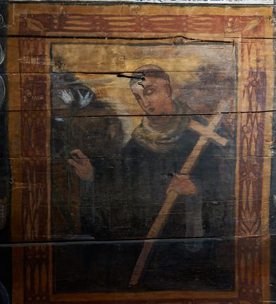 Zdjęcie nr 29: Polichromia ścienna nawy pokrywa wszystkie ściany oraz strop tej części świątyni. Polichromia figuralno-ornamentalna. W łuku tęczowym fryz podstropowy, wypełniony ornamentem w formie schematycznej, stylizowanej wici roślinnej, ujętej na krańcach uskrzydlonymi główkami anielskimi, umieszczonymi w medalionach. Poniżej fryzu, po lewej herb cesarski, ujęty w wieniec laurowy, w tle pejzaż; po przeciwnej stronie, zwieńczony insygniami biskupimi, herb biskupa Jerzego Lippay de Zongor – dwa lwy, ustawione antytetycznie przy ukoronowanej kolumnie.

Na północnej ścianie nawy do wysokości jednej trzeciej ściany pas kwater z wizerunkami świętych, ujętymi w obramienia, utworzone z ornamentu w formie silnie stylizowanej wici roślinnej. Pola pomiędzy kwaterami wypełnione schematycznym ornamentem geometryczno-figuralnym, złożonym ze skręconej wici roślinnej oraz główek anielskich. Od strony prezbiterium kolejno przedstawienia opatrzone następującymi podpisami:
„S(NCTVS) ADREAS ZOREARBUS EREMITA NITRAE / ET TRENCHINII  27 XIV LY ANNO 1609”;
„B. MATHEAI ESCANDELI NATUS BUDAE MARTIRIO AFFE/CTUS in Sinis quo infide infidelum convertendorum causa penefravit”;
„B. SADOCH ORD. PRAED. A. S. DOMINICO in UNGARIAM/ MISSUS EGREGIE LABORAVIT MARTYRIO  affectus 1260. 3. Iunii”;
„S(ANCTVS) COLOMANUS MS. MARGARITAE REGINAE SCOTIAE UNGARA/ MATRE NATAE FILIUS SUSPENSUS STOKARAVIAE COLIT 13 oct.”;
„S(ANCTVS) CAPISTRANI ORD. S. FRAC. TURCAS BELRADO FUGAVIT/ UNG. Ufilissim[us] obit 1455 23 Od. Viilaci in Ung. Sepult[us].”;
„S(ANCTVS) PETRUS THOMASIUS CARMELITA AT LUDOVICUM/ UNG. REGEM NUNTI[US] APOSTOL. De pace cum Venetis egit obit 29 9 1367”.

Kontynuacja przedstawień na ścianie zachodniej:
„B. IACOBUS PICENUS ORD. S. FRANC. S. CAPISTRANI IN UNG./ COAPOSTOL[US] MULTOS AD CHRISTI FIDEM CONVERTIT”;
„S(ANCTVS) IOANNES NEPOMUCN.”.

W górnej partii ściany północnej scena wielofiguralna: Św. Jan Chrzciciel nauczający w otoczeniu tłumu. W tle pejzaż z drzewami i  zarysowanym na najdalszym planie masywem górskim. Ponad przedstawieniem napis: „VENIT IN OMNEM REGIONEM PRAEDICANS BAPTISMUM POENITENITIAE LUCAE 3.”. Do sceny kazania św Jana Chrzciciela przylega środkowy rząd wizerunków świętych. Cztery pierwsze przedstawienia znajdują się na ścianie północnej i biegną w kierunku chóru muzycznego:
„B. BERTHODEUS (…) 17 DECE”;
„B. IOANNES DOMINICI ORD. PRAED. EP. Et. CARDIN ad. SIGISMUN. UN. BEC. NUNT. APOTOLIC. BUDAE obiit (…) 1418” [w lewym górnym rogu odnotowane białą farbą informacje o kolejnych konserwacjach polichromii];
„B. ANTONIUS UNGARUS ORD. FRANC. FULGINII/IN OBSEQUIO INFIRMORUM ob. 1398. 13 May.”;
„B. MATHAEUS ESCANDELI NATUS BUDA MARTIRIS AFFECTUS IN SINIS QUO INFIDELIUM…”.

Nad chórem muzycznym, na ścianie zachodniej znajdują się kolejne cztery wizerunki z tego cyklu:
„B. MURITIUS CSAKY ORD. PRAED AMORE IN DEIPURAM MIRACU/LIS CLARUS obiit laurmi 1336 20. Mar. [.]oii Ferr.”;
„B. MAURUS EX MANASTETRIO S. MARTINI /ORD. S. BENED. EPISC. QUINQUE ECCLESIENS in UNGARIA”;
„S(ANCTVS) BENEDICTUS MAR. EREMITA PROPE TRENCHINIUM/IN VASUM MERSUS COLITUR IM aii”;
„B. EUSEBIUS CANONICO STRIGOMI PRIMUS/PROVINCIALIS ORA: S. PAULI primi Erem: obit 1270. 20. Ian.”.

Ostatnie dwa wizerunki na ścianie południowej nad chórem muzycznym, kolejno od strony ściany tęczowej:
„S(ANCTVS) ASTRICQ ARCHIEN. COLOCENS. IN UNGARIA ORD./ s. BENEDICTI OBIIT. AN. 1034. 12 Novembris”;
„S(ANCTVS) PAULUS UNGARUS PRIMUS ORD. PRAED./ UNGARIA PROVINCIALIS MARTIRIO affectis”.

Na podniebiu zaskrzynienia kontynuacja cyklu hagiograficznego. Od łuku tęczowego, wizerunki umieszczone są między elementami ornamentacyjnym, opatrzone następującymi podpisami:
„B. GISELA S. STEPH. R. / U. CONIUX Ob. 1036”;
„S(ANCTVS) ESABETH ANDR. U. FI/LIA DUCISS THURINN ob. 1226”;
„B. GERTRUDIS V. FILIA/ S. ELISABETHAE THURING”;
„B. ELISABETH HELVETA AN/ DR III R.U. FILIA ob. 1338 6 mai”;
„B. HELENA V. ORD. PRAEDIC. OB. BUD. AN. 1720 9 nov.”;
„S(ANCTVS) MARGHARITA REGINA SCOTIAE NATA IN UNGARIA TEMORAE S. SALAMONIS”;
„B. ELISABETHU. Ord. Praed S. STEPHANI UNG. REGIS. FILIA OBIIT CIV. Anno 1285 6 martii”;
„S(ANCTA) URSULA CUM 11 000 VIRGINUM AB ATTILA INTERFECTA 1383 21 Oct.”.

Na podniebiu zaskrzynienia nad ścianą południową kontynuacja cyklu, od tęczy:
„B. MARGARITA FILIA BELAE 4 R. V. Ob. 1273. 28 Ian.”; 
„B. CUNEGUNDUDIS V. BELAE IV REG FILIA Ob. 1292. 24. 1.”.

Na ścianie południowej w dolnym pasie malowideł od strony tęczy scena figuralna z przedstawieniem św. Anny nauczającej Marię, a następnie scena piekła z przedstawieniem męki grzeszników w wypełnionej płomieniami paszczy Lewiatana. W górnej partii scena przedstawiająca pogrzeb Jana Chrzciciela. Przestrzenie wokół tego malowidła i okien szczelnie wypełnione ornamentem w formie schematycznej wici roślinnej. Drzwi pokryte dekoracją ornamentalną analogiczną do tej w przestrzeniach między obrazami w dolnym rzędzie cyklu świętych na ścianie północnej. Fryz przystropowy w całości dekorowany analogicznie jak w łuku tęczowym. 

Na stropie kontynuacja cyklu ze scenami z życia Jana Chrzciciela, rozpoczynającego się w prezbiterium. Dwa obrazy w formie prostokątów, ujęte w malowane ramy, utworzone z ornamentu złożonego z wici roślinnej i stylizowanych rozetek. Pierwsza od tęczy wielopostaciowa scena narodzin Jana Chrzciciela, w górnej partii opatrzona napisem: „QUIS PUTAS PUER ISTE ERITE IOANNES EST NOMEN EIUS LUCAE 1.”. Bliżej chóru przedstawienie Jana Chrzciciela, nauczającego na puszczy, opatrzona podpisem: „ERAT IN DESERTIS USQUE IN DIEM OSTENSIONIS SUAE LUCAE 1.”. Obrazy ujęte w iluzjonistycznie malowane kasetony z rozetami w środku. Podziały kasetonowe zaznaczone listewkami, dekorowanymi rozetkami. Pod amboną niewielkich rozmiarów malowidło, przedstawiające siedem postaci pokutujących w czyśćcu i anioła. Scena zwieńczona monogramem IHS.
