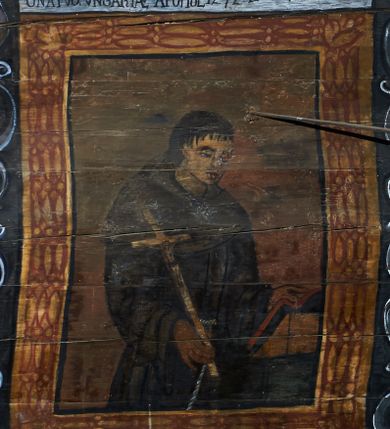 Zdjęcie nr 28: Polichromia ścienna nawy pokrywa wszystkie ściany oraz strop tej części świątyni. Polichromia figuralno-ornamentalna. W łuku tęczowym fryz podstropowy, wypełniony ornamentem w formie schematycznej, stylizowanej wici roślinnej, ujętej na krańcach uskrzydlonymi główkami anielskimi, umieszczonymi w medalionach. Poniżej fryzu, po lewej herb cesarski, ujęty w wieniec laurowy, w tle pejzaż; po przeciwnej stronie, zwieńczony insygniami biskupimi, herb biskupa Jerzego Lippay de Zongor – dwa lwy, ustawione antytetycznie przy ukoronowanej kolumnie.

Na północnej ścianie nawy do wysokości jednej trzeciej ściany pas kwater z wizerunkami świętych, ujętymi w obramienia, utworzone z ornamentu w formie silnie stylizowanej wici roślinnej. Pola pomiędzy kwaterami wypełnione schematycznym ornamentem geometryczno-figuralnym, złożonym ze skręconej wici roślinnej oraz główek anielskich. Od strony prezbiterium kolejno przedstawienia opatrzone następującymi podpisami:
„S(NCTVS) ADREAS ZOREARBUS EREMITA NITRAE / ET TRENCHINII  27 XIV LY ANNO 1609”;
„B. MATHEAI ESCANDELI NATUS BUDAE MARTIRIO AFFE/CTUS in Sinis quo infide infidelum convertendorum causa penefravit”;
„B. SADOCH ORD. PRAED. A. S. DOMINICO in UNGARIAM/ MISSUS EGREGIE LABORAVIT MARTYRIO  affectus 1260. 3. Iunii”;
„S(ANCTVS) COLOMANUS MS. MARGARITAE REGINAE SCOTIAE UNGARA/ MATRE NATAE FILIUS SUSPENSUS STOKARAVIAE COLIT 13 oct.”;
„S(ANCTVS) CAPISTRANI ORD. S. FRAC. TURCAS BELRADO FUGAVIT/ UNG. Ufilissim[us] obit 1455 23 Od. Viilaci in Ung. Sepult[us].”;
„S(ANCTVS) PETRUS THOMASIUS CARMELITA AT LUDOVICUM/ UNG. REGEM NUNTI[US] APOSTOL. De pace cum Venetis egit obit 29 9 1367”.

Kontynuacja przedstawień na ścianie zachodniej:
„B. IACOBUS PICENUS ORD. S. FRANC. S. CAPISTRANI IN UNG./ COAPOSTOL[US] MULTOS AD CHRISTI FIDEM CONVERTIT”;
„S(ANCTVS) IOANNES NEPOMUCN.”.

W górnej partii ściany północnej scena wielofiguralna: Św. Jan Chrzciciel nauczający w otoczeniu tłumu. W tle pejzaż z drzewami i  zarysowanym na najdalszym planie masywem górskim. Ponad przedstawieniem napis: „VENIT IN OMNEM REGIONEM PRAEDICANS BAPTISMUM POENITENITIAE LUCAE 3.”. Do sceny kazania św Jana Chrzciciela przylega środkowy rząd wizerunków świętych. Cztery pierwsze przedstawienia znajdują się na ścianie północnej i biegną w kierunku chóru muzycznego:
„B. BERTHODEUS (…) 17 DECE”;
„B. IOANNES DOMINICI ORD. PRAED. EP. Et. CARDIN ad. SIGISMUN. UN. BEC. NUNT. APOTOLIC. BUDAE obiit (…) 1418” [w lewym górnym rogu odnotowane białą farbą informacje o kolejnych konserwacjach polichromii];
„B. ANTONIUS UNGARUS ORD. FRANC. FULGINII/IN OBSEQUIO INFIRMORUM ob. 1398. 13 May.”;
„B. MATHAEUS ESCANDELI NATUS BUDA MARTIRIS AFFECTUS IN SINIS QUO INFIDELIUM…”.

Nad chórem muzycznym, na ścianie zachodniej znajdują się kolejne cztery wizerunki z tego cyklu:
„B. MURITIUS CSAKY ORD. PRAED AMORE IN DEIPURAM MIRACU/LIS CLARUS obiit laurmi 1336 20. Mar. [.]oii Ferr.”;
„B. MAURUS EX MANASTETRIO S. MARTINI /ORD. S. BENED. EPISC. QUINQUE ECCLESIENS in UNGARIA”;
„S(ANCTVS) BENEDICTUS MAR. EREMITA PROPE TRENCHINIUM/IN VASUM MERSUS COLITUR IM aii”;
„B. EUSEBIUS CANONICO STRIGOMI PRIMUS/PROVINCIALIS ORA: S. PAULI primi Erem: obit 1270. 20. Ian.”.

Ostatnie dwa wizerunki na ścianie południowej nad chórem muzycznym, kolejno od strony ściany tęczowej:
„S(ANCTVS) ASTRICQ ARCHIEN. COLOCENS. IN UNGARIA ORD./ s. BENEDICTI OBIIT. AN. 1034. 12 Novembris”;
„S(ANCTVS) PAULUS UNGARUS PRIMUS ORD. PRAED./ UNGARIA PROVINCIALIS MARTIRIO affectis”.

Na podniebiu zaskrzynienia kontynuacja cyklu hagiograficznego. Od łuku tęczowego, wizerunki umieszczone są między elementami ornamentacyjnym, opatrzone następującymi podpisami:
„B. GISELA S. STEPH. R. / U. CONIUX Ob. 1036”;
„S(ANCTVS) ESABETH ANDR. U. FI/LIA DUCISS THURINN ob. 1226”;
„B. GERTRUDIS V. FILIA/ S. ELISABETHAE THURING”;
„B. ELISABETH HELVETA AN/ DR III R.U. FILIA ob. 1338 6 mai”;
„B. HELENA V. ORD. PRAEDIC. OB. BUD. AN. 1720 9 nov.”;
„S(ANCTVS) MARGHARITA REGINA SCOTIAE NATA IN UNGARIA TEMORAE S. SALAMONIS”;
„B. ELISABETHU. Ord. Praed S. STEPHANI UNG. REGIS. FILIA OBIIT CIV. Anno 1285 6 martii”;
„S(ANCTA) URSULA CUM 11 000 VIRGINUM AB ATTILA INTERFECTA 1383 21 Oct.”.

Na podniebiu zaskrzynienia nad ścianą południową kontynuacja cyklu, od tęczy:
„B. MARGARITA FILIA BELAE 4 R. V. Ob. 1273. 28 Ian.”; 
„B. CUNEGUNDUDIS V. BELAE IV REG FILIA Ob. 1292. 24. 1.”.

Na ścianie południowej w dolnym pasie malowideł od strony tęczy scena figuralna z przedstawieniem św. Anny nauczającej Marię, a następnie scena piekła z przedstawieniem męki grzeszników w wypełnionej płomieniami paszczy Lewiatana. W górnej partii scena przedstawiająca pogrzeb Jana Chrzciciela. Przestrzenie wokół tego malowidła i okien szczelnie wypełnione ornamentem w formie schematycznej wici roślinnej. Drzwi pokryte dekoracją ornamentalną analogiczną do tej w przestrzeniach między obrazami w dolnym rzędzie cyklu świętych na ścianie północnej. Fryz przystropowy w całości dekorowany analogicznie jak w łuku tęczowym. 

Na stropie kontynuacja cyklu ze scenami z życia Jana Chrzciciela, rozpoczynającego się w prezbiterium. Dwa obrazy w formie prostokątów, ujęte w malowane ramy, utworzone z ornamentu złożonego z wici roślinnej i stylizowanych rozetek. Pierwsza od tęczy wielopostaciowa scena narodzin Jana Chrzciciela, w górnej partii opatrzona napisem: „QUIS PUTAS PUER ISTE ERITE IOANNES EST NOMEN EIUS LUCAE 1.”. Bliżej chóru przedstawienie Jana Chrzciciela, nauczającego na puszczy, opatrzona podpisem: „ERAT IN DESERTIS USQUE IN DIEM OSTENSIONIS SUAE LUCAE 1.”. Obrazy ujęte w iluzjonistycznie malowane kasetony z rozetami w środku. Podziały kasetonowe zaznaczone listewkami, dekorowanymi rozetkami. Pod amboną niewielkich rozmiarów malowidło, przedstawiające siedem postaci pokutujących w czyśćcu i anioła. Scena zwieńczona monogramem IHS.
