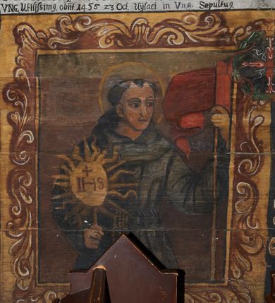 Zdjęcie nr 2: Polichromia ścienna nawy pokrywa wszystkie ściany oraz strop tej części świątyni. Polichromia figuralno-ornamentalna. W łuku tęczowym fryz podstropowy, wypełniony ornamentem w formie schematycznej, stylizowanej wici roślinnej, ujętej na krańcach uskrzydlonymi główkami anielskimi, umieszczonymi w medalionach. Poniżej fryzu, po lewej herb cesarski, ujęty w wieniec laurowy, w tle pejzaż; po przeciwnej stronie, zwieńczony insygniami biskupimi, herb biskupa Jerzego Lippay de Zongor – dwa lwy, ustawione antytetycznie przy ukoronowanej kolumnie.

Na północnej ścianie nawy do wysokości jednej trzeciej ściany pas kwater z wizerunkami świętych, ujętymi w obramienia, utworzone z ornamentu w formie silnie stylizowanej wici roślinnej. Pola pomiędzy kwaterami wypełnione schematycznym ornamentem geometryczno-figuralnym, złożonym ze skręconej wici roślinnej oraz główek anielskich. Od strony prezbiterium kolejno przedstawienia opatrzone następującymi podpisami:
„S(NCTVS) ADREAS ZOREARBUS EREMITA NITRAE / ET TRENCHINII  27 XIV LY ANNO 1609”;
„B. MATHEAI ESCANDELI NATUS BUDAE MARTIRIO AFFE/CTUS in Sinis quo infide infidelum convertendorum causa penefravit”;
„B. SADOCH ORD. PRAED. A. S. DOMINICO in UNGARIAM/ MISSUS EGREGIE LABORAVIT MARTYRIO  affectus 1260. 3. Iunii”;
„S(ANCTVS) COLOMANUS MS. MARGARITAE REGINAE SCOTIAE UNGARA/ MATRE NATAE FILIUS SUSPENSUS STOKARAVIAE COLIT 13 oct.”;
„S(ANCTVS) CAPISTRANI ORD. S. FRAC. TURCAS BELRADO FUGAVIT/ UNG. Ufilissim[us] obit 1455 23 Od. Viilaci in Ung. Sepult[us].”;
„S(ANCTVS) PETRUS THOMASIUS CARMELITA AT LUDOVICUM/ UNG. REGEM NUNTI[US] APOSTOL. De pace cum Venetis egit obit 29 9 1367”.

Kontynuacja przedstawień na ścianie zachodniej:
„B. IACOBUS PICENUS ORD. S. FRANC. S. CAPISTRANI IN UNG./ COAPOSTOL[US] MULTOS AD CHRISTI FIDEM CONVERTIT”;
„S(ANCTVS) IOANNES NEPOMUCN.”.

W górnej partii ściany północnej scena wielofiguralna: Św. Jan Chrzciciel nauczający w otoczeniu tłumu. W tle pejzaż z drzewami i  zarysowanym na najdalszym planie masywem górskim. Ponad przedstawieniem napis: „VENIT IN OMNEM REGIONEM PRAEDICANS BAPTISMUM POENITENITIAE LUCAE 3.”. Do sceny kazania św Jana Chrzciciela przylega środkowy rząd wizerunków świętych. Cztery pierwsze przedstawienia znajdują się na ścianie północnej i biegną w kierunku chóru muzycznego:
„B. BERTHODEUS (…) 17 DECE”;
„B. IOANNES DOMINICI ORD. PRAED. EP. Et. CARDIN ad. SIGISMUN. UN. BEC. NUNT. APOTOLIC. BUDAE obiit (…) 1418” [w lewym górnym rogu odnotowane białą farbą informacje o kolejnych konserwacjach polichromii];
„B. ANTONIUS UNGARUS ORD. FRANC. FULGINII/IN OBSEQUIO INFIRMORUM ob. 1398. 13 May.”;
„B. MATHAEUS ESCANDELI NATUS BUDA MARTIRIS AFFECTUS IN SINIS QUO INFIDELIUM…”.

Nad chórem muzycznym, na ścianie zachodniej znajdują się kolejne cztery wizerunki z tego cyklu:
„B. MURITIUS CSAKY ORD. PRAED AMORE IN DEIPURAM MIRACU/LIS CLARUS obiit laurmi 1336 20. Mar. [.]oii Ferr.”;
„B. MAURUS EX MANASTETRIO S. MARTINI /ORD. S. BENED. EPISC. QUINQUE ECCLESIENS in UNGARIA”;
„S(ANCTVS) BENEDICTUS MAR. EREMITA PROPE TRENCHINIUM/IN VASUM MERSUS COLITUR IM aii”;
„B. EUSEBIUS CANONICO STRIGOMI PRIMUS/PROVINCIALIS ORA: S. PAULI primi Erem: obit 1270. 20. Ian.”.

Ostatnie dwa wizerunki na ścianie południowej nad chórem muzycznym, kolejno od strony ściany tęczowej:
„S(ANCTVS) ASTRICQ ARCHIEN. COLOCENS. IN UNGARIA ORD./ s. BENEDICTI OBIIT. AN. 1034. 12 Novembris”;
„S(ANCTVS) PAULUS UNGARUS PRIMUS ORD. PRAED./ UNGARIA PROVINCIALIS MARTIRIO affectis”.

Na podniebiu zaskrzynienia kontynuacja cyklu hagiograficznego. Od łuku tęczowego, wizerunki umieszczone są między elementami ornamentacyjnym, opatrzone następującymi podpisami:
„B. GISELA S. STEPH. R. / U. CONIUX Ob. 1036”;
„S(ANCTVS) ESABETH ANDR. U. FI/LIA DUCISS THURINN ob. 1226”;
„B. GERTRUDIS V. FILIA/ S. ELISABETHAE THURING”;
„B. ELISABETH HELVETA AN/ DR III R.U. FILIA ob. 1338 6 mai”;
„B. HELENA V. ORD. PRAEDIC. OB. BUD. AN. 1720 9 nov.”;
„S(ANCTVS) MARGHARITA REGINA SCOTIAE NATA IN UNGARIA TEMORAE S. SALAMONIS”;
„B. ELISABETHU. Ord. Praed S. STEPHANI UNG. REGIS. FILIA OBIIT CIV. Anno 1285 6 martii”;
„S(ANCTA) URSULA CUM 11 000 VIRGINUM AB ATTILA INTERFECTA 1383 21 Oct.”.

Na podniebiu zaskrzynienia nad ścianą południową kontynuacja cyklu, od tęczy:
„B. MARGARITA FILIA BELAE 4 R. V. Ob. 1273. 28 Ian.”; 
„B. CUNEGUNDUDIS V. BELAE IV REG FILIA Ob. 1292. 24. 1.”.

Na ścianie południowej w dolnym pasie malowideł od strony tęczy scena figuralna z przedstawieniem św. Anny nauczającej Marię, a następnie scena piekła z przedstawieniem męki grzeszników w wypełnionej płomieniami paszczy Lewiatana. W górnej partii scena przedstawiająca pogrzeb Jana Chrzciciela. Przestrzenie wokół tego malowidła i okien szczelnie wypełnione ornamentem w formie schematycznej wici roślinnej. Drzwi pokryte dekoracją ornamentalną analogiczną do tej w przestrzeniach między obrazami w dolnym rzędzie cyklu świętych na ścianie północnej. Fryz przystropowy w całości dekorowany analogicznie jak w łuku tęczowym. 

Na stropie kontynuacja cyklu ze scenami z życia Jana Chrzciciela, rozpoczynającego się w prezbiterium. Dwa obrazy w formie prostokątów, ujęte w malowane ramy, utworzone z ornamentu złożonego z wici roślinnej i stylizowanych rozetek. Pierwsza od tęczy wielopostaciowa scena narodzin Jana Chrzciciela, w górnej partii opatrzona napisem: „QUIS PUTAS PUER ISTE ERITE IOANNES EST NOMEN EIUS LUCAE 1.”. Bliżej chóru przedstawienie Jana Chrzciciela, nauczającego na puszczy, opatrzona podpisem: „ERAT IN DESERTIS USQUE IN DIEM OSTENSIONIS SUAE LUCAE 1.”. Obrazy ujęte w iluzjonistycznie malowane kasetony z rozetami w środku. Podziały kasetonowe zaznaczone listewkami, dekorowanymi rozetkami. Pod amboną niewielkich rozmiarów malowidło, przedstawiające siedem postaci pokutujących w czyśćcu i anioła. Scena zwieńczona monogramem IHS.
