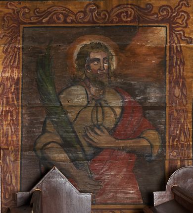 Zdjęcie nr 4: Polichromia ścienna nawy pokrywa wszystkie ściany oraz strop tej części świątyni. Polichromia figuralno-ornamentalna. W łuku tęczowym fryz podstropowy, wypełniony ornamentem w formie schematycznej, stylizowanej wici roślinnej, ujętej na krańcach uskrzydlonymi główkami anielskimi, umieszczonymi w medalionach. Poniżej fryzu, po lewej herb cesarski, ujęty w wieniec laurowy, w tle pejzaż; po przeciwnej stronie, zwieńczony insygniami biskupimi, herb biskupa Jerzego Lippay de Zongor – dwa lwy, ustawione antytetycznie przy ukoronowanej kolumnie.

Na północnej ścianie nawy do wysokości jednej trzeciej ściany pas kwater z wizerunkami świętych, ujętymi w obramienia, utworzone z ornamentu w formie silnie stylizowanej wici roślinnej. Pola pomiędzy kwaterami wypełnione schematycznym ornamentem geometryczno-figuralnym, złożonym ze skręconej wici roślinnej oraz główek anielskich. Od strony prezbiterium kolejno przedstawienia opatrzone następującymi podpisami:
„S(NCTVS) ADREAS ZOREARBUS EREMITA NITRAE / ET TRENCHINII  27 XIV LY ANNO 1609”;
„B. MATHEAI ESCANDELI NATUS BUDAE MARTIRIO AFFE/CTUS in Sinis quo infide infidelum convertendorum causa penefravit”;
„B. SADOCH ORD. PRAED. A. S. DOMINICO in UNGARIAM/ MISSUS EGREGIE LABORAVIT MARTYRIO  affectus 1260. 3. Iunii”;
„S(ANCTVS) COLOMANUS MS. MARGARITAE REGINAE SCOTIAE UNGARA/ MATRE NATAE FILIUS SUSPENSUS STOKARAVIAE COLIT 13 oct.”;
„S(ANCTVS) CAPISTRANI ORD. S. FRAC. TURCAS BELRADO FUGAVIT/ UNG. Ufilissim[us] obit 1455 23 Od. Viilaci in Ung. Sepult[us].”;
„S(ANCTVS) PETRUS THOMASIUS CARMELITA AT LUDOVICUM/ UNG. REGEM NUNTI[US] APOSTOL. De pace cum Venetis egit obit 29 9 1367”.

Kontynuacja przedstawień na ścianie zachodniej:
„B. IACOBUS PICENUS ORD. S. FRANC. S. CAPISTRANI IN UNG./ COAPOSTOL[US] MULTOS AD CHRISTI FIDEM CONVERTIT”;
„S(ANCTVS) IOANNES NEPOMUCN.”.

W górnej partii ściany północnej scena wielofiguralna: Św. Jan Chrzciciel nauczający w otoczeniu tłumu. W tle pejzaż z drzewami i  zarysowanym na najdalszym planie masywem górskim. Ponad przedstawieniem napis: „VENIT IN OMNEM REGIONEM PRAEDICANS BAPTISMUM POENITENITIAE LUCAE 3.”. Do sceny kazania św Jana Chrzciciela przylega środkowy rząd wizerunków świętych. Cztery pierwsze przedstawienia znajdują się na ścianie północnej i biegną w kierunku chóru muzycznego:
„B. BERTHODEUS (…) 17 DECE”;
„B. IOANNES DOMINICI ORD. PRAED. EP. Et. CARDIN ad. SIGISMUN. UN. BEC. NUNT. APOTOLIC. BUDAE obiit (…) 1418” [w lewym górnym rogu odnotowane białą farbą informacje o kolejnych konserwacjach polichromii];
„B. ANTONIUS UNGARUS ORD. FRANC. FULGINII/IN OBSEQUIO INFIRMORUM ob. 1398. 13 May.”;
„B. MATHAEUS ESCANDELI NATUS BUDA MARTIRIS AFFECTUS IN SINIS QUO INFIDELIUM…”.

Nad chórem muzycznym, na ścianie zachodniej znajdują się kolejne cztery wizerunki z tego cyklu:
„B. MURITIUS CSAKY ORD. PRAED AMORE IN DEIPURAM MIRACU/LIS CLARUS obiit laurmi 1336 20. Mar. [.]oii Ferr.”;
„B. MAURUS EX MANASTETRIO S. MARTINI /ORD. S. BENED. EPISC. QUINQUE ECCLESIENS in UNGARIA”;
„S(ANCTVS) BENEDICTUS MAR. EREMITA PROPE TRENCHINIUM/IN VASUM MERSUS COLITUR IM aii”;
„B. EUSEBIUS CANONICO STRIGOMI PRIMUS/PROVINCIALIS ORA: S. PAULI primi Erem: obit 1270. 20. Ian.”.

Ostatnie dwa wizerunki na ścianie południowej nad chórem muzycznym, kolejno od strony ściany tęczowej:
„S(ANCTVS) ASTRICQ ARCHIEN. COLOCENS. IN UNGARIA ORD./ s. BENEDICTI OBIIT. AN. 1034. 12 Novembris”;
„S(ANCTVS) PAULUS UNGARUS PRIMUS ORD. PRAED./ UNGARIA PROVINCIALIS MARTIRIO affectis”.

Na podniebiu zaskrzynienia kontynuacja cyklu hagiograficznego. Od łuku tęczowego, wizerunki umieszczone są między elementami ornamentacyjnym, opatrzone następującymi podpisami:
„B. GISELA S. STEPH. R. / U. CONIUX Ob. 1036”;
„S(ANCTVS) ESABETH ANDR. U. FI/LIA DUCISS THURINN ob. 1226”;
„B. GERTRUDIS V. FILIA/ S. ELISABETHAE THURING”;
„B. ELISABETH HELVETA AN/ DR III R.U. FILIA ob. 1338 6 mai”;
„B. HELENA V. ORD. PRAEDIC. OB. BUD. AN. 1720 9 nov.”;
„S(ANCTVS) MARGHARITA REGINA SCOTIAE NATA IN UNGARIA TEMORAE S. SALAMONIS”;
„B. ELISABETHU. Ord. Praed S. STEPHANI UNG. REGIS. FILIA OBIIT CIV. Anno 1285 6 martii”;
„S(ANCTA) URSULA CUM 11 000 VIRGINUM AB ATTILA INTERFECTA 1383 21 Oct.”.

Na podniebiu zaskrzynienia nad ścianą południową kontynuacja cyklu, od tęczy:
„B. MARGARITA FILIA BELAE 4 R. V. Ob. 1273. 28 Ian.”; 
„B. CUNEGUNDUDIS V. BELAE IV REG FILIA Ob. 1292. 24. 1.”.

Na ścianie południowej w dolnym pasie malowideł od strony tęczy scena figuralna z przedstawieniem św. Anny nauczającej Marię, a następnie scena piekła z przedstawieniem męki grzeszników w wypełnionej płomieniami paszczy Lewiatana. W górnej partii scena przedstawiająca pogrzeb Jana Chrzciciela. Przestrzenie wokół tego malowidła i okien szczelnie wypełnione ornamentem w formie schematycznej wici roślinnej. Drzwi pokryte dekoracją ornamentalną analogiczną do tej w przestrzeniach między obrazami w dolnym rzędzie cyklu świętych na ścianie północnej. Fryz przystropowy w całości dekorowany analogicznie jak w łuku tęczowym. 

Na stropie kontynuacja cyklu ze scenami z życia Jana Chrzciciela, rozpoczynającego się w prezbiterium. Dwa obrazy w formie prostokątów, ujęte w malowane ramy, utworzone z ornamentu złożonego z wici roślinnej i stylizowanych rozetek. Pierwsza od tęczy wielopostaciowa scena narodzin Jana Chrzciciela, w górnej partii opatrzona napisem: „QUIS PUTAS PUER ISTE ERITE IOANNES EST NOMEN EIUS LUCAE 1.”. Bliżej chóru przedstawienie Jana Chrzciciela, nauczającego na puszczy, opatrzona podpisem: „ERAT IN DESERTIS USQUE IN DIEM OSTENSIONIS SUAE LUCAE 1.”. Obrazy ujęte w iluzjonistycznie malowane kasetony z rozetami w środku. Podziały kasetonowe zaznaczone listewkami, dekorowanymi rozetkami. Pod amboną niewielkich rozmiarów malowidło, przedstawiające siedem postaci pokutujących w czyśćcu i anioła. Scena zwieńczona monogramem IHS.
