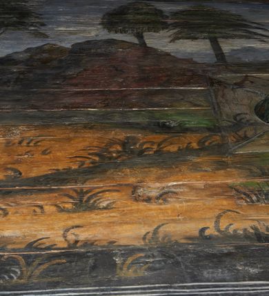 Zdjęcie nr 3: Polichromia ścienna nawy pokrywa wszystkie ściany oraz strop tej części świątyni. Polichromia figuralno-ornamentalna. W łuku tęczowym fryz podstropowy, wypełniony ornamentem w formie schematycznej, stylizowanej wici roślinnej, ujętej na krańcach uskrzydlonymi główkami anielskimi, umieszczonymi w medalionach. Poniżej fryzu, po lewej herb cesarski, ujęty w wieniec laurowy, w tle pejzaż; po przeciwnej stronie, zwieńczony insygniami biskupimi, herb biskupa Jerzego Lippay de Zongor – dwa lwy, ustawione antytetycznie przy ukoronowanej kolumnie.

Na północnej ścianie nawy do wysokości jednej trzeciej ściany pas kwater z wizerunkami świętych, ujętymi w obramienia, utworzone z ornamentu w formie silnie stylizowanej wici roślinnej. Pola pomiędzy kwaterami wypełnione schematycznym ornamentem geometryczno-figuralnym, złożonym ze skręconej wici roślinnej oraz główek anielskich. Od strony prezbiterium kolejno przedstawienia opatrzone następującymi podpisami:
„S(NCTVS) ADREAS ZOREARBUS EREMITA NITRAE / ET TRENCHINII  27 XIV LY ANNO 1609”;
„B. MATHEAI ESCANDELI NATUS BUDAE MARTIRIO AFFE/CTUS in Sinis quo infide infidelum convertendorum causa penefravit”;
„B. SADOCH ORD. PRAED. A. S. DOMINICO in UNGARIAM/ MISSUS EGREGIE LABORAVIT MARTYRIO  affectus 1260. 3. Iunii”;
„S(ANCTVS) COLOMANUS MS. MARGARITAE REGINAE SCOTIAE UNGARA/ MATRE NATAE FILIUS SUSPENSUS STOKARAVIAE COLIT 13 oct.”;
„S(ANCTVS) CAPISTRANI ORD. S. FRAC. TURCAS BELRADO FUGAVIT/ UNG. Ufilissim[us] obit 1455 23 Od. Viilaci in Ung. Sepult[us].”;
„S(ANCTVS) PETRUS THOMASIUS CARMELITA AT LUDOVICUM/ UNG. REGEM NUNTI[US] APOSTOL. De pace cum Venetis egit obit 29 9 1367”.

Kontynuacja przedstawień na ścianie zachodniej:
„B. IACOBUS PICENUS ORD. S. FRANC. S. CAPISTRANI IN UNG./ COAPOSTOL[US] MULTOS AD CHRISTI FIDEM CONVERTIT”;
„S(ANCTVS) IOANNES NEPOMUCN.”.

W górnej partii ściany północnej scena wielofiguralna: Św. Jan Chrzciciel nauczający w otoczeniu tłumu. W tle pejzaż z drzewami i  zarysowanym na najdalszym planie masywem górskim. Ponad przedstawieniem napis: „VENIT IN OMNEM REGIONEM PRAEDICANS BAPTISMUM POENITENITIAE LUCAE 3.”. Do sceny kazania św Jana Chrzciciela przylega środkowy rząd wizerunków świętych. Cztery pierwsze przedstawienia znajdują się na ścianie północnej i biegną w kierunku chóru muzycznego:
„B. BERTHODEUS (…) 17 DECE”;
„B. IOANNES DOMINICI ORD. PRAED. EP. Et. CARDIN ad. SIGISMUN. UN. BEC. NUNT. APOTOLIC. BUDAE obiit (…) 1418” [w lewym górnym rogu odnotowane białą farbą informacje o kolejnych konserwacjach polichromii];
„B. ANTONIUS UNGARUS ORD. FRANC. FULGINII/IN OBSEQUIO INFIRMORUM ob. 1398. 13 May.”;
„B. MATHAEUS ESCANDELI NATUS BUDA MARTIRIS AFFECTUS IN SINIS QUO INFIDELIUM…”.

Nad chórem muzycznym, na ścianie zachodniej znajdują się kolejne cztery wizerunki z tego cyklu:
„B. MURITIUS CSAKY ORD. PRAED AMORE IN DEIPURAM MIRACU/LIS CLARUS obiit laurmi 1336 20. Mar. [.]oii Ferr.”;
„B. MAURUS EX MANASTETRIO S. MARTINI /ORD. S. BENED. EPISC. QUINQUE ECCLESIENS in UNGARIA”;
„S(ANCTVS) BENEDICTUS MAR. EREMITA PROPE TRENCHINIUM/IN VASUM MERSUS COLITUR IM aii”;
„B. EUSEBIUS CANONICO STRIGOMI PRIMUS/PROVINCIALIS ORA: S. PAULI primi Erem: obit 1270. 20. Ian.”.

Ostatnie dwa wizerunki na ścianie południowej nad chórem muzycznym, kolejno od strony ściany tęczowej:
„S(ANCTVS) ASTRICQ ARCHIEN. COLOCENS. IN UNGARIA ORD./ s. BENEDICTI OBIIT. AN. 1034. 12 Novembris”;
„S(ANCTVS) PAULUS UNGARUS PRIMUS ORD. PRAED./ UNGARIA PROVINCIALIS MARTIRIO affectis”.

Na podniebiu zaskrzynienia kontynuacja cyklu hagiograficznego. Od łuku tęczowego, wizerunki umieszczone są między elementami ornamentacyjnym, opatrzone następującymi podpisami:
„B. GISELA S. STEPH. R. / U. CONIUX Ob. 1036”;
„S(ANCTVS) ESABETH ANDR. U. FI/LIA DUCISS THURINN ob. 1226”;
„B. GERTRUDIS V. FILIA/ S. ELISABETHAE THURING”;
„B. ELISABETH HELVETA AN/ DR III R.U. FILIA ob. 1338 6 mai”;
„B. HELENA V. ORD. PRAEDIC. OB. BUD. AN. 1720 9 nov.”;
„S(ANCTVS) MARGHARITA REGINA SCOTIAE NATA IN UNGARIA TEMORAE S. SALAMONIS”;
„B. ELISABETHU. Ord. Praed S. STEPHANI UNG. REGIS. FILIA OBIIT CIV. Anno 1285 6 martii”;
„S(ANCTA) URSULA CUM 11 000 VIRGINUM AB ATTILA INTERFECTA 1383 21 Oct.”.

Na podniebiu zaskrzynienia nad ścianą południową kontynuacja cyklu, od tęczy:
„B. MARGARITA FILIA BELAE 4 R. V. Ob. 1273. 28 Ian.”; 
„B. CUNEGUNDUDIS V. BELAE IV REG FILIA Ob. 1292. 24. 1.”.

Na ścianie południowej w dolnym pasie malowideł od strony tęczy scena figuralna z przedstawieniem św. Anny nauczającej Marię, a następnie scena piekła z przedstawieniem męki grzeszników w wypełnionej płomieniami paszczy Lewiatana. W górnej partii scena przedstawiająca pogrzeb Jana Chrzciciela. Przestrzenie wokół tego malowidła i okien szczelnie wypełnione ornamentem w formie schematycznej wici roślinnej. Drzwi pokryte dekoracją ornamentalną analogiczną do tej w przestrzeniach między obrazami w dolnym rzędzie cyklu świętych na ścianie północnej. Fryz przystropowy w całości dekorowany analogicznie jak w łuku tęczowym. 

Na stropie kontynuacja cyklu ze scenami z życia Jana Chrzciciela, rozpoczynającego się w prezbiterium. Dwa obrazy w formie prostokątów, ujęte w malowane ramy, utworzone z ornamentu złożonego z wici roślinnej i stylizowanych rozetek. Pierwsza od tęczy wielopostaciowa scena narodzin Jana Chrzciciela, w górnej partii opatrzona napisem: „QUIS PUTAS PUER ISTE ERITE IOANNES EST NOMEN EIUS LUCAE 1.”. Bliżej chóru przedstawienie Jana Chrzciciela, nauczającego na puszczy, opatrzona podpisem: „ERAT IN DESERTIS USQUE IN DIEM OSTENSIONIS SUAE LUCAE 1.”. Obrazy ujęte w iluzjonistycznie malowane kasetony z rozetami w środku. Podziały kasetonowe zaznaczone listewkami, dekorowanymi rozetkami. Pod amboną niewielkich rozmiarów malowidło, przedstawiające siedem postaci pokutujących w czyśćcu i anioła. Scena zwieńczona monogramem IHS.
