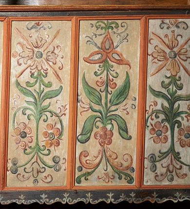 Zdjęcie nr 6: Polichromia ścienna nawy pokrywa wszystkie ściany oraz strop tej części świątyni. Polichromia figuralno-ornamentalna. W łuku tęczowym fryz podstropowy, wypełniony ornamentem w formie schematycznej, stylizowanej wici roślinnej, ujętej na krańcach uskrzydlonymi główkami anielskimi, umieszczonymi w medalionach. Poniżej fryzu, po lewej herb cesarski, ujęty w wieniec laurowy, w tle pejzaż; po przeciwnej stronie, zwieńczony insygniami biskupimi, herb biskupa Jerzego Lippay de Zongor – dwa lwy, ustawione antytetycznie przy ukoronowanej kolumnie.

Na północnej ścianie nawy do wysokości jednej trzeciej ściany pas kwater z wizerunkami świętych, ujętymi w obramienia, utworzone z ornamentu w formie silnie stylizowanej wici roślinnej. Pola pomiędzy kwaterami wypełnione schematycznym ornamentem geometryczno-figuralnym, złożonym ze skręconej wici roślinnej oraz główek anielskich. Od strony prezbiterium kolejno przedstawienia opatrzone następującymi podpisami:
„S(NCTVS) ADREAS ZOREARBUS EREMITA NITRAE / ET TRENCHINII  27 XIV LY ANNO 1609”;
„B. MATHEAI ESCANDELI NATUS BUDAE MARTIRIO AFFE/CTUS in Sinis quo infide infidelum convertendorum causa penefravit”;
„B. SADOCH ORD. PRAED. A. S. DOMINICO in UNGARIAM/ MISSUS EGREGIE LABORAVIT MARTYRIO  affectus 1260. 3. Iunii”;
„S(ANCTVS) COLOMANUS MS. MARGARITAE REGINAE SCOTIAE UNGARA/ MATRE NATAE FILIUS SUSPENSUS STOKARAVIAE COLIT 13 oct.”;
„S(ANCTVS) CAPISTRANI ORD. S. FRAC. TURCAS BELRADO FUGAVIT/ UNG. Ufilissim[us] obit 1455 23 Od. Viilaci in Ung. Sepult[us].”;
„S(ANCTVS) PETRUS THOMASIUS CARMELITA AT LUDOVICUM/ UNG. REGEM NUNTI[US] APOSTOL. De pace cum Venetis egit obit 29 9 1367”.

Kontynuacja przedstawień na ścianie zachodniej:
„B. IACOBUS PICENUS ORD. S. FRANC. S. CAPISTRANI IN UNG./ COAPOSTOL[US] MULTOS AD CHRISTI FIDEM CONVERTIT”;
„S(ANCTVS) IOANNES NEPOMUCN.”.

W górnej partii ściany północnej scena wielofiguralna: Św. Jan Chrzciciel nauczający w otoczeniu tłumu. W tle pejzaż z drzewami i  zarysowanym na najdalszym planie masywem górskim. Ponad przedstawieniem napis: „VENIT IN OMNEM REGIONEM PRAEDICANS BAPTISMUM POENITENITIAE LUCAE 3.”. Do sceny kazania św Jana Chrzciciela przylega środkowy rząd wizerunków świętych. Cztery pierwsze przedstawienia znajdują się na ścianie północnej i biegną w kierunku chóru muzycznego:
„B. BERTHODEUS (…) 17 DECE”;
„B. IOANNES DOMINICI ORD. PRAED. EP. Et. CARDIN ad. SIGISMUN. UN. BEC. NUNT. APOTOLIC. BUDAE obiit (…) 1418” [w lewym górnym rogu odnotowane białą farbą informacje o kolejnych konserwacjach polichromii];
„B. ANTONIUS UNGARUS ORD. FRANC. FULGINII/IN OBSEQUIO INFIRMORUM ob. 1398. 13 May.”;
„B. MATHAEUS ESCANDELI NATUS BUDA MARTIRIS AFFECTUS IN SINIS QUO INFIDELIUM…”.

Nad chórem muzycznym, na ścianie zachodniej znajdują się kolejne cztery wizerunki z tego cyklu:
„B. MURITIUS CSAKY ORD. PRAED AMORE IN DEIPURAM MIRACU/LIS CLARUS obiit laurmi 1336 20. Mar. [.]oii Ferr.”;
„B. MAURUS EX MANASTETRIO S. MARTINI /ORD. S. BENED. EPISC. QUINQUE ECCLESIENS in UNGARIA”;
„S(ANCTVS) BENEDICTUS MAR. EREMITA PROPE TRENCHINIUM/IN VASUM MERSUS COLITUR IM aii”;
„B. EUSEBIUS CANONICO STRIGOMI PRIMUS/PROVINCIALIS ORA: S. PAULI primi Erem: obit 1270. 20. Ian.”.

Ostatnie dwa wizerunki na ścianie południowej nad chórem muzycznym, kolejno od strony ściany tęczowej:
„S(ANCTVS) ASTRICQ ARCHIEN. COLOCENS. IN UNGARIA ORD./ s. BENEDICTI OBIIT. AN. 1034. 12 Novembris”;
„S(ANCTVS) PAULUS UNGARUS PRIMUS ORD. PRAED./ UNGARIA PROVINCIALIS MARTIRIO affectis”.

Na podniebiu zaskrzynienia kontynuacja cyklu hagiograficznego. Od łuku tęczowego, wizerunki umieszczone są między elementami ornamentacyjnym, opatrzone następującymi podpisami:
„B. GISELA S. STEPH. R. / U. CONIUX Ob. 1036”;
„S(ANCTVS) ESABETH ANDR. U. FI/LIA DUCISS THURINN ob. 1226”;
„B. GERTRUDIS V. FILIA/ S. ELISABETHAE THURING”;
„B. ELISABETH HELVETA AN/ DR III R.U. FILIA ob. 1338 6 mai”;
„B. HELENA V. ORD. PRAEDIC. OB. BUD. AN. 1720 9 nov.”;
„S(ANCTVS) MARGHARITA REGINA SCOTIAE NATA IN UNGARIA TEMORAE S. SALAMONIS”;
„B. ELISABETHU. Ord. Praed S. STEPHANI UNG. REGIS. FILIA OBIIT CIV. Anno 1285 6 martii”;
„S(ANCTA) URSULA CUM 11 000 VIRGINUM AB ATTILA INTERFECTA 1383 21 Oct.”.

Na podniebiu zaskrzynienia nad ścianą południową kontynuacja cyklu, od tęczy:
„B. MARGARITA FILIA BELAE 4 R. V. Ob. 1273. 28 Ian.”; 
„B. CUNEGUNDUDIS V. BELAE IV REG FILIA Ob. 1292. 24. 1.”.

Na ścianie południowej w dolnym pasie malowideł od strony tęczy scena figuralna z przedstawieniem św. Anny nauczającej Marię, a następnie scena piekła z przedstawieniem męki grzeszników w wypełnionej płomieniami paszczy Lewiatana. W górnej partii scena przedstawiająca pogrzeb Jana Chrzciciela. Przestrzenie wokół tego malowidła i okien szczelnie wypełnione ornamentem w formie schematycznej wici roślinnej. Drzwi pokryte dekoracją ornamentalną analogiczną do tej w przestrzeniach między obrazami w dolnym rzędzie cyklu świętych na ścianie północnej. Fryz przystropowy w całości dekorowany analogicznie jak w łuku tęczowym. 

Na stropie kontynuacja cyklu ze scenami z życia Jana Chrzciciela, rozpoczynającego się w prezbiterium. Dwa obrazy w formie prostokątów, ujęte w malowane ramy, utworzone z ornamentu złożonego z wici roślinnej i stylizowanych rozetek. Pierwsza od tęczy wielopostaciowa scena narodzin Jana Chrzciciela, w górnej partii opatrzona napisem: „QUIS PUTAS PUER ISTE ERITE IOANNES EST NOMEN EIUS LUCAE 1.”. Bliżej chóru przedstawienie Jana Chrzciciela, nauczającego na puszczy, opatrzona podpisem: „ERAT IN DESERTIS USQUE IN DIEM OSTENSIONIS SUAE LUCAE 1.”. Obrazy ujęte w iluzjonistycznie malowane kasetony z rozetami w środku. Podziały kasetonowe zaznaczone listewkami, dekorowanymi rozetkami. Pod amboną niewielkich rozmiarów malowidło, przedstawiające siedem postaci pokutujących w czyśćcu i anioła. Scena zwieńczona monogramem IHS.
