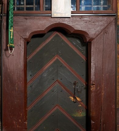 Zdjęcie nr 22: Kościół św. Jana Chrzciciela w Orawce usytuowany jest w centrum wsi na zachód od drogi prowadzącej z Jabłonki do Podwilka. Jest otoczony starodrzewiem, teren przykościelny opasany jest murem z łamanego kamienia. W granicach ogrodzenia znajduje się rozległy cmentarz przykościelny. 

Kościół orientowany, drewniany, konstrukcji zrębowej z wieżą na słup na kamiennej podmurówce. Prezbiterium wydłużone i zamknięte wielobocznie, nawa szersza i prostokątna. Przy prezbiterium od północy usytuowana jest zakrystia, a od wschodu murowana kaplica Matki Boskiej Bolesnej z 1728 roku o wielobocznym zakończeniu z przybudówką w rodzaju zakrystii od północy. Świątynia zbudowana jest z bierwion, łączonych na kwadratowy czop, bez ostatków. Poszczególne barwiona umocnione są pionowo tyblami. 

Wnętrze kościoła nakrywają stropy drewniane, płaskie, w nawie z zaskrzynieniami, podpartymi słupami. Zaskrzynienia w nawie obite są deskami dekorowanymi polichromią. W kaplicy Matki Boskiej Bolesnej sklepienie kolebkowe z lunetami. Ściana arkady tęczowej zamknięta jest łukiem półkolistym, na belce tęczowej umieszczona jest Grupa Ukrzyżowania. Przy nawie od południa dobudowana jest nowsza, drewniana kruchta. Chór muzyczny wsparty na dwóch profilowanych słupach z nim złączony chórek boczny przy północnej ścianie nawy. Otwory okienne usytuowane wyłącznie od strony południowej w kształcie stojących prostokątów, zamknięte półkoliście.

Na zewnątrz ściany świątyni obite gontem z wyjątkiem murowanej kaplicy Matki Boskiej Bolesnej, która została otynkowana. Wieża częściowo wtopiona w korpus, częściowo wysunięta ryzalitycznie; w przyziemiu babiniec. Wieża wzniesiona w konstrukcji słupowo-ramowej, główne narożne słupy nośne pochylone, wzmocnione tzw. krzyżami św. Andrzeja. Wieża zwieńczona jest nadwieszoną izbicą, szalowaną deskami w układzie pionowym z listwowaniem z czterolistnymi okienkami. Wyżej ostrosłupowy hełm z czterema narożnymi wieżyczkami. Kościół nakryty gontem w postaci długiego, kalenicowego dachu o rozległych połaciach, otulonym płaszczem gontowym z szerokim, załamanym okapem. Na wspólnym dachu kościoła i kaplicy nowa wieżyczka na sygnaturkę. 