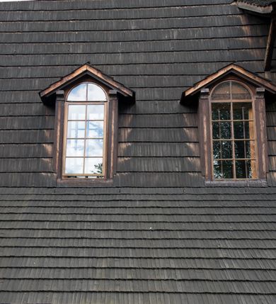 Zdjęcie nr 9: Drewniany kościół pw. św. Marcina w Jawiszowicach jest budowlą orientowaną, wzniesioną na zrąb. Do węższego prezbiterium zamkniętego trójbocznie przylega szersza nawa na rzucie zbliżonym do kwadratu. Od północy przy prezbiterium wybudowano zakrystię na planie wydłużonego prostokąta, a od zachodu wieżę w konstrukcji na słup na rzucie kwadratu. Zwieńczono ją izbicą z baniastym hełmem z latarnią. W przyziemiu wieży urządzono kruchtę. Nawę z prezbiterium nakryto jednokalenicowym dachem z więźbą w układzie storczykowym z przypustnicami (nadbitkami). W węższej części prezbiterialnej dach wsparty jest na trójkątnych zastrzałach widocznych na zewnątrz. Nad prezbiterium wznosi się sygnaturka w formie latarni z baniastym hełmem zwieńczonym krzyżem. Bryłę kościoła w całości otaczają arkadowe soboty z drewnianymi parapetami i z prześwitami wypełnionymi półprzeźroczystą pleksą. Na wysokości wejścia południowego do kościoła linię sobót wysunięto do przodu, dzięki czemu powstała pseudokruchta nakryta dachem siodłowym. Zarówno dach kościoła, jak i zakrystii, sobót oraz hełmy wieży i sygnaturki pokryte są gontem. Ściany nawy i prezbiterium utworzone z poziomo układanych bali przepruwają prostokątne okna z wpisanym łukiem półokrągłym, stanowiącym część stolarki okiennej. Na osi prezbiterium za ołtarzem głównym wycięto okulus. Wnętrze kościoła w nawie nakrywa płaski strop ze skośnym szalowaniem po bokach, a w prezbiterium pozorne sklepienie kolebkowe. Prezbiterium od nawy oddziela półokrągła tęcza z profilowaną belką, na której umieszczono grupę Ukrzyżowania. Całość wnętrza zdobi wielobarwna, ornamentalno-figuralna polichromia. Podłogę świątyni wyłożono kamiennymi płytami. W zachodniej części nawy urządzono chór muzyczny wsparty na dwóch drewnianych filarach z klatką schodową usytuowaną w południowo-zachodnim narożniku. Na chórze ustawiono prospekt organowy. Do wnętrza kościoła prowadzą dwa wejścia - od zachodu poprzez kruchtę w przyziemiu wieży oraz od południa z drewnianym portalem zamkniętym łukiem odcinkowym. Drewniany portal zamknięty łukiem odcinkowym prowadzi także z prezbiterium do zakrystii. Wypełniają go obite metalowymi płycinami i listwami drzwi. Własne wejście na zewnątrz posiada także zakrystia. Wnętrze prezbiterium w części wschodniej wypełnia architektoniczny ołtarz główny. Na ścianie północnej prezbiterium przy łuku tęczowym zawieszono ambonę, do której schody prowadzą z zakrystii. Pod skosem po obu stronach łuku tęczowego w narożnikach nawy ustawiono dwa ołtarze boczne, a pod chórem muzycznym dwa konfesjonały. W nawie stoją dwa rzędy ław kościelnych, a na jej ścianie północnej zawieszono na półeczkach feretrony procesyjne. Kościół otacza droga procesyjna wyłożona kamiennymi płytami, a cmentarz przykościelny zamyka drewniany parkan z dwiema bramkami wejściowymi.    