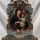 Zdjęcie nr 1: Obrazy ujęte dwustronną, symetrycznie ukształtowaną ramą o obrysie utworzonym z falistej, wklęsło-wypukłej linii. Rama zdobiona jest motywami liści, grzebieni ornamentu rocaille'owego, obłoków oraz uskrzydlonych główek anielskich, zwieńczona mitrą książęcą. Rama osadzona na podstawie w formie prostokątnej płyty, na której element pośredni w formie rozciągniętych poziomo symetrycznych zwojów wici i wstęgi; w tej części feretronu otwory do wsuwania drążków do noszenia. 

 Na awersie Matka Boska ukazana w półpostaci, frontalnie, z Dzieciątkiem siedzącym na lewym ramieniu i owocem trzymanym w prawej dłoni. Ubrana jest w granatowy płaszcz z czerwoną podszewką i złotym obszyciem, spod którego widoczne są biały welon i suknia. Dzieciątko z prawą ręką wzniesioną w geście błogosławieństwa, z lewą wspartą na księdze, ubrane jest w białą, wzorzystą sukienkę. Wokół głów są nimby, a wokół głowy Marii  wieniec z dwunastu gwiazd. Na neutralnym tle widoczne są księżyc i słońce, nad głowami aplikowane drewniane korony z imitacją kamieni jubilerskich.

Na rewersie znajduje się wizerunek św. Józefa z Dzieciątkiem, ukazanego półpostaciowo, w trzech czwartych i zwróconego w prawo. Jego twarz o wyrazistych rysach, z długim nosem i pełnymi ustami, okolona jest jasnobrązową brodą, włosy zaczesane są do tyłu. Ubrany jest w błękitną suknię i brązowy płaszcz. Św. Józef przytrzymuje Dzieciątko siedzące na poduszce na stoliku przykrytym purpurową tkaniną. Zwrócone w trzech czwartych w lewo, z głową zwróconą w prawo okryte jest białą tkaniną. Św. Józef trzyma w dłoni kwiat lilii, Dzieciątko kwiat jasnoczerwonej róży. Tło jest neutralne, jasnobrązowe, w lewej górnej części obrazu znajduje się Oko Opatrzności, w prawej para uskrzydlonych główek anielskich.