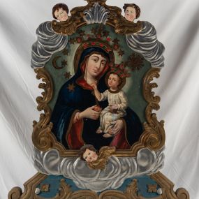 Zdjęcie nr 1: Obrazy ujęte dwustronną, symetrycznie ukształtowaną ramą o obrysie utworzonym z falistej, wklęsło-wypukłej linii. Rama zdobiona jest motywami liści, grzebieni ornamentu rocaille&#039;owego, obłoków oraz uskrzydlonych główek anielskich, zwieńczona mitrą książęcą. Rama osadzona na podstawie w formie prostokątnej płyty, na której element pośredni w formie rozciągniętych poziomo symetrycznych zwojów wici i wstęgi; w tej części feretronu otwory do wsuwania drążków do noszenia. 

 Na awersie Matka Boska ukazana w półpostaci, frontalnie, z Dzieciątkiem siedzącym na lewym ramieniu i owocem trzymanym w prawej dłoni. Ubrana jest w granatowy płaszcz z czerwoną podszewką i złotym obszyciem, spod którego widoczne są biały welon i suknia. Dzieciątko z prawą ręką wzniesioną w geście błogosławieństwa, z lewą wspartą na księdze, ubrane jest w białą, wzorzystą sukienkę. Wokół głów są nimby, a wokół głowy Marii  wieniec z dwunastu gwiazd. Na neutralnym tle widoczne są księżyc i słońce, nad głowami aplikowane drewniane korony z imitacją kamieni jubilerskich.

Na rewersie znajduje się wizerunek św. Józefa z Dzieciątkiem, ukazanego półpostaciowo, w trzech czwartych i zwróconego w prawo. Jego twarz o wyrazistych rysach, z długim nosem i pełnymi ustami, okolona jest jasnobrązową brodą, włosy zaczesane są do tyłu. Ubrany jest w błękitną suknię i brązowy płaszcz. Św. Józef przytrzymuje Dzieciątko siedzące na poduszce na stoliku przykrytym purpurową tkaniną. Zwrócone w trzech czwartych w lewo, z głową zwróconą w prawo okryte jest białą tkaniną. Św. Józef trzyma w dłoni kwiat lilii, Dzieciątko kwiat jasnoczerwonej róży. Tło jest neutralne, jasnobrązowe, w lewej górnej części obrazu znajduje się Oko Opatrzności, w prawej para uskrzydlonych główek anielskich.