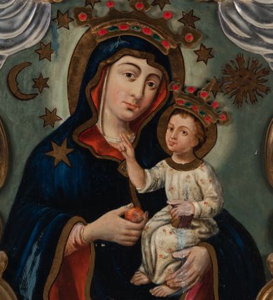 Zdjęcie nr 2: Obrazy ujęte dwustronną, symetrycznie ukształtowaną ramą o obrysie utworzonym z falistej, wklęsło-wypukłej linii. Rama zdobiona jest motywami liści, grzebieni ornamentu rocaille&#039;owego, obłoków oraz uskrzydlonych główek anielskich, zwieńczona mitrą książęcą. Rama osadzona na podstawie w formie prostokątnej płyty, na której element pośredni w formie rozciągniętych poziomo symetrycznych zwojów wici i wstęgi; w tej części feretronu otwory do wsuwania drążków do noszenia. 

 Na awersie Matka Boska ukazana w półpostaci, frontalnie, z Dzieciątkiem siedzącym na lewym ramieniu i owocem trzymanym w prawej dłoni. Ubrana jest w granatowy płaszcz z czerwoną podszewką i złotym obszyciem, spod którego widoczne są biały welon i suknia. Dzieciątko z prawą ręką wzniesioną w geście błogosławieństwa, z lewą wspartą na księdze, ubrane jest w białą, wzorzystą sukienkę. Wokół głów są nimby, a wokół głowy Marii  wieniec z dwunastu gwiazd. Na neutralnym tle widoczne są księżyc i słońce, nad głowami aplikowane drewniane korony z imitacją kamieni jubilerskich.

Na rewersie znajduje się wizerunek św. Józefa z Dzieciątkiem, ukazanego półpostaciowo, w trzech czwartych i zwróconego w prawo. Jego twarz o wyrazistych rysach, z długim nosem i pełnymi ustami, okolona jest jasnobrązową brodą, włosy zaczesane są do tyłu. Ubrany jest w błękitną suknię i brązowy płaszcz. Św. Józef przytrzymuje Dzieciątko siedzące na poduszce na stoliku przykrytym purpurową tkaniną. Zwrócone w trzech czwartych w lewo, z głową zwróconą w prawo okryte jest białą tkaniną. Św. Józef trzyma w dłoni kwiat lilii, Dzieciątko kwiat jasnoczerwonej róży. Tło jest neutralne, jasnobrązowe, w lewej górnej części obrazu znajduje się Oko Opatrzności, w prawej para uskrzydlonych główek anielskich.