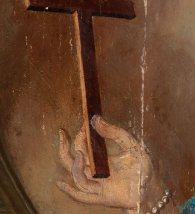 Zdjęcie nr 6: Feretron na podstawie ozdobionej kratką regencyjną, w profilowanej ramie o falistym wykroju zwieńczonej liściem akantu. Struktura obramienia jest w kolorze niebieskim oraz złocona i srebrzona. Na awersie św. Notburga ukazana w stroju służącej: długiej biało-czerwonej sukni i niebieskim gorsecie, zwrócona w lewo, ze wzrokiem skierowanym ku górze. Twarz pełna, wyraziste rysy i podbródek. Długie, jasnobrązowe, zebrane do tyłu włosy opadają na plecy. Święta wznosi do góry zgięte w łokciach ręce. U dołu, po lewej stronie kompozycji snopek zboża, natomiast w prawym dolnym rogu święta ukazana przy pracy w polu. W tle pejzaż wiejski z obniżoną linią horyzontu i niebem w odcieniach żółci i pomarańczy. Po lewej stronie kompozycji, na wysokosci głowy świętej sierp unoszący się w powietrzu, u góry para uskrzydlonych główek anielskich. Na rewersie feretronu wizerunek św. Tekli ukazanej w półpostaci, frontalnie z głową skierowaną w prawo. Twarz pełna, nos prosty, wargi pełne, oczy szeroko otwarte; włosy kręcone, jasne, długie, z wplecionymi sznurami pereł. Święta ubrana jest w dwie suknie – spodnią białą, wierzchnią niebieską, złoty gorset i czerwony płaszcz. W prawej, uniesionej ręce trzyma krzyż, lewą rękę, w której trzyma liść palmy przyciska do piersi. 

W górnej partii obrazu napis czarną farbą „Sw(ięta) Tekla P(anna) i Męcz(ennica)”.