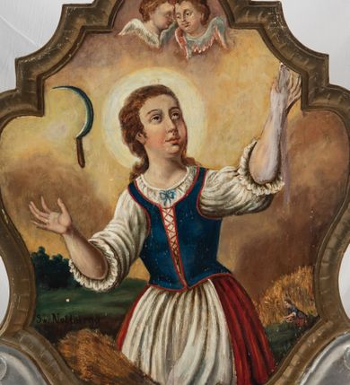 Zdjęcie nr 2: Feretron na podstawie ozdobionej kratką regencyjną, w profilowanej ramie o falistym wykroju zwieńczonej liściem akantu. Struktura obramienia jest w kolorze niebieskim oraz złocona i srebrzona. Na awersie św. Notburga ukazana w stroju służącej: długiej biało-czerwonej sukni i niebieskim gorsecie, zwrócona w lewo, ze wzrokiem skierowanym ku górze. Twarz pełna, wyraziste rysy i podbródek. Długie, jasnobrązowe, zebrane do tyłu włosy opadają na plecy. Święta wznosi do góry zgięte w łokciach ręce. U dołu, po lewej stronie kompozycji snopek zboża, natomiast w prawym dolnym rogu święta ukazana przy pracy w polu. W tle pejzaż wiejski z obniżoną linią horyzontu i niebem w odcieniach żółci i pomarańczy. Po lewej stronie kompozycji, na wysokosci głowy świętej sierp unoszący się w powietrzu, u góry para uskrzydlonych główek anielskich. Na rewersie feretronu wizerunek św. Tekli ukazanej w półpostaci, frontalnie z głową skierowaną w prawo. Twarz pełna, nos prosty, wargi pełne, oczy szeroko otwarte; włosy kręcone, jasne, długie, z wplecionymi sznurami pereł. Święta ubrana jest w dwie suknie – spodnią białą, wierzchnią niebieską, złoty gorset i czerwony płaszcz. W prawej, uniesionej ręce trzyma krzyż, lewą rękę, w której trzyma liść palmy przyciska do piersi. 

W górnej partii obrazu napis czarną farbą „Sw(ięta) Tekla P(anna) i Męcz(ennica)”.