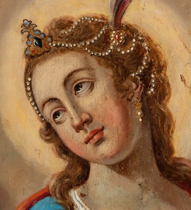 Zdjęcie nr 5: Feretron na podstawie ozdobionej kratką regencyjną, w profilowanej ramie o falistym wykroju zwieńczonej liściem akantu. Struktura obramienia jest w kolorze niebieskim oraz złocona i srebrzona. Na awersie św. Notburga ukazana w stroju służącej: długiej biało-czerwonej sukni i niebieskim gorsecie, zwrócona w lewo, ze wzrokiem skierowanym ku górze. Twarz pełna, wyraziste rysy i podbródek. Długie, jasnobrązowe, zebrane do tyłu włosy opadają na plecy. Święta wznosi do góry zgięte w łokciach ręce. U dołu, po lewej stronie kompozycji snopek zboża, natomiast w prawym dolnym rogu święta ukazana przy pracy w polu. W tle pejzaż wiejski z obniżoną linią horyzontu i niebem w odcieniach żółci i pomarańczy. Po lewej stronie kompozycji, na wysokosci głowy świętej sierp unoszący się w powietrzu, u góry para uskrzydlonych główek anielskich. Na rewersie feretronu wizerunek św. Tekli ukazanej w półpostaci, frontalnie z głową skierowaną w prawo. Twarz pełna, nos prosty, wargi pełne, oczy szeroko otwarte; włosy kręcone, jasne, długie, z wplecionymi sznurami pereł. Święta ubrana jest w dwie suknie – spodnią białą, wierzchnią niebieską, złoty gorset i czerwony płaszcz. W prawej, uniesionej ręce trzyma krzyż, lewą rękę, w której trzyma liść palmy przyciska do piersi. 

W górnej partii obrazu napis czarną farbą „Sw(ięta) Tekla P(anna) i Męcz(ennica)”.