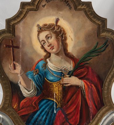 Zdjęcie nr 4: Feretron na podstawie ozdobionej kratką regencyjną, w profilowanej ramie o falistym wykroju zwieńczonej liściem akantu. Struktura obramienia jest w kolorze niebieskim oraz złocona i srebrzona. Na awersie św. Notburga ukazana w stroju służącej: długiej biało-czerwonej sukni i niebieskim gorsecie, zwrócona w lewo, ze wzrokiem skierowanym ku górze. Twarz pełna, wyraziste rysy i podbródek. Długie, jasnobrązowe, zebrane do tyłu włosy opadają na plecy. Święta wznosi do góry zgięte w łokciach ręce. U dołu, po lewej stronie kompozycji snopek zboża, natomiast w prawym dolnym rogu święta ukazana przy pracy w polu. W tle pejzaż wiejski z obniżoną linią horyzontu i niebem w odcieniach żółci i pomarańczy. Po lewej stronie kompozycji, na wysokosci głowy świętej sierp unoszący się w powietrzu, u góry para uskrzydlonych główek anielskich. Na rewersie feretronu wizerunek św. Tekli ukazanej w półpostaci, frontalnie z głową skierowaną w prawo. Twarz pełna, nos prosty, wargi pełne, oczy szeroko otwarte; włosy kręcone, jasne, długie, z wplecionymi sznurami pereł. Święta ubrana jest w dwie suknie – spodnią białą, wierzchnią niebieską, złoty gorset i czerwony płaszcz. W prawej, uniesionej ręce trzyma krzyż, lewą rękę, w której trzyma liść palmy przyciska do piersi. 

W górnej partii obrazu napis czarną farbą „Sw(ięta) Tekla P(anna) i Męcz(ennica)”.