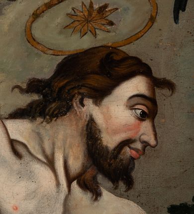 Zdjęcie nr 12: Feretron obrazowy w kształcie stojącego prostokąta w profilowanej ramie ujętej ornamentem rocaille&#039;owym z wplecionymi rozetami. Na awersie św. Jan Chrzciciel w pozycji półsiedzącej, wsparty o drzewo, w trzech czwartych, z głową ukazaną z profilu w lewo. Święty ubrany jest w długi, brązowy płaszcz z elementami włosia, okrywający biodra i lewe ramię, z lewą ręką opuszczoną w dół w geście błogosławieństwa, z prawą wspartą o konar drzewa i przytrzymującą krzyż z banderolą, na której jest napis „ECCE AGNUS DEI”. Nad głową świętego unosi się aureola z promienistą glorią po środku. Obok niego leży muszla, a u stóp baranek. Św. Jan Chrzciciel zwraca się w kierunku trzech, widocznych w prawym, dolnym rogu postaci – dwóch mężczyzn w niebieskim i czerwonym płaszczu oraz w błękitnych zawojach na głowach oraz osłoniętej czerwonym płaszczem kobiety. W tle, po prawej stronie kompozycji widoczne są korony drzew w tym dwóch palm. 

Na rewersie przedstawienie Trzech Króli ukazanych w półpostaciach. Po lewej stronie kompozycji stoi zwrócony w trzech czwartych w lewo ciemnoskóry mężczyzna. Ujętą z profilu twarz charakteryzują wyraziste rysy i zaczerwienione usta i policzki. Ubrany jest w strój dworski składający się z białego żupana ze złotymi obszyciami, przewiązanego granatowym pasem oraz z spiętego pod szyją jasnoróżowego płaszcza ze złotym podszyciem. Głowę mężczyzny osłania biały turban z pióropuszem i wieńczy korona. Prawą rękę wspiera na biodrze, lewą na złotym berle. Pośrodku kompozycji stoi zwrócony na wprost drugi z magów, kierujący głowę w trzech czwartych w prawo. Pociągłą twarz charakteryzują wyraziste rysy o szeroko otwartych oczach, długim nosie, zaróżowionych policzkach oraz krótkim zaroście. Mężczyzna ma na sobie niebieską suknię ze złotym obszyciem dekoltu oraz narzucony na ramiona czerwony płaszcz, na głowie zaś ma biały turban z pióropuszem oraz koronę. Lewą rękę unosi na wysokości piersi. Po prawej stronie obrazu jest zwrócony profilem w prawo trzeci król o lekko pochylonej do przodu sylwetce. Pociągłą twarz charakteryzują wyraziste rysy o dużych oczach, długim nosie, wydatnych ustach, zaróżowionych policzkach i siwym zaroście. Mężczyzna ubrany jest w złotą suknię i spięty pod szyją niebieski płaszcz z gronostajowym kołnierzem. Na głowie jest korona. Król unosi obydwie ręce na wysokości klatki piersiowej, prawą wysuwając nieco do przodu. Głowy magów okalają aureole. Na pierwszym planie, na nakrytym zieloną tkaniną stole, pośród złotych motywów ornamentalnych znajdują się: podłużna szkatuła ze złotymi monetami, globus ze stojącą na nim łódką na kadzidło i leżącym obok kompasem, niewielka książka w niebieskiej oprawie oraz srebrna pyksida. W tle zachmurzone niebo z dużą , sześcioramienną gwiazdą w promieniach w prawym, górnym rogu.    