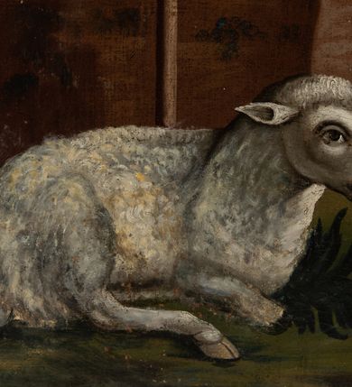 Zdjęcie nr 14: Feretron obrazowy w kształcie stojącego prostokąta w profilowanej ramie ujętej ornamentem rocaille'owym z wplecionymi rozetami. Na awersie św. Jan Chrzciciel w pozycji półsiedzącej, wsparty o drzewo, w trzech czwartych, z głową ukazaną z profilu w lewo. Święty ubrany jest w długi, brązowy płaszcz z elementami włosia, okrywający biodra i lewe ramię, z lewą ręką opuszczoną w dół w geście błogosławieństwa, z prawą wspartą o konar drzewa i przytrzymującą krzyż z banderolą, na której jest napis „ECCE AGNUS DEI”. Nad głową świętego unosi się aureola z promienistą glorią po środku. Obok niego leży muszla, a u stóp baranek. Św. Jan Chrzciciel zwraca się w kierunku trzech, widocznych w prawym, dolnym rogu postaci – dwóch mężczyzn w niebieskim i czerwonym płaszczu oraz w błękitnych zawojach na głowach oraz osłoniętej czerwonym płaszczem kobiety. W tle, po prawej stronie kompozycji widoczne są korony drzew w tym dwóch palm. 

Na rewersie przedstawienie Trzech Króli ukazanych w półpostaciach. Po lewej stronie kompozycji stoi zwrócony w trzech czwartych w lewo ciemnoskóry mężczyzna. Ujętą z profilu twarz charakteryzują wyraziste rysy i zaczerwienione usta i policzki. Ubrany jest w strój dworski składający się z białego żupana ze złotymi obszyciami, przewiązanego granatowym pasem oraz z spiętego pod szyją jasnoróżowego płaszcza ze złotym podszyciem. Głowę mężczyzny osłania biały turban z pióropuszem i wieńczy korona. Prawą rękę wspiera na biodrze, lewą na złotym berle. Pośrodku kompozycji stoi zwrócony na wprost drugi z magów, kierujący głowę w trzech czwartych w prawo. Pociągłą twarz charakteryzują wyraziste rysy o szeroko otwartych oczach, długim nosie, zaróżowionych policzkach oraz krótkim zaroście. Mężczyzna ma na sobie niebieską suknię ze złotym obszyciem dekoltu oraz narzucony na ramiona czerwony płaszcz, na głowie zaś ma biały turban z pióropuszem oraz koronę. Lewą rękę unosi na wysokości piersi. Po prawej stronie obrazu jest zwrócony profilem w prawo trzeci król o lekko pochylonej do przodu sylwetce. Pociągłą twarz charakteryzują wyraziste rysy o dużych oczach, długim nosie, wydatnych ustach, zaróżowionych policzkach i siwym zaroście. Mężczyzna ubrany jest w złotą suknię i spięty pod szyją niebieski płaszcz z gronostajowym kołnierzem. Na głowie jest korona. Król unosi obydwie ręce na wysokości klatki piersiowej, prawą wysuwając nieco do przodu. Głowy magów okalają aureole. Na pierwszym planie, na nakrytym zieloną tkaniną stole, pośród złotych motywów ornamentalnych znajdują się: podłużna szkatuła ze złotymi monetami, globus ze stojącą na nim łódką na kadzidło i leżącym obok kompasem, niewielka książka w niebieskiej oprawie oraz srebrna pyksida. W tle zachmurzone niebo z dużą , sześcioramienną gwiazdą w promieniach w prawym, górnym rogu.    