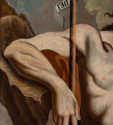 Zdjęcie nr 11: Feretron obrazowy w kształcie stojącego prostokąta w profilowanej ramie ujętej ornamentem rocaille'owym z wplecionymi rozetami. Na awersie św. Jan Chrzciciel w pozycji półsiedzącej, wsparty o drzewo, w trzech czwartych, z głową ukazaną z profilu w lewo. Święty ubrany jest w długi, brązowy płaszcz z elementami włosia, okrywający biodra i lewe ramię, z lewą ręką opuszczoną w dół w geście błogosławieństwa, z prawą wspartą o konar drzewa i przytrzymującą krzyż z banderolą, na której jest napis „ECCE AGNUS DEI”. Nad głową świętego unosi się aureola z promienistą glorią po środku. Obok niego leży muszla, a u stóp baranek. Św. Jan Chrzciciel zwraca się w kierunku trzech, widocznych w prawym, dolnym rogu postaci – dwóch mężczyzn w niebieskim i czerwonym płaszczu oraz w błękitnych zawojach na głowach oraz osłoniętej czerwonym płaszczem kobiety. W tle, po prawej stronie kompozycji widoczne są korony drzew w tym dwóch palm. 

Na rewersie przedstawienie Trzech Króli ukazanych w półpostaciach. Po lewej stronie kompozycji stoi zwrócony w trzech czwartych w lewo ciemnoskóry mężczyzna. Ujętą z profilu twarz charakteryzują wyraziste rysy i zaczerwienione usta i policzki. Ubrany jest w strój dworski składający się z białego żupana ze złotymi obszyciami, przewiązanego granatowym pasem oraz z spiętego pod szyją jasnoróżowego płaszcza ze złotym podszyciem. Głowę mężczyzny osłania biały turban z pióropuszem i wieńczy korona. Prawą rękę wspiera na biodrze, lewą na złotym berle. Pośrodku kompozycji stoi zwrócony na wprost drugi z magów, kierujący głowę w trzech czwartych w prawo. Pociągłą twarz charakteryzują wyraziste rysy o szeroko otwartych oczach, długim nosie, zaróżowionych policzkach oraz krótkim zaroście. Mężczyzna ma na sobie niebieską suknię ze złotym obszyciem dekoltu oraz narzucony na ramiona czerwony płaszcz, na głowie zaś ma biały turban z pióropuszem oraz koronę. Lewą rękę unosi na wysokości piersi. Po prawej stronie obrazu jest zwrócony profilem w prawo trzeci król o lekko pochylonej do przodu sylwetce. Pociągłą twarz charakteryzują wyraziste rysy o dużych oczach, długim nosie, wydatnych ustach, zaróżowionych policzkach i siwym zaroście. Mężczyzna ubrany jest w złotą suknię i spięty pod szyją niebieski płaszcz z gronostajowym kołnierzem. Na głowie jest korona. Król unosi obydwie ręce na wysokości klatki piersiowej, prawą wysuwając nieco do przodu. Głowy magów okalają aureole. Na pierwszym planie, na nakrytym zieloną tkaniną stole, pośród złotych motywów ornamentalnych znajdują się: podłużna szkatuła ze złotymi monetami, globus ze stojącą na nim łódką na kadzidło i leżącym obok kompasem, niewielka książka w niebieskiej oprawie oraz srebrna pyksida. W tle zachmurzone niebo z dużą , sześcioramienną gwiazdą w promieniach w prawym, górnym rogu.    