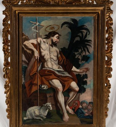 Zdjęcie nr 1: Feretron obrazowy w kształcie stojącego prostokąta w profilowanej ramie ujętej ornamentem rocaille'owym z wplecionymi rozetami. Na awersie św. Jan Chrzciciel w pozycji półsiedzącej, wsparty o drzewo, w trzech czwartych, z głową ukazaną z profilu w lewo. Święty ubrany jest w długi, brązowy płaszcz z elementami włosia, okrywający biodra i lewe ramię, z lewą ręką opuszczoną w dół w geście błogosławieństwa, z prawą wspartą o konar drzewa i przytrzymującą krzyż z banderolą, na której jest napis „ECCE AGNUS DEI”. Nad głową świętego unosi się aureola z promienistą glorią po środku. Obok niego leży muszla, a u stóp baranek. Św. Jan Chrzciciel zwraca się w kierunku trzech, widocznych w prawym, dolnym rogu postaci – dwóch mężczyzn w niebieskim i czerwonym płaszczu oraz w błękitnych zawojach na głowach oraz osłoniętej czerwonym płaszczem kobiety. W tle, po prawej stronie kompozycji widoczne są korony drzew w tym dwóch palm. 

Na rewersie przedstawienie Trzech Króli ukazanych w półpostaciach. Po lewej stronie kompozycji stoi zwrócony w trzech czwartych w lewo ciemnoskóry mężczyzna. Ujętą z profilu twarz charakteryzują wyraziste rysy i zaczerwienione usta i policzki. Ubrany jest w strój dworski składający się z białego żupana ze złotymi obszyciami, przewiązanego granatowym pasem oraz z spiętego pod szyją jasnoróżowego płaszcza ze złotym podszyciem. Głowę mężczyzny osłania biały turban z pióropuszem i wieńczy korona. Prawą rękę wspiera na biodrze, lewą na złotym berle. Pośrodku kompozycji stoi zwrócony na wprost drugi z magów, kierujący głowę w trzech czwartych w prawo. Pociągłą twarz charakteryzują wyraziste rysy o szeroko otwartych oczach, długim nosie, zaróżowionych policzkach oraz krótkim zaroście. Mężczyzna ma na sobie niebieską suknię ze złotym obszyciem dekoltu oraz narzucony na ramiona czerwony płaszcz, na głowie zaś ma biały turban z pióropuszem oraz koronę. Lewą rękę unosi na wysokości piersi. Po prawej stronie obrazu jest zwrócony profilem w prawo trzeci król o lekko pochylonej do przodu sylwetce. Pociągłą twarz charakteryzują wyraziste rysy o dużych oczach, długim nosie, wydatnych ustach, zaróżowionych policzkach i siwym zaroście. Mężczyzna ubrany jest w złotą suknię i spięty pod szyją niebieski płaszcz z gronostajowym kołnierzem. Na głowie jest korona. Król unosi obydwie ręce na wysokości klatki piersiowej, prawą wysuwając nieco do przodu. Głowy magów okalają aureole. Na pierwszym planie, na nakrytym zieloną tkaniną stole, pośród złotych motywów ornamentalnych znajdują się: podłużna szkatuła ze złotymi monetami, globus ze stojącą na nim łódką na kadzidło i leżącym obok kompasem, niewielka książka w niebieskiej oprawie oraz srebrna pyksida. W tle zachmurzone niebo z dużą , sześcioramienną gwiazdą w promieniach w prawym, górnym rogu.    