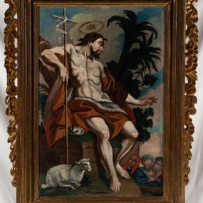 Zdjęcie nr 1: Feretron obrazowy w kształcie stojącego prostokąta w profilowanej ramie ujętej ornamentem rocaille&#039;owym z wplecionymi rozetami. Na awersie św. Jan Chrzciciel w pozycji półsiedzącej, wsparty o drzewo, w trzech czwartych, z głową ukazaną z profilu w lewo. Święty ubrany jest w długi, brązowy płaszcz z elementami włosia, okrywający biodra i lewe ramię, z lewą ręką opuszczoną w dół w geście błogosławieństwa, z prawą wspartą o konar drzewa i przytrzymującą krzyż z banderolą, na której jest napis „ECCE AGNUS DEI”. Nad głową świętego unosi się aureola z promienistą glorią po środku. Obok niego leży muszla, a u stóp baranek. Św. Jan Chrzciciel zwraca się w kierunku trzech, widocznych w prawym, dolnym rogu postaci – dwóch mężczyzn w niebieskim i czerwonym płaszczu oraz w błękitnych zawojach na głowach oraz osłoniętej czerwonym płaszczem kobiety. W tle, po prawej stronie kompozycji widoczne są korony drzew w tym dwóch palm. 

Na rewersie przedstawienie Trzech Króli ukazanych w półpostaciach. Po lewej stronie kompozycji stoi zwrócony w trzech czwartych w lewo ciemnoskóry mężczyzna. Ujętą z profilu twarz charakteryzują wyraziste rysy i zaczerwienione usta i policzki. Ubrany jest w strój dworski składający się z białego żupana ze złotymi obszyciami, przewiązanego granatowym pasem oraz z spiętego pod szyją jasnoróżowego płaszcza ze złotym podszyciem. Głowę mężczyzny osłania biały turban z pióropuszem i wieńczy korona. Prawą rękę wspiera na biodrze, lewą na złotym berle. Pośrodku kompozycji stoi zwrócony na wprost drugi z magów, kierujący głowę w trzech czwartych w prawo. Pociągłą twarz charakteryzują wyraziste rysy o szeroko otwartych oczach, długim nosie, zaróżowionych policzkach oraz krótkim zaroście. Mężczyzna ma na sobie niebieską suknię ze złotym obszyciem dekoltu oraz narzucony na ramiona czerwony płaszcz, na głowie zaś ma biały turban z pióropuszem oraz koronę. Lewą rękę unosi na wysokości piersi. Po prawej stronie obrazu jest zwrócony profilem w prawo trzeci król o lekko pochylonej do przodu sylwetce. Pociągłą twarz charakteryzują wyraziste rysy o dużych oczach, długim nosie, wydatnych ustach, zaróżowionych policzkach i siwym zaroście. Mężczyzna ubrany jest w złotą suknię i spięty pod szyją niebieski płaszcz z gronostajowym kołnierzem. Na głowie jest korona. Król unosi obydwie ręce na wysokości klatki piersiowej, prawą wysuwając nieco do przodu. Głowy magów okalają aureole. Na pierwszym planie, na nakrytym zieloną tkaniną stole, pośród złotych motywów ornamentalnych znajdują się: podłużna szkatuła ze złotymi monetami, globus ze stojącą na nim łódką na kadzidło i leżącym obok kompasem, niewielka książka w niebieskiej oprawie oraz srebrna pyksida. W tle zachmurzone niebo z dużą , sześcioramienną gwiazdą w promieniach w prawym, górnym rogu.    