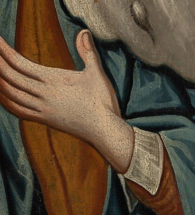 Zdjęcie nr 6: Feretron obrazowy w kształcie stojącego prostokąta w profilowanej ramie ujętej ornamentem rocaille&#039;owym z wplecionymi rozetami. Na awersie św. Jan Chrzciciel w pozycji półsiedzącej, wsparty o drzewo, w trzech czwartych, z głową ukazaną z profilu w lewo. Święty ubrany jest w długi, brązowy płaszcz z elementami włosia, okrywający biodra i lewe ramię, z lewą ręką opuszczoną w dół w geście błogosławieństwa, z prawą wspartą o konar drzewa i przytrzymującą krzyż z banderolą, na której jest napis „ECCE AGNUS DEI”. Nad głową świętego unosi się aureola z promienistą glorią po środku. Obok niego leży muszla, a u stóp baranek. Św. Jan Chrzciciel zwraca się w kierunku trzech, widocznych w prawym, dolnym rogu postaci – dwóch mężczyzn w niebieskim i czerwonym płaszczu oraz w błękitnych zawojach na głowach oraz osłoniętej czerwonym płaszczem kobiety. W tle, po prawej stronie kompozycji widoczne są korony drzew w tym dwóch palm. 

Na rewersie przedstawienie Trzech Króli ukazanych w półpostaciach. Po lewej stronie kompozycji stoi zwrócony w trzech czwartych w lewo ciemnoskóry mężczyzna. Ujętą z profilu twarz charakteryzują wyraziste rysy i zaczerwienione usta i policzki. Ubrany jest w strój dworski składający się z białego żupana ze złotymi obszyciami, przewiązanego granatowym pasem oraz z spiętego pod szyją jasnoróżowego płaszcza ze złotym podszyciem. Głowę mężczyzny osłania biały turban z pióropuszem i wieńczy korona. Prawą rękę wspiera na biodrze, lewą na złotym berle. Pośrodku kompozycji stoi zwrócony na wprost drugi z magów, kierujący głowę w trzech czwartych w prawo. Pociągłą twarz charakteryzują wyraziste rysy o szeroko otwartych oczach, długim nosie, zaróżowionych policzkach oraz krótkim zaroście. Mężczyzna ma na sobie niebieską suknię ze złotym obszyciem dekoltu oraz narzucony na ramiona czerwony płaszcz, na głowie zaś ma biały turban z pióropuszem oraz koronę. Lewą rękę unosi na wysokości piersi. Po prawej stronie obrazu jest zwrócony profilem w prawo trzeci król o lekko pochylonej do przodu sylwetce. Pociągłą twarz charakteryzują wyraziste rysy o dużych oczach, długim nosie, wydatnych ustach, zaróżowionych policzkach i siwym zaroście. Mężczyzna ubrany jest w złotą suknię i spięty pod szyją niebieski płaszcz z gronostajowym kołnierzem. Na głowie jest korona. Król unosi obydwie ręce na wysokości klatki piersiowej, prawą wysuwając nieco do przodu. Głowy magów okalają aureole. Na pierwszym planie, na nakrytym zieloną tkaniną stole, pośród złotych motywów ornamentalnych znajdują się: podłużna szkatuła ze złotymi monetami, globus ze stojącą na nim łódką na kadzidło i leżącym obok kompasem, niewielka książka w niebieskiej oprawie oraz srebrna pyksida. W tle zachmurzone niebo z dużą , sześcioramienną gwiazdą w promieniach w prawym, górnym rogu.    