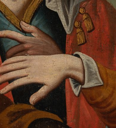 Zdjęcie nr 7: Feretron obrazowy w kształcie stojącego prostokąta w profilowanej ramie ujętej ornamentem rocaille&#039;owym z wplecionymi rozetami. Na awersie św. Jan Chrzciciel w pozycji półsiedzącej, wsparty o drzewo, w trzech czwartych, z głową ukazaną z profilu w lewo. Święty ubrany jest w długi, brązowy płaszcz z elementami włosia, okrywający biodra i lewe ramię, z lewą ręką opuszczoną w dół w geście błogosławieństwa, z prawą wspartą o konar drzewa i przytrzymującą krzyż z banderolą, na której jest napis „ECCE AGNUS DEI”. Nad głową świętego unosi się aureola z promienistą glorią po środku. Obok niego leży muszla, a u stóp baranek. Św. Jan Chrzciciel zwraca się w kierunku trzech, widocznych w prawym, dolnym rogu postaci – dwóch mężczyzn w niebieskim i czerwonym płaszczu oraz w błękitnych zawojach na głowach oraz osłoniętej czerwonym płaszczem kobiety. W tle, po prawej stronie kompozycji widoczne są korony drzew w tym dwóch palm. 

Na rewersie przedstawienie Trzech Króli ukazanych w półpostaciach. Po lewej stronie kompozycji stoi zwrócony w trzech czwartych w lewo ciemnoskóry mężczyzna. Ujętą z profilu twarz charakteryzują wyraziste rysy i zaczerwienione usta i policzki. Ubrany jest w strój dworski składający się z białego żupana ze złotymi obszyciami, przewiązanego granatowym pasem oraz z spiętego pod szyją jasnoróżowego płaszcza ze złotym podszyciem. Głowę mężczyzny osłania biały turban z pióropuszem i wieńczy korona. Prawą rękę wspiera na biodrze, lewą na złotym berle. Pośrodku kompozycji stoi zwrócony na wprost drugi z magów, kierujący głowę w trzech czwartych w prawo. Pociągłą twarz charakteryzują wyraziste rysy o szeroko otwartych oczach, długim nosie, zaróżowionych policzkach oraz krótkim zaroście. Mężczyzna ma na sobie niebieską suknię ze złotym obszyciem dekoltu oraz narzucony na ramiona czerwony płaszcz, na głowie zaś ma biały turban z pióropuszem oraz koronę. Lewą rękę unosi na wysokości piersi. Po prawej stronie obrazu jest zwrócony profilem w prawo trzeci król o lekko pochylonej do przodu sylwetce. Pociągłą twarz charakteryzują wyraziste rysy o dużych oczach, długim nosie, wydatnych ustach, zaróżowionych policzkach i siwym zaroście. Mężczyzna ubrany jest w złotą suknię i spięty pod szyją niebieski płaszcz z gronostajowym kołnierzem. Na głowie jest korona. Król unosi obydwie ręce na wysokości klatki piersiowej, prawą wysuwając nieco do przodu. Głowy magów okalają aureole. Na pierwszym planie, na nakrytym zieloną tkaniną stole, pośród złotych motywów ornamentalnych znajdują się: podłużna szkatuła ze złotymi monetami, globus ze stojącą na nim łódką na kadzidło i leżącym obok kompasem, niewielka książka w niebieskiej oprawie oraz srebrna pyksida. W tle zachmurzone niebo z dużą , sześcioramienną gwiazdą w promieniach w prawym, górnym rogu.    