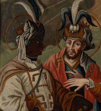 Zdjęcie nr 18: Feretron obrazowy w kształcie stojącego prostokąta w profilowanej ramie ujętej ornamentem rocaille'owym z wplecionymi rozetami. Na awersie św. Jan Chrzciciel w pozycji półsiedzącej, wsparty o drzewo, w trzech czwartych, z głową ukazaną z profilu w lewo. Święty ubrany jest w długi, brązowy płaszcz z elementami włosia, okrywający biodra i lewe ramię, z lewą ręką opuszczoną w dół w geście błogosławieństwa, z prawą wspartą o konar drzewa i przytrzymującą krzyż z banderolą, na której jest napis „ECCE AGNUS DEI”. Nad głową świętego unosi się aureola z promienistą glorią po środku. Obok niego leży muszla, a u stóp baranek. Św. Jan Chrzciciel zwraca się w kierunku trzech, widocznych w prawym, dolnym rogu postaci – dwóch mężczyzn w niebieskim i czerwonym płaszczu oraz w błękitnych zawojach na głowach oraz osłoniętej czerwonym płaszczem kobiety. W tle, po prawej stronie kompozycji widoczne są korony drzew w tym dwóch palm. 

Na rewersie przedstawienie Trzech Króli ukazanych w półpostaciach. Po lewej stronie kompozycji stoi zwrócony w trzech czwartych w lewo ciemnoskóry mężczyzna. Ujętą z profilu twarz charakteryzują wyraziste rysy i zaczerwienione usta i policzki. Ubrany jest w strój dworski składający się z białego żupana ze złotymi obszyciami, przewiązanego granatowym pasem oraz z spiętego pod szyją jasnoróżowego płaszcza ze złotym podszyciem. Głowę mężczyzny osłania biały turban z pióropuszem i wieńczy korona. Prawą rękę wspiera na biodrze, lewą na złotym berle. Pośrodku kompozycji stoi zwrócony na wprost drugi z magów, kierujący głowę w trzech czwartych w prawo. Pociągłą twarz charakteryzują wyraziste rysy o szeroko otwartych oczach, długim nosie, zaróżowionych policzkach oraz krótkim zaroście. Mężczyzna ma na sobie niebieską suknię ze złotym obszyciem dekoltu oraz narzucony na ramiona czerwony płaszcz, na głowie zaś ma biały turban z pióropuszem oraz koronę. Lewą rękę unosi na wysokości piersi. Po prawej stronie obrazu jest zwrócony profilem w prawo trzeci król o lekko pochylonej do przodu sylwetce. Pociągłą twarz charakteryzują wyraziste rysy o dużych oczach, długim nosie, wydatnych ustach, zaróżowionych policzkach i siwym zaroście. Mężczyzna ubrany jest w złotą suknię i spięty pod szyją niebieski płaszcz z gronostajowym kołnierzem. Na głowie jest korona. Król unosi obydwie ręce na wysokości klatki piersiowej, prawą wysuwając nieco do przodu. Głowy magów okalają aureole. Na pierwszym planie, na nakrytym zieloną tkaniną stole, pośród złotych motywów ornamentalnych znajdują się: podłużna szkatuła ze złotymi monetami, globus ze stojącą na nim łódką na kadzidło i leżącym obok kompasem, niewielka książka w niebieskiej oprawie oraz srebrna pyksida. W tle zachmurzone niebo z dużą , sześcioramienną gwiazdą w promieniach w prawym, górnym rogu.    