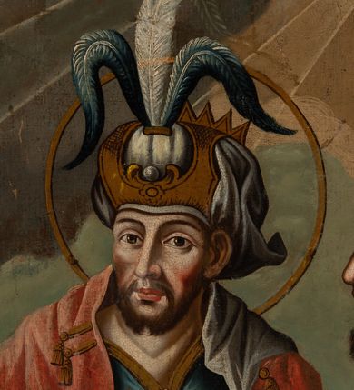 Zdjęcie nr 3: Feretron obrazowy w kształcie stojącego prostokąta w profilowanej ramie ujętej ornamentem rocaille'owym z wplecionymi rozetami. Na awersie św. Jan Chrzciciel w pozycji półsiedzącej, wsparty o drzewo, w trzech czwartych, z głową ukazaną z profilu w lewo. Święty ubrany jest w długi, brązowy płaszcz z elementami włosia, okrywający biodra i lewe ramię, z lewą ręką opuszczoną w dół w geście błogosławieństwa, z prawą wspartą o konar drzewa i przytrzymującą krzyż z banderolą, na której jest napis „ECCE AGNUS DEI”. Nad głową świętego unosi się aureola z promienistą glorią po środku. Obok niego leży muszla, a u stóp baranek. Św. Jan Chrzciciel zwraca się w kierunku trzech, widocznych w prawym, dolnym rogu postaci – dwóch mężczyzn w niebieskim i czerwonym płaszczu oraz w błękitnych zawojach na głowach oraz osłoniętej czerwonym płaszczem kobiety. W tle, po prawej stronie kompozycji widoczne są korony drzew w tym dwóch palm. 

Na rewersie przedstawienie Trzech Króli ukazanych w półpostaciach. Po lewej stronie kompozycji stoi zwrócony w trzech czwartych w lewo ciemnoskóry mężczyzna. Ujętą z profilu twarz charakteryzują wyraziste rysy i zaczerwienione usta i policzki. Ubrany jest w strój dworski składający się z białego żupana ze złotymi obszyciami, przewiązanego granatowym pasem oraz z spiętego pod szyją jasnoróżowego płaszcza ze złotym podszyciem. Głowę mężczyzny osłania biały turban z pióropuszem i wieńczy korona. Prawą rękę wspiera na biodrze, lewą na złotym berle. Pośrodku kompozycji stoi zwrócony na wprost drugi z magów, kierujący głowę w trzech czwartych w prawo. Pociągłą twarz charakteryzują wyraziste rysy o szeroko otwartych oczach, długim nosie, zaróżowionych policzkach oraz krótkim zaroście. Mężczyzna ma na sobie niebieską suknię ze złotym obszyciem dekoltu oraz narzucony na ramiona czerwony płaszcz, na głowie zaś ma biały turban z pióropuszem oraz koronę. Lewą rękę unosi na wysokości piersi. Po prawej stronie obrazu jest zwrócony profilem w prawo trzeci król o lekko pochylonej do przodu sylwetce. Pociągłą twarz charakteryzują wyraziste rysy o dużych oczach, długim nosie, wydatnych ustach, zaróżowionych policzkach i siwym zaroście. Mężczyzna ubrany jest w złotą suknię i spięty pod szyją niebieski płaszcz z gronostajowym kołnierzem. Na głowie jest korona. Król unosi obydwie ręce na wysokości klatki piersiowej, prawą wysuwając nieco do przodu. Głowy magów okalają aureole. Na pierwszym planie, na nakrytym zieloną tkaniną stole, pośród złotych motywów ornamentalnych znajdują się: podłużna szkatuła ze złotymi monetami, globus ze stojącą na nim łódką na kadzidło i leżącym obok kompasem, niewielka książka w niebieskiej oprawie oraz srebrna pyksida. W tle zachmurzone niebo z dużą , sześcioramienną gwiazdą w promieniach w prawym, górnym rogu.    