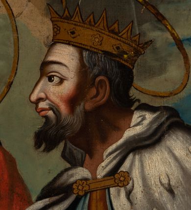 Zdjęcie nr 5: Feretron obrazowy w kształcie stojącego prostokąta w profilowanej ramie ujętej ornamentem rocaille'owym z wplecionymi rozetami. Na awersie św. Jan Chrzciciel w pozycji półsiedzącej, wsparty o drzewo, w trzech czwartych, z głową ukazaną z profilu w lewo. Święty ubrany jest w długi, brązowy płaszcz z elementami włosia, okrywający biodra i lewe ramię, z lewą ręką opuszczoną w dół w geście błogosławieństwa, z prawą wspartą o konar drzewa i przytrzymującą krzyż z banderolą, na której jest napis „ECCE AGNUS DEI”. Nad głową świętego unosi się aureola z promienistą glorią po środku. Obok niego leży muszla, a u stóp baranek. Św. Jan Chrzciciel zwraca się w kierunku trzech, widocznych w prawym, dolnym rogu postaci – dwóch mężczyzn w niebieskim i czerwonym płaszczu oraz w błękitnych zawojach na głowach oraz osłoniętej czerwonym płaszczem kobiety. W tle, po prawej stronie kompozycji widoczne są korony drzew w tym dwóch palm. 

Na rewersie przedstawienie Trzech Króli ukazanych w półpostaciach. Po lewej stronie kompozycji stoi zwrócony w trzech czwartych w lewo ciemnoskóry mężczyzna. Ujętą z profilu twarz charakteryzują wyraziste rysy i zaczerwienione usta i policzki. Ubrany jest w strój dworski składający się z białego żupana ze złotymi obszyciami, przewiązanego granatowym pasem oraz z spiętego pod szyją jasnoróżowego płaszcza ze złotym podszyciem. Głowę mężczyzny osłania biały turban z pióropuszem i wieńczy korona. Prawą rękę wspiera na biodrze, lewą na złotym berle. Pośrodku kompozycji stoi zwrócony na wprost drugi z magów, kierujący głowę w trzech czwartych w prawo. Pociągłą twarz charakteryzują wyraziste rysy o szeroko otwartych oczach, długim nosie, zaróżowionych policzkach oraz krótkim zaroście. Mężczyzna ma na sobie niebieską suknię ze złotym obszyciem dekoltu oraz narzucony na ramiona czerwony płaszcz, na głowie zaś ma biały turban z pióropuszem oraz koronę. Lewą rękę unosi na wysokości piersi. Po prawej stronie obrazu jest zwrócony profilem w prawo trzeci król o lekko pochylonej do przodu sylwetce. Pociągłą twarz charakteryzują wyraziste rysy o dużych oczach, długim nosie, wydatnych ustach, zaróżowionych policzkach i siwym zaroście. Mężczyzna ubrany jest w złotą suknię i spięty pod szyją niebieski płaszcz z gronostajowym kołnierzem. Na głowie jest korona. Król unosi obydwie ręce na wysokości klatki piersiowej, prawą wysuwając nieco do przodu. Głowy magów okalają aureole. Na pierwszym planie, na nakrytym zieloną tkaniną stole, pośród złotych motywów ornamentalnych znajdują się: podłużna szkatuła ze złotymi monetami, globus ze stojącą na nim łódką na kadzidło i leżącym obok kompasem, niewielka książka w niebieskiej oprawie oraz srebrna pyksida. W tle zachmurzone niebo z dużą , sześcioramienną gwiazdą w promieniach w prawym, górnym rogu.    