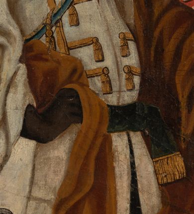 Zdjęcie nr 4: Feretron obrazowy w kształcie stojącego prostokąta w profilowanej ramie ujętej ornamentem rocaille'owym z wplecionymi rozetami. Na awersie św. Jan Chrzciciel w pozycji półsiedzącej, wsparty o drzewo, w trzech czwartych, z głową ukazaną z profilu w lewo. Święty ubrany jest w długi, brązowy płaszcz z elementami włosia, okrywający biodra i lewe ramię, z lewą ręką opuszczoną w dół w geście błogosławieństwa, z prawą wspartą o konar drzewa i przytrzymującą krzyż z banderolą, na której jest napis „ECCE AGNUS DEI”. Nad głową świętego unosi się aureola z promienistą glorią po środku. Obok niego leży muszla, a u stóp baranek. Św. Jan Chrzciciel zwraca się w kierunku trzech, widocznych w prawym, dolnym rogu postaci – dwóch mężczyzn w niebieskim i czerwonym płaszczu oraz w błękitnych zawojach na głowach oraz osłoniętej czerwonym płaszczem kobiety. W tle, po prawej stronie kompozycji widoczne są korony drzew w tym dwóch palm. 

Na rewersie przedstawienie Trzech Króli ukazanych w półpostaciach. Po lewej stronie kompozycji stoi zwrócony w trzech czwartych w lewo ciemnoskóry mężczyzna. Ujętą z profilu twarz charakteryzują wyraziste rysy i zaczerwienione usta i policzki. Ubrany jest w strój dworski składający się z białego żupana ze złotymi obszyciami, przewiązanego granatowym pasem oraz z spiętego pod szyją jasnoróżowego płaszcza ze złotym podszyciem. Głowę mężczyzny osłania biały turban z pióropuszem i wieńczy korona. Prawą rękę wspiera na biodrze, lewą na złotym berle. Pośrodku kompozycji stoi zwrócony na wprost drugi z magów, kierujący głowę w trzech czwartych w prawo. Pociągłą twarz charakteryzują wyraziste rysy o szeroko otwartych oczach, długim nosie, zaróżowionych policzkach oraz krótkim zaroście. Mężczyzna ma na sobie niebieską suknię ze złotym obszyciem dekoltu oraz narzucony na ramiona czerwony płaszcz, na głowie zaś ma biały turban z pióropuszem oraz koronę. Lewą rękę unosi na wysokości piersi. Po prawej stronie obrazu jest zwrócony profilem w prawo trzeci król o lekko pochylonej do przodu sylwetce. Pociągłą twarz charakteryzują wyraziste rysy o dużych oczach, długim nosie, wydatnych ustach, zaróżowionych policzkach i siwym zaroście. Mężczyzna ubrany jest w złotą suknię i spięty pod szyją niebieski płaszcz z gronostajowym kołnierzem. Na głowie jest korona. Król unosi obydwie ręce na wysokości klatki piersiowej, prawą wysuwając nieco do przodu. Głowy magów okalają aureole. Na pierwszym planie, na nakrytym zieloną tkaniną stole, pośród złotych motywów ornamentalnych znajdują się: podłużna szkatuła ze złotymi monetami, globus ze stojącą na nim łódką na kadzidło i leżącym obok kompasem, niewielka książka w niebieskiej oprawie oraz srebrna pyksida. W tle zachmurzone niebo z dużą , sześcioramienną gwiazdą w promieniach w prawym, górnym rogu.    