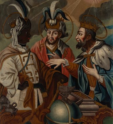 Zdjęcie nr 17: Feretron obrazowy w kształcie stojącego prostokąta w profilowanej ramie ujętej ornamentem rocaille'owym z wplecionymi rozetami. Na awersie św. Jan Chrzciciel w pozycji półsiedzącej, wsparty o drzewo, w trzech czwartych, z głową ukazaną z profilu w lewo. Święty ubrany jest w długi, brązowy płaszcz z elementami włosia, okrywający biodra i lewe ramię, z lewą ręką opuszczoną w dół w geście błogosławieństwa, z prawą wspartą o konar drzewa i przytrzymującą krzyż z banderolą, na której jest napis „ECCE AGNUS DEI”. Nad głową świętego unosi się aureola z promienistą glorią po środku. Obok niego leży muszla, a u stóp baranek. Św. Jan Chrzciciel zwraca się w kierunku trzech, widocznych w prawym, dolnym rogu postaci – dwóch mężczyzn w niebieskim i czerwonym płaszczu oraz w błękitnych zawojach na głowach oraz osłoniętej czerwonym płaszczem kobiety. W tle, po prawej stronie kompozycji widoczne są korony drzew w tym dwóch palm. 

Na rewersie przedstawienie Trzech Króli ukazanych w półpostaciach. Po lewej stronie kompozycji stoi zwrócony w trzech czwartych w lewo ciemnoskóry mężczyzna. Ujętą z profilu twarz charakteryzują wyraziste rysy i zaczerwienione usta i policzki. Ubrany jest w strój dworski składający się z białego żupana ze złotymi obszyciami, przewiązanego granatowym pasem oraz z spiętego pod szyją jasnoróżowego płaszcza ze złotym podszyciem. Głowę mężczyzny osłania biały turban z pióropuszem i wieńczy korona. Prawą rękę wspiera na biodrze, lewą na złotym berle. Pośrodku kompozycji stoi zwrócony na wprost drugi z magów, kierujący głowę w trzech czwartych w prawo. Pociągłą twarz charakteryzują wyraziste rysy o szeroko otwartych oczach, długim nosie, zaróżowionych policzkach oraz krótkim zaroście. Mężczyzna ma na sobie niebieską suknię ze złotym obszyciem dekoltu oraz narzucony na ramiona czerwony płaszcz, na głowie zaś ma biały turban z pióropuszem oraz koronę. Lewą rękę unosi na wysokości piersi. Po prawej stronie obrazu jest zwrócony profilem w prawo trzeci król o lekko pochylonej do przodu sylwetce. Pociągłą twarz charakteryzują wyraziste rysy o dużych oczach, długim nosie, wydatnych ustach, zaróżowionych policzkach i siwym zaroście. Mężczyzna ubrany jest w złotą suknię i spięty pod szyją niebieski płaszcz z gronostajowym kołnierzem. Na głowie jest korona. Król unosi obydwie ręce na wysokości klatki piersiowej, prawą wysuwając nieco do przodu. Głowy magów okalają aureole. Na pierwszym planie, na nakrytym zieloną tkaniną stole, pośród złotych motywów ornamentalnych znajdują się: podłużna szkatuła ze złotymi monetami, globus ze stojącą na nim łódką na kadzidło i leżącym obok kompasem, niewielka książka w niebieskiej oprawie oraz srebrna pyksida. W tle zachmurzone niebo z dużą , sześcioramienną gwiazdą w promieniach w prawym, górnym rogu.    