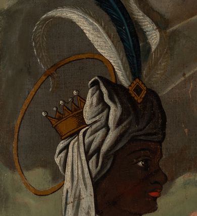 Zdjęcie nr 9: Feretron obrazowy w kształcie stojącego prostokąta w profilowanej ramie ujętej ornamentem rocaille'owym z wplecionymi rozetami. Na awersie św. Jan Chrzciciel w pozycji półsiedzącej, wsparty o drzewo, w trzech czwartych, z głową ukazaną z profilu w lewo. Święty ubrany jest w długi, brązowy płaszcz z elementami włosia, okrywający biodra i lewe ramię, z lewą ręką opuszczoną w dół w geście błogosławieństwa, z prawą wspartą o konar drzewa i przytrzymującą krzyż z banderolą, na której jest napis „ECCE AGNUS DEI”. Nad głową świętego unosi się aureola z promienistą glorią po środku. Obok niego leży muszla, a u stóp baranek. Św. Jan Chrzciciel zwraca się w kierunku trzech, widocznych w prawym, dolnym rogu postaci – dwóch mężczyzn w niebieskim i czerwonym płaszczu oraz w błękitnych zawojach na głowach oraz osłoniętej czerwonym płaszczem kobiety. W tle, po prawej stronie kompozycji widoczne są korony drzew w tym dwóch palm. 

Na rewersie przedstawienie Trzech Króli ukazanych w półpostaciach. Po lewej stronie kompozycji stoi zwrócony w trzech czwartych w lewo ciemnoskóry mężczyzna. Ujętą z profilu twarz charakteryzują wyraziste rysy i zaczerwienione usta i policzki. Ubrany jest w strój dworski składający się z białego żupana ze złotymi obszyciami, przewiązanego granatowym pasem oraz z spiętego pod szyją jasnoróżowego płaszcza ze złotym podszyciem. Głowę mężczyzny osłania biały turban z pióropuszem i wieńczy korona. Prawą rękę wspiera na biodrze, lewą na złotym berle. Pośrodku kompozycji stoi zwrócony na wprost drugi z magów, kierujący głowę w trzech czwartych w prawo. Pociągłą twarz charakteryzują wyraziste rysy o szeroko otwartych oczach, długim nosie, zaróżowionych policzkach oraz krótkim zaroście. Mężczyzna ma na sobie niebieską suknię ze złotym obszyciem dekoltu oraz narzucony na ramiona czerwony płaszcz, na głowie zaś ma biały turban z pióropuszem oraz koronę. Lewą rękę unosi na wysokości piersi. Po prawej stronie obrazu jest zwrócony profilem w prawo trzeci król o lekko pochylonej do przodu sylwetce. Pociągłą twarz charakteryzują wyraziste rysy o dużych oczach, długim nosie, wydatnych ustach, zaróżowionych policzkach i siwym zaroście. Mężczyzna ubrany jest w złotą suknię i spięty pod szyją niebieski płaszcz z gronostajowym kołnierzem. Na głowie jest korona. Król unosi obydwie ręce na wysokości klatki piersiowej, prawą wysuwając nieco do przodu. Głowy magów okalają aureole. Na pierwszym planie, na nakrytym zieloną tkaniną stole, pośród złotych motywów ornamentalnych znajdują się: podłużna szkatuła ze złotymi monetami, globus ze stojącą na nim łódką na kadzidło i leżącym obok kompasem, niewielka książka w niebieskiej oprawie oraz srebrna pyksida. W tle zachmurzone niebo z dużą , sześcioramienną gwiazdą w promieniach w prawym, górnym rogu.    