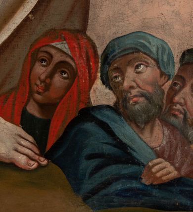 Zdjęcie nr 15: Feretron obrazowy w kształcie stojącego prostokąta w profilowanej ramie ujętej ornamentem rocaille&#039;owym z wplecionymi rozetami. Na awersie św. Jan Chrzciciel w pozycji półsiedzącej, wsparty o drzewo, w trzech czwartych, z głową ukazaną z profilu w lewo. Święty ubrany jest w długi, brązowy płaszcz z elementami włosia, okrywający biodra i lewe ramię, z lewą ręką opuszczoną w dół w geście błogosławieństwa, z prawą wspartą o konar drzewa i przytrzymującą krzyż z banderolą, na której jest napis „ECCE AGNUS DEI”. Nad głową świętego unosi się aureola z promienistą glorią po środku. Obok niego leży muszla, a u stóp baranek. Św. Jan Chrzciciel zwraca się w kierunku trzech, widocznych w prawym, dolnym rogu postaci – dwóch mężczyzn w niebieskim i czerwonym płaszczu oraz w błękitnych zawojach na głowach oraz osłoniętej czerwonym płaszczem kobiety. W tle, po prawej stronie kompozycji widoczne są korony drzew w tym dwóch palm. 

Na rewersie przedstawienie Trzech Króli ukazanych w półpostaciach. Po lewej stronie kompozycji stoi zwrócony w trzech czwartych w lewo ciemnoskóry mężczyzna. Ujętą z profilu twarz charakteryzują wyraziste rysy i zaczerwienione usta i policzki. Ubrany jest w strój dworski składający się z białego żupana ze złotymi obszyciami, przewiązanego granatowym pasem oraz z spiętego pod szyją jasnoróżowego płaszcza ze złotym podszyciem. Głowę mężczyzny osłania biały turban z pióropuszem i wieńczy korona. Prawą rękę wspiera na biodrze, lewą na złotym berle. Pośrodku kompozycji stoi zwrócony na wprost drugi z magów, kierujący głowę w trzech czwartych w prawo. Pociągłą twarz charakteryzują wyraziste rysy o szeroko otwartych oczach, długim nosie, zaróżowionych policzkach oraz krótkim zaroście. Mężczyzna ma na sobie niebieską suknię ze złotym obszyciem dekoltu oraz narzucony na ramiona czerwony płaszcz, na głowie zaś ma biały turban z pióropuszem oraz koronę. Lewą rękę unosi na wysokości piersi. Po prawej stronie obrazu jest zwrócony profilem w prawo trzeci król o lekko pochylonej do przodu sylwetce. Pociągłą twarz charakteryzują wyraziste rysy o dużych oczach, długim nosie, wydatnych ustach, zaróżowionych policzkach i siwym zaroście. Mężczyzna ubrany jest w złotą suknię i spięty pod szyją niebieski płaszcz z gronostajowym kołnierzem. Na głowie jest korona. Król unosi obydwie ręce na wysokości klatki piersiowej, prawą wysuwając nieco do przodu. Głowy magów okalają aureole. Na pierwszym planie, na nakrytym zieloną tkaniną stole, pośród złotych motywów ornamentalnych znajdują się: podłużna szkatuła ze złotymi monetami, globus ze stojącą na nim łódką na kadzidło i leżącym obok kompasem, niewielka książka w niebieskiej oprawie oraz srebrna pyksida. W tle zachmurzone niebo z dużą , sześcioramienną gwiazdą w promieniach w prawym, górnym rogu.    