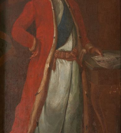 Zdjęcie nr 2: Obraz w kształcie stojącego prostokąta ujętego dekoracyjną ramą z uszakami, motywem paludamentum oraz wyobrażeniem Orderu Orła Białego przedstawia całopostaciową sylwetkę Franciszka Szwracenberg-Czernego. Twarz, zwróconego w trzech czwartych w prawo mężczyzny charakteryzują pozbawione idealizacji cechy portretowe o długim, zaokrąglonym na końcu nosie, lekko podkrążonych oczach, szerokich ustach, spiczastych wąsach, bruzdach na czole oraz wydatnym podbródku. Ubrany jest on w długi, biały żupan przewiązany czerwonym pasem kontuszowym oraz czerwoną, podszytą futrem gronostajowym delię. Przez piersi przewieszona jest błękitna szarfa będąca fragmentem garnituru Orderu Orła Białego. U lewego boku przypięta jest szabla. Prawą rękę wspiera na biodrze, lewą, w której trzyma rysunek fasady kościoła, na niewielkim stoliku o wygiętych nogach. W tle, po lewej stronie kompozycji widoczna jest granatowa, obszyta złotą frędzlą kotara.     